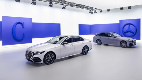 Die neue C-Klasse präsentiert sich mit einem umfangreichen Upgrade und verbindet ein geschärftes Design mit noch mehr Komfort, Digitalisierung und intelligenter Technologie.
Zu den Highlights zählen der neue Mercedes-Benz Grill mit beleuchteter Kontur, die markante Lichtsignatur mit Mercedes-Benz Sternen sowie ein hochwertig weiterentwickelter Innenraum. Das intelligente Cockpit mit 12,3-Zoll-Fahrerdisplay, Head-up-Display und KI-basiertem MBUX Virtual Assistant sorgt für ein modernes digitales Fahrerlebnis.
Auch technisch wurde die C-Klasse weiterentwickelt: Der Plug-in-Hybrid ermöglicht über 100 Kilometer elektrische Reichweite (WLTP). Die optionale Hinterachslenkung mit bis zu 2,5° Lenkwinkel sowie die neueste Generation der Fahr- und Parkassistenzsysteme bis Level 2+ sorgen für zusätzliche Agilität und Unterstützung im Alltag.
Unsere Verkaufsteams beraten Sie gerne persönlich und erstellen Ihnen ein individuelles Angebot.  Mehr zur C-Klasse Limousine  Mehr zum C-Klasse T-Modell
