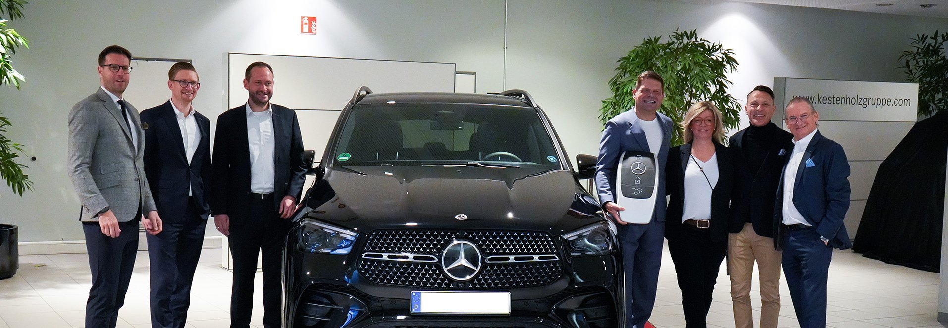 Wir freuen uns, eine besondere Partnerschaft bekanntgeben zu dürfen: Kestenholz ist ab sofort offizieller Mobilitätspartner von Radsportlegende Jan Ullrich!  Am 09. Januar 2025 durften wir ihm im Mercedes-Benz Zentrum Freiburg einen Mercedes-Benz GLE übergeben, mit dem er zukünftig stilvoll und komfortabel unterwegs sein wird.
Jan Ullrich hat im Laufe seiner Karriere Außergewöhnliches erreicht und steht für Ausdauer und Leidenschaft – Eigenschaften, die auch uns inspirieren. Wir freuen uns auf die gemeinsame Partnerschaft mit spannenden Projekten im kommenden Jahr und wünschen gute Fahrt.
 Bild (v.l.n.r.): Daniel Kestenholz (Leiter Immobilien Kestenholz Immobilien AG), Thomas Kestenholz (CEO Kestenholz Gruppe), Tobias Dräger (Centerleiter Kestenholz GmbH), Jan Ullrich, Petra Schirm-Thöne (Marketing Kestenholz GmbH), Eric Hoeser (Verkaufsberater Kestenholz GmbH) und Stephan Kestenholz (Präsident des Verwaltungsrates Kestenholz Automotive Holding AG)