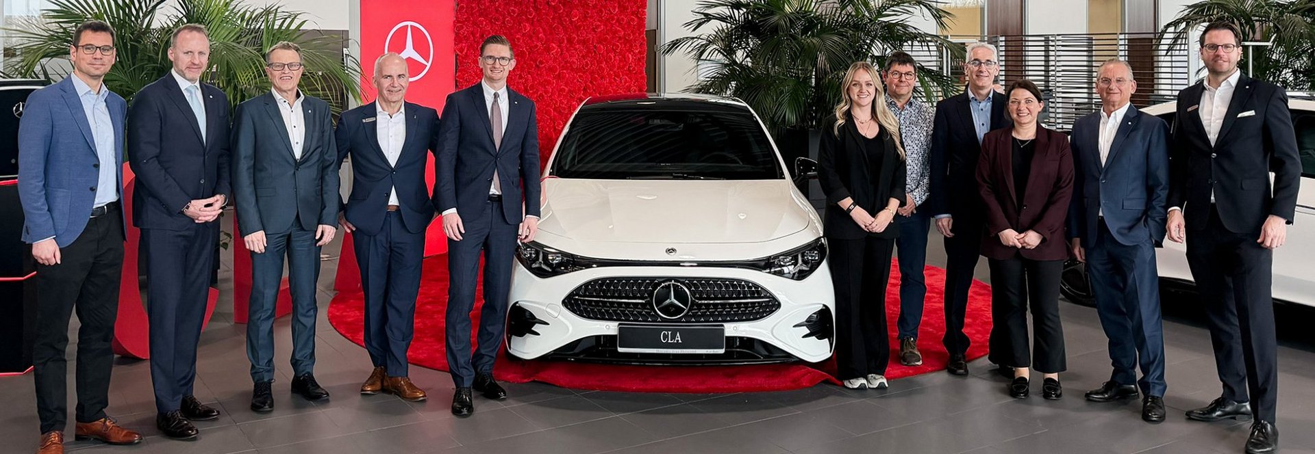 Die Kestenholz Gruppe setzt ihren Wachstumskurs fort und erweitert ihr Standortnetzwerk um eine weitere traditionsreiche Niederlassung: Zum 1. November 2026 wird die Mercedes-Benz-Niederlassung in Aachen Teil der Kestenholz Welt.
Der Standort in der Gneisenaustraße 42 &amp; 46 wird künftig unter dem Namen Kestenholz Aachen GmbH geführt und dem Wirtschaftsraum Rheinland zugeordnet. Die Mietverträge für die Einmietstandorte in Eschweiler und Düren der Niederlassung werden übernommen.
 Traditionsstandort mit über 100 Jahren Geschichte
Die Geschichte der Niederlassung Aachen reicht bis in das Jahr 1912 zurück. Bereits zur Fusion von Daimler und Benz im Jahr 1926 beschäftigte die Verkaufsstelle neun Angestellte und 18 Arbeiter. In den folgenden Jahrzehnten wurde der Standort kontinuierlich durch Umzüge, Erweiterungen und Investitionen weiterentwickelt.&nbsp;Im Jahr 2012 feierte der Betrieb sein 100-jähriges Bestehen. Heute präsentiert sich die Niederlassung als moderner Automobilstandort mit zeitgemäßer Infrastruktur und einem hochwertigen Showroom.
 Starke Mannschaft bleibt an Bord
Aktuell sind rund 160 Mitarbeitende am Standort Aachen beschäftigt, die im Zuge der Übernahme in die Kestenholz Gruppe integriert werden. Das Leistungsportfolio umfasst Angebote rund um Pkw, Vans, smart sowie Mercedes-Benz Rent.&nbsp;Der bisherige Standortleiter, Herr Kunsmann, wird weiterhin als Centerleiter tätig sein und die Entwicklung des Standorts begleiten.
 Ausbau der Präsenz im Rheinland
Mit der Integration der Niederlassung Aachen stärkt die Kestenholz Gruppe gezielt ihre Präsenz im Wirtschaftsraum Rheinland - und&nbsp;wächst damit auf insgesamt rund 1.650 Mitarbeitende an 24 Standorten.&nbsp;  Foto (v.l.n.r.):&nbsp;Michael Haizmann (M&amp;A),&nbsp;Christian Coutelle (COO Kestenholz),&nbsp;Daniel Fuchs (CFO Kestenholz),&nbsp;Johannes Kunsmann (Niederlassungsleiter Aachen),&nbsp;Thomas Kestenholz (CEO Kestenholz),&nbsp;Isabell Kannakowski (Betriebsrat),&nbsp;Walter Ganser (Betriebsratsvorsitzender),&nbsp;Thorsten Kühlmann (M&amp;A / Projektleiter),&nbsp;Loretta Lang (Legal M&amp;A),&nbsp;Stephan Kestenholz (Präsident des Verwaltungsrates),&nbsp;Daniel Kestenholz (Leiter Immobilien Kestenholz)&nbsp;&nbsp; &nbsp; &nbsp;&nbsp;
&nbsp; &nbsp;&nbsp;&nbsp;&nbsp;&nbsp;&nbsp;&nbsp;&nbsp;&nbsp;&nbsp;&nbsp;&nbsp;&nbsp;&nbsp;