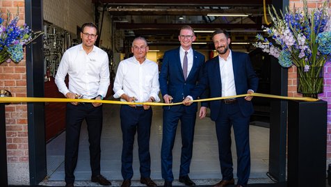Die Kestenholz Gruppe hat am Vorabend in Pratteln ihr neu gestaltetes Home of Stars eröffnet. Aus dem bisherigen Classic Center an der Güterstrasse 80 ist ein exklusives Kompetenz- und Erlebniszentrum für aussergewöhnliche Fahrzeuge von Mercedes-Benz entstanden. Das Angebot umfasst Topmodelle wie die S-Klasse und die G-Klasse sowie den SL. Hinzu kommen Fahrzeuge von Mercedes-AMG und Mercedes-Maybach sowie ausgewählte Klassiker und Markenikonen. Auch smart und der britische Sportwagenhersteller Morgan bleiben mit eigenständigen Auftritten am Standort vertreten.
Das Kompetenzzentrum verbindet Beratung, Verkauf, spezialisierte Serviceleistungen und ein hochwertiges Kundenerlebnis. Mit dem Home of Stars erhalten die Top-End Vehicles von Mercedes-Benz ein eigenes Center mit einer exklusiven Marken- und Erlebniswelt. Pratteln gehört damit zu den wenigen Standorten weltweit, die diesen besonderen Fahrzeugen einen eigenständigen Showroom widmen. Ergänzt wird das Konzept durch die integrierte Mercedes-Benz Classic-Welt und zwei spezialisierte Werkstätten: eine für klassische Automobile und eine für Mercedes-AMG sowie aktuelle Modelle.
«Mit dem Home of Stars schaffen wir einen Treffpunkt, an dem die Faszination des Sterns in ihrer ganzen Vielfalt erlebbar ist. Hier treffen aktuelle und historische Topmodelle auf massgeschneiderte Beratung und umfassende Serviceleistungen. Damit setzen wir ein sichtbares Zeichen für unsere langjährige Verbundenheit mit Mercedes-Benz und für die Zukunft des Standorts Pratteln», sagt Thomas Kestenholz, CEO der Kestenholz Gruppe.
Das Konzept richtet sich an Kundinnen und Kunden moderner Premiumfahrzeuge ebenso wie an Liebhaberinnen und Liebhaber klassischer Automobile. Darüber hinaus soll das Kompetenzzentrum zu einem Ort der Begegnung und der gemeinsamen Begeisterung für aussergewöhnliche Fahrzeuge werden.
Eröffnungsfeier als Erlebnis für alle Sinne Knapp 700 Gäste nahmen an der Eröffnungsfeier teil. Kestenholz begrüsste Persönlichkeiten aus Politik und Automobilbranche, Vertreterinnen und Vertreter von Mercedes-Benz und smart, Geschäftspartnerinnen und Geschäftspartner, Medienschaffende sowie zahlreiche Kundinnen, Kunden und Mitarbeitende.
Die Veranstaltung war als multisensorisches Erlebnis gestaltet. Die Gäste erhielten dabei Einblicke in die neu gestalteten Ausstellungsbereiche und die beiden hochspezialisierten Werkstätten. Ausgewählte Special Cars wie ein AMG GT63 4-Türer Coupé Vorserienfahrzeug, aktuelle Spitzenmodelle und historische Legenden wie der Mercedes-Benz W 196 R Stromlinienwagen, der Benz Patent-Motorwagen Nummer 1 und der Mercedes-Benz 300 SEL 6.3 «Rote Sau» machten die Verbindung von automobiler Tradition und Zukunft erlebbar. Persönliche Begegnungen, fachlicher Austausch und ein festliches Rahmenprogramm prägten den Abend.
Zugleich griff die Veranstaltung thematisch drei bedeutende Jubiläen auf: 140 Jahre Innovation seit der Erfindung des Automobils, 130 Jahre Lkw-Geschichte und 100 Jahre Mercedes-Benz. Diese Jubiläen verbinden 2026 die Geschichte der Personenwagen und Nutzfahrzeuge mit Blick auf die Mobilität von morgen. Mercedes-Benz führt das Jahr offiziell unter dem Leitmotiv «140 Years of Innovation» und Mercedes-Benz Trucks erinnert an die Präsentation des ersten Lastwagens durch Gottlieb Daimler im Jahr 1896.
«Dass wir die Eröffnung gemeinsam mit knapp 700 Gästen feiern durften, erfüllt uns mit grosser Freude und Stolz», sagt Stefan Stocker, Geschäftsleiter Pkw der Kestenholz Automobil AG. «Die vielen positiven Rückmeldungen zeigen uns, welche Begeisterung dieser besondere Ort auslöst.»