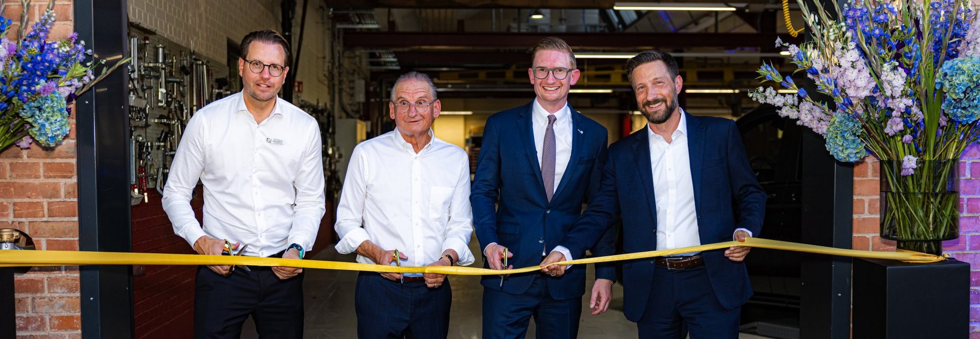Die Kestenholz Gruppe hat am Vorabend in Pratteln ihr neu gestaltetes Home of Stars eröffnet. Aus dem bisherigen Classic Center an der Güterstrasse 80 ist ein exklusives Kompetenz- und Erlebniszentrum für aussergewöhnliche Fahrzeuge von Mercedes-Benz entstanden. Das Angebot umfasst Topmodelle wie die S-Klasse und die G-Klasse sowie den SL. Hinzu kommen Fahrzeuge von Mercedes-AMG und Mercedes-Maybach sowie ausgewählte Klassiker und Markenikonen. Auch smart und der britische Sportwagenhersteller Morgan bleiben mit eigenständigen Auftritten am Standort vertreten.
Das Kompetenzzentrum verbindet Beratung, Verkauf, spezialisierte Serviceleistungen und ein hochwertiges Kundenerlebnis. Mit dem Home of Stars erhalten die Top-End Vehicles von Mercedes-Benz ein eigenes Center mit einer exklusiven Marken- und Erlebniswelt. Pratteln gehört damit zu den wenigen Standorten weltweit, die diesen besonderen Fahrzeugen einen eigenständigen Showroom widmen. Ergänzt wird das Konzept durch die integrierte Mercedes-Benz Classic-Welt und zwei spezialisierte Werkstätten: eine für klassische Automobile und eine für Mercedes-AMG sowie aktuelle Modelle.
«Mit dem Home of Stars schaffen wir einen Treffpunkt, an dem die Faszination des Sterns in ihrer ganzen Vielfalt erlebbar ist. Hier treffen aktuelle und historische Topmodelle auf massgeschneiderte Beratung und umfassende Serviceleistungen. Damit setzen wir ein sichtbares Zeichen für unsere langjährige Verbundenheit mit Mercedes-Benz und für die Zukunft des Standorts Pratteln», sagt Thomas Kestenholz, CEO der Kestenholz Gruppe.
Das Konzept richtet sich an Kundinnen und Kunden moderner Premiumfahrzeuge ebenso wie an Liebhaberinnen und Liebhaber klassischer Automobile. Darüber hinaus soll das Kompetenzzentrum zu einem Ort der Begegnung und der gemeinsamen Begeisterung für aussergewöhnliche Fahrzeuge werden.
Eröffnungsfeier als Erlebnis für alle Sinne Knapp 700 Gäste nahmen an der Eröffnungsfeier teil. Kestenholz begrüsste Persönlichkeiten aus Politik und Automobilbranche, Vertreterinnen und Vertreter von Mercedes-Benz und smart, Geschäftspartnerinnen und Geschäftspartner, Medienschaffende sowie zahlreiche Kundinnen, Kunden und Mitarbeitende.
Die Veranstaltung war als multisensorisches Erlebnis gestaltet. Die Gäste erhielten dabei Einblicke in die neu gestalteten Ausstellungsbereiche und die beiden hochspezialisierten Werkstätten. Ausgewählte Special Cars wie ein AMG GT63 4-Türer Coupé Vorserienfahrzeug, aktuelle Spitzenmodelle und historische Legenden wie der Mercedes-Benz W 196 R Stromlinienwagen, der Benz Patent-Motorwagen Nummer 1 und der Mercedes-Benz 300 SEL 6.3 «Rote Sau» machten die Verbindung von automobiler Tradition und Zukunft erlebbar. Persönliche Begegnungen, fachlicher Austausch und ein festliches Rahmenprogramm prägten den Abend.
Zugleich griff die Veranstaltung thematisch drei bedeutende Jubiläen auf: 140 Jahre Innovation seit der Erfindung des Automobils, 130 Jahre Lkw-Geschichte und 100 Jahre Mercedes-Benz. Diese Jubiläen verbinden 2026 die Geschichte der Personenwagen und Nutzfahrzeuge mit Blick auf die Mobilität von morgen. Mercedes-Benz führt das Jahr offiziell unter dem Leitmotiv «140 Years of Innovation» und Mercedes-Benz Trucks erinnert an die Präsentation des ersten Lastwagens durch Gottlieb Daimler im Jahr 1896.
«Dass wir die Eröffnung gemeinsam mit knapp 700 Gästen feiern durften, erfüllt uns mit grosser Freude und Stolz», sagt Stefan Stocker, Geschäftsleiter Pkw der Kestenholz Automobil AG. «Die vielen positiven Rückmeldungen zeigen uns, welche Begeisterung dieser besondere Ort auslöst.»