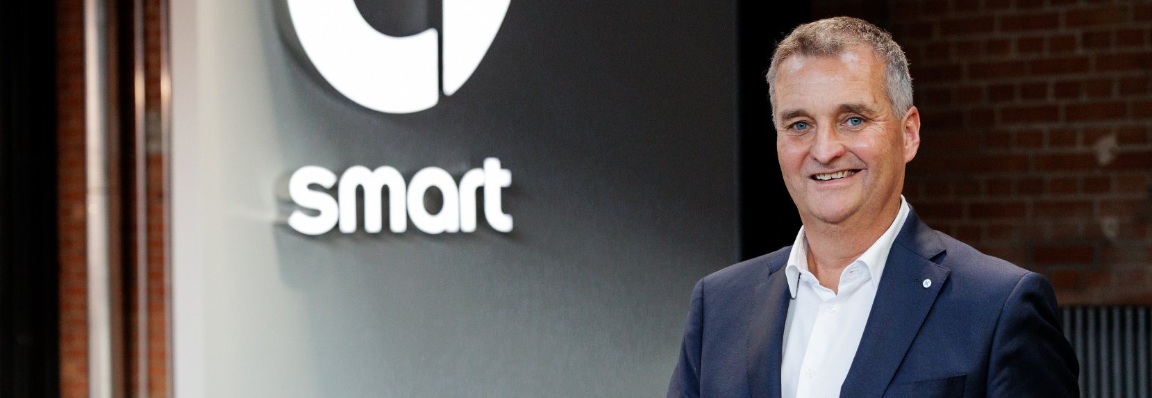 smart Europe GmbH würdigt mit diesem Award besonders erfolgreiche smart Expert*innen, die mit aussergewöhnlichen Verkaufsleistungen überzeugen.  Im Jahr 2025 gehörte Thomas mit über 100 verkauften Fahrzeugen zu den Top-Sellern der smart Modelle #1, #3 und #5 in der gesamten Schweiz. Ein beeindruckender Erfolg, der zeigt, was möglich ist, wenn Engagement, Fachkompetenz und Leidenschaft zusammenkommen.  Die Auszeichnung wurde persönlich im Rahmen des Besuchs von Konrad Schütz (Sales + Product Manager smart Schweiz) sowie drei Vertreter*innen von smart Europe GmbH überreicht.  Herzliche Gratulation zu diesem grossartigen Erfolg – und vielen Dank für den täglichen Einsatz, das Engagement und die Begeisterung für smart.