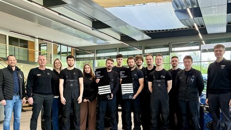 Die Kestenholz Gruppe wurde für sämtliche Mercedes-Benz Standorte in Deutschland mit dem Prädikat „Service mit Stern®“ ausgezeichnet. Die Ehrung wird jährlich vom Mercedes-Benz Cars Vertrieb Deutschland (MBVD) an Vertriebspartner vergeben, die im Rahmen interner Kundenzufriedenheitsbefragungen mit einer besonders hohen Servicequalität überzeugen.
Die Auszeichnung aller deutschen Standorte unterstreicht den hohen Anspruch der Kestenholz Gruppe, Kundinnen und Kunden an jedem Standort mit erstklassigem Service, persönlicher Betreuung und verlässlicher Unterstützung zu begleiten. Sie bestätigt zugleich das tägliche Engagement der Mitarbeitenden, die mit Kompetenz, Leidenschaft und Kundennähe für ein herausragendes Serviceerlebnis sorgen.
„Höchste Kundenzufriedenheit ist für uns der Maßstab unseres täglichen Handelns“, sagt Thomas Kestenholz, CEO der Kestenholz Gruppe. „Dass alle unsere Standorte in Deutschland mit dem Prädikat Service mit Stern® ausgezeichnet wurden, macht uns stolz. Es zeigt, dass unser Anspruch – Kundinnen und Kunden zu überzeugen und zu Fans zu machen – in allen Regionen gelebt wird.“

Servicequalität, die Kundinnen und Kunden überzeugt.
Das Qualitätsprogramm „Service mit Stern®“ macht exzellenten Kundenservice sichtbar und basiert auf dem direkten Feedback der Kundinnen und Kunden. Regelmäßige interne Kundenzufriedenheitsbefragungen liefern wertvolle Erkenntnisse zur Servicequalität und bilden die Grundlage für die Vergabe der Auszeichnung.
Dabei geht es um weit mehr als die fachgerechte Durchführung von Serviceleistungen. Bewertet werden unter anderem die persönliche Betreuung, die Zuverlässigkeit der Prozesse, die Transparenz der Kommunikation sowie das gesamte Kundenerlebnis während des Serviceaufenthalts.
Die Auszeichnung zeigt, dass die Kestenholz Gruppe diesen hohen Anspruch deutschlandweit erfüllt und ihren Kundinnen und Kunden an allen Standorten ein Serviceerlebnis auf höchstem Niveau bietet.

Anerkennung für die Teams an allen Standorten.
Für die Kestenholz Gruppe ist die Auszeichnung vor allem eine Würdigung der Menschen hinter dem Service. Ob in der Kundenannahme, in der Werkstatt, im Teile- und Zubehörbereich oder in der Kundenbetreuung – jeden Tag leisten zahlreiche Mitarbeitende einen entscheidenden Beitrag dazu, Erwartungen nicht nur zu erfüllen, sondern zu übertreffen.
Die Auszeichnung „Service mit Stern®“ ist deshalb auch ein Dank an alle Teams, die mit ihrem Einsatz, ihrer Professionalität und ihrer Leidenschaft maßgeblich zu diesem Erfolg beigetragen haben.

Ansporn für die Zukunft.
Die Kestenholz Gruppe versteht die Auszeichnung nicht nur als Anerkennung der bisherigen Leistung, sondern auch als Motivation, den eigenen Qualitätsanspruch konsequent weiterzuentwickeln.
Das Ziel bleibt unverändert: Kundinnen und Kunden mit exzellentem Service zu begeistern, langfristige Beziehungen aufzubauen und an jedem Standort ein Serviceerlebnis zu schaffen, das Vertrauen schafft und nachhaltig überzeugt.