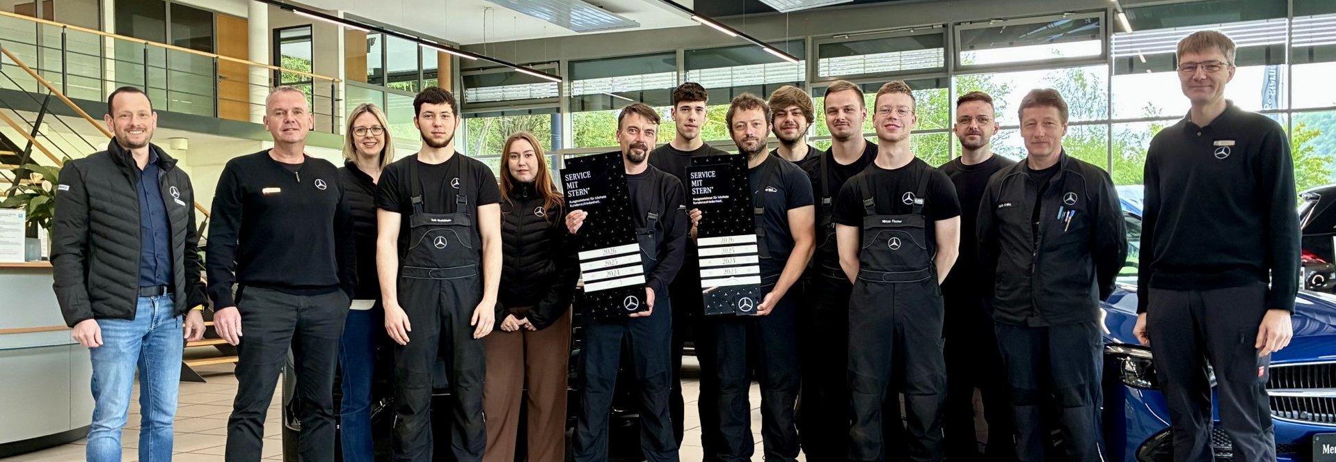 Die Kestenholz Gruppe wurde für sämtliche Mercedes-Benz Standorte in Deutschland mit dem Prädikat „Service mit Stern®“ ausgezeichnet. Die Ehrung wird jährlich vom Mercedes-Benz Cars Vertrieb Deutschland (MBVD) an Vertriebspartner vergeben, die im Rahmen interner Kundenzufriedenheitsbefragungen mit einer besonders hohen Servicequalität überzeugen.
Die Auszeichnung aller deutschen Standorte unterstreicht den hohen Anspruch der Kestenholz Gruppe, Kundinnen und Kunden an jedem Standort mit erstklassigem Service, persönlicher Betreuung und verlässlicher Unterstützung zu begleiten. Sie bestätigt zugleich das tägliche Engagement der Mitarbeitenden, die mit Kompetenz, Leidenschaft und Kundennähe für ein herausragendes Serviceerlebnis sorgen.
„Höchste Kundenzufriedenheit ist für uns der Maßstab unseres täglichen Handelns“, sagt Thomas Kestenholz, CEO der Kestenholz Gruppe. „Dass alle unsere Standorte in Deutschland mit dem Prädikat Service mit Stern® ausgezeichnet wurden, macht uns stolz. Es zeigt, dass unser Anspruch – Kundinnen und Kunden zu überzeugen und zu Fans zu machen – in allen Regionen gelebt wird.“

Servicequalität, die Kundinnen und Kunden überzeugt.
Das Qualitätsprogramm „Service mit Stern®“ macht exzellenten Kundenservice sichtbar und basiert auf dem direkten Feedback der Kundinnen und Kunden. Regelmäßige interne Kundenzufriedenheitsbefragungen liefern wertvolle Erkenntnisse zur Servicequalität und bilden die Grundlage für die Vergabe der Auszeichnung.
Dabei geht es um weit mehr als die fachgerechte Durchführung von Serviceleistungen. Bewertet werden unter anderem die persönliche Betreuung, die Zuverlässigkeit der Prozesse, die Transparenz der Kommunikation sowie das gesamte Kundenerlebnis während des Serviceaufenthalts.
Die Auszeichnung zeigt, dass die Kestenholz Gruppe diesen hohen Anspruch deutschlandweit erfüllt und ihren Kundinnen und Kunden an allen Standorten ein Serviceerlebnis auf höchstem Niveau bietet.

Anerkennung für die Teams an allen Standorten.
Für die Kestenholz Gruppe ist die Auszeichnung vor allem eine Würdigung der Menschen hinter dem Service. Ob in der Kundenannahme, in der Werkstatt, im Teile- und Zubehörbereich oder in der Kundenbetreuung – jeden Tag leisten zahlreiche Mitarbeitende einen entscheidenden Beitrag dazu, Erwartungen nicht nur zu erfüllen, sondern zu übertreffen.
Die Auszeichnung „Service mit Stern®“ ist deshalb auch ein Dank an alle Teams, die mit ihrem Einsatz, ihrer Professionalität und ihrer Leidenschaft maßgeblich zu diesem Erfolg beigetragen haben.

Ansporn für die Zukunft.
Die Kestenholz Gruppe versteht die Auszeichnung nicht nur als Anerkennung der bisherigen Leistung, sondern auch als Motivation, den eigenen Qualitätsanspruch konsequent weiterzuentwickeln.
Das Ziel bleibt unverändert: Kundinnen und Kunden mit exzellentem Service zu begeistern, langfristige Beziehungen aufzubauen und an jedem Standort ein Serviceerlebnis zu schaffen, das Vertrauen schafft und nachhaltig überzeugt.