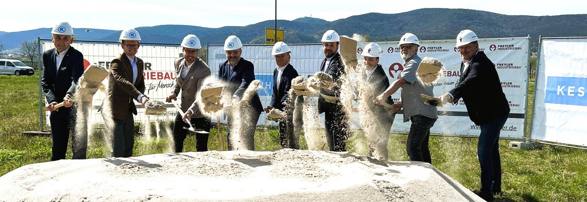 Am 8. April 2025 erfolgte der Spatenstich für das neue Center in Neustadt an der Weinstraße. Gemeinsam mit dem Bürgermeister der Stadt, Marc Weigel, und der beauftragten Baufirma Freyler Industriebau gab die Familie Kestenholz den Startschuss für das Bauprojekt. Die Kunden erwartet ein mehr als 6.000 qm großes Kundencenter mit VIP-Lounge und einer hochmodernen Serviceannahme. Diese Projekt wird nach den neuesten Mercedes-Benz Standards durchgeführ. Die Kestenholz Gruppe investiert einen zweistelligen Millionenbetrag - in den Standort Neustadt und für die Zukunft des Automobils.