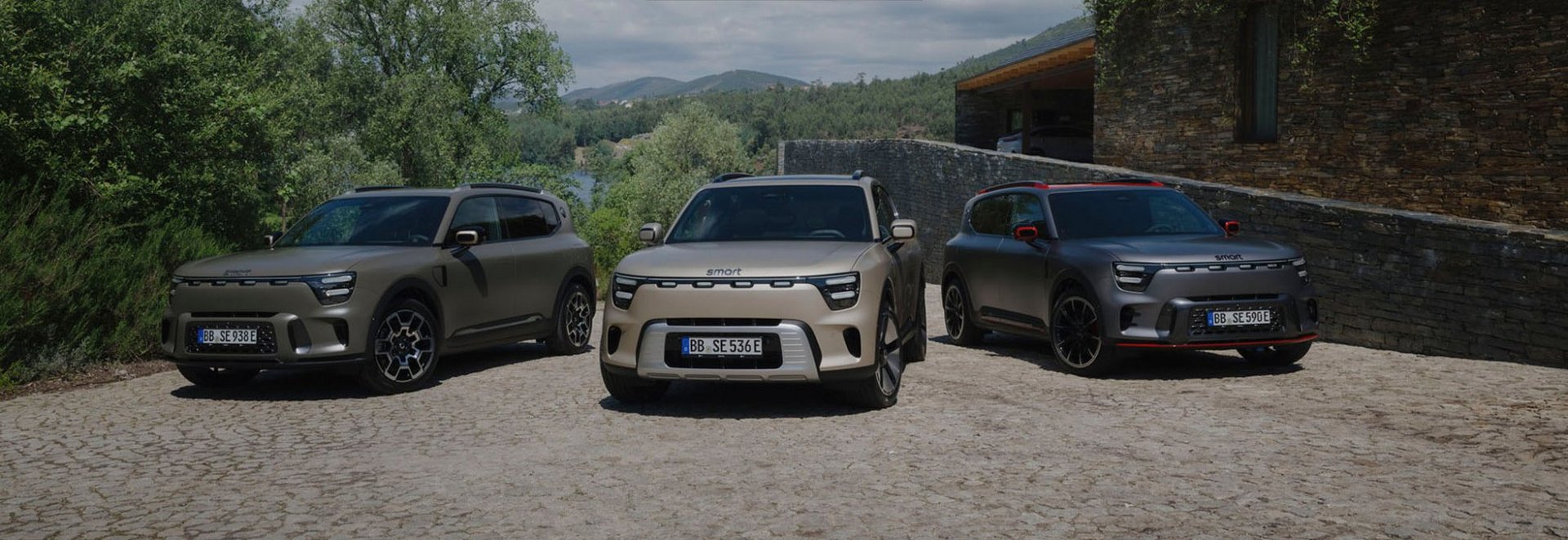 Der vollelektrische smart #51&nbsp;wurde von Euro NCAP2 als „Best in Class“ unter den 2025 getesteten großen SUVs ausgezeichnet. Damit erzielt das Modell die höchste Gesamtwertung seiner Klasse im aktuellen Testjahr.&nbsp;  Mit 93 % in der Kindersicherheit, 92 % bei den Assistenzsystemen, 88 % beim Insassenschutz und 84 % beim Schutz von schwächeren Verkehrsteilnehmer setzte sich der smart #5 an die Spitze aller getesteten großen SUVs.
Besonders hervorzuheben ist die Kombination aus robuster Stahl-Aluminium-Hybridstruktur, sieben Airbags sowie modernsten Assistenzsystemen, darunter ein autonomes Notbremssystem, Notfall-Spurhalteassistent und Child Presence Detection mit Millimeterwellenradar.
Damit unterstreicht smart seinen Anspruch, innovative Elektromobilität mit höchstem Sicherheitsstandard zu verbinden. Wie bereits die Modelle smart #1 und #3 erhält auch der smart #5 die Fünf-Sterne-Bewertung von Euro NCAP.  &nbsp;
1Energieverbrauch kombiniert in kWh/100 km (WLTP): 18,5 (Pro), 18,4 (Pro+/Premium), 19,9 (BRABUS, Pulse, Summit Edition); CO2-Emissionen kombiniert (während des Betriebs des PKW) in g/km (WLTP): 0; CO2-Klasse: A; elektrische Reichweite (WLTP) in km: 465 (Pro), 590 (Pro+/Premium), 540 (BRABUS/Pulse/Summit Edition). 2Details zu den „Best in Class Awards” von Euro NCAP unter:&nbsp;https://www.euroncap.com/en/ratings-rewards/best-in-class-cars/2025/.
