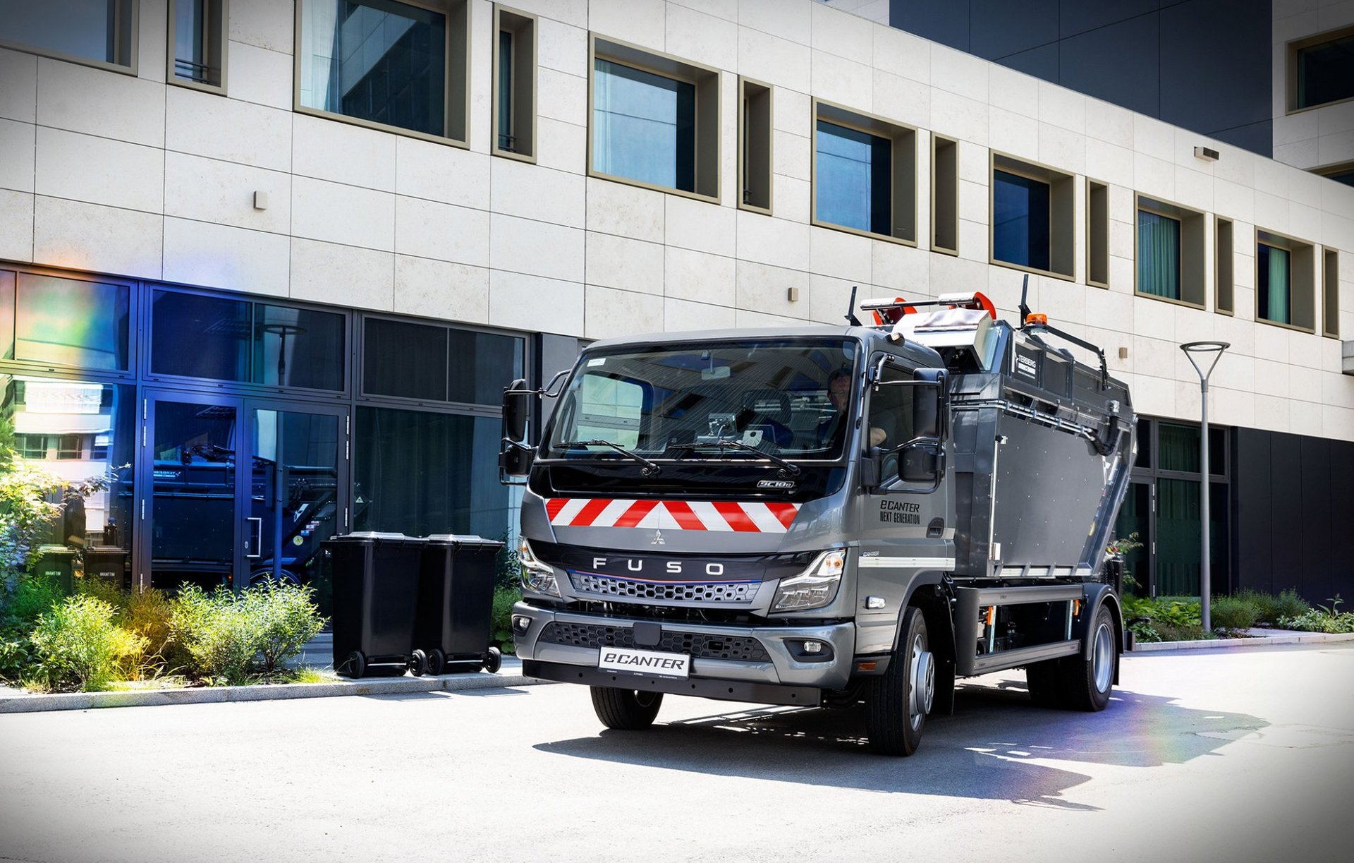 Vollelektrischer Lkw
2.000,- € pro Fahrzeug im Jahr
Für jeden vollelektrischen Lkw unter 12 t&nbsp;erhalten Sie garantiert 2.000,- € pro Jahr CO²-Prämie.&nbsp;