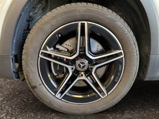 [all]Werksgarantie bis 18.05.2028 / Gratisservice 10 Jahre oder 100'000 Km, Reparaturservice 3 Jahre oder 100'000 Km ab 1.Inv. / zzgl. Ablieferungspauschale CHF 540.-[/all]


[all]

[/all]&nbsp; Airbag: Airbag Fahrer und BeifahrerAirbag: Kneebag f&uuml;r FahrerAirbag: Seitenairbag f&uuml;r Fahrer und BeifahrerAirbag: Window-KopfairbagsAntiblockiersystem (ABS)Antriebsschlupfregelung (ASR)Assist: Mercedes-Benz NotrufsystemAssist: TempomatBordcomputerBordkantenzierst&auml;be und Fenstereinfassungen in SchwarzDachhimmel Stoff in KristallgrauDachreling in poliertem AluminiumDrehzahlmesserEinstiegsleisten mit "Mercedes-Benz" SchriftzugElektrische Fensterheber vorneElektronisches Stabilit&auml;ts-Programm (ESP)EntryFussmatten VeloursGep&auml;cknetz an der R&uuml;cklehne des Fahrer- und BeifahrersitzesGetriebe: 8G-DCTHeckscheiben-Wisch-/WaschanlageHeckscheibenheizungKlima: Klimatisierungsautomatik THERMATICKopfst&uuml;tzenK&uuml;hlerverkleidung mit mittigem Mercedes-Benz Stern und vier Einzellamellen in IridiumsilberLackierung: Uni-Lackierung PolarweissLicht: Drittes BremslichtLicht: NebelschlussleuchteMERCEDES-BENZ MOBILIT&Auml;TMERCEDES-SWISS-INTEGRALMedia: Digitales Radio (DAB)Media: Display mit 10,25'' BildschirmdiagonaleMedia: Erweiterte MBUX FunktionenMedia: Vorr&uuml;stung f&uuml;r Live Traffic InformationMedia: Vorr&uuml;stung f&uuml;r NavigationsdiensteOptischer Unterfahrschutz vorn und hinten in SilberPaket: Licht- und SichtpaketPowerdomes auf MotorhaubeR&auml;der: Leichtmetallr&auml;der 17'' im 5-Doppelspeichen-DesignR&auml;der: ReifendruckkontrolleSchalen f&uuml;r Radhaus und Seitensch&uuml;rze in Schwarz granuliertServolenkungSicherheitsgurte 3-PunktSitze: Fondsitzlehnen im Verh&auml;ltnis 40/20/40 klappbarWegfahrsperre elektronischZentralverriegelung mit Fernbedienung AMG Line Advanced PlusAMG FussmattenAMG LineAMG Sportpedalanlage aus geb&uuml;rstetem Edelstahl mit schwarzen GumminoppenBordkantenzierstab und Fensterlinienzierstab in Aluminium hochgl&auml;nzendPaket: IndividualisierungspaketSportlicher MotorsoundVolldigitales KombiinstrumentAnh&auml;ngevorrichtung mit ESP Anh&auml;nger-stabilisierungAssist: Totwinkel-AssistentAssist: Verkehrszeichen-AssistentKlima: Klimatisierungsautomatik THERMOTRONICMedia: Burmester 3D-Surround-SoundsystemPaket: Fahrassistenz-PaketPaket: Night-Paket mit AMG LineAMG Hecksch&uuml;rze mit sichtbarer Auspuffblende und Fensterzierleiste in Schwarz hochgl&auml;nzendAussenspiegelgeh&auml;use in HochglanzschwarzBordkantenzierst&auml;be und Fenstereinfassungen in HochglanzschwarzK&uuml;hlerverkleidung im Rautenmuster mit Chromstiften, mittigem Mercedes-Benz Stern und EinzellamelleW&auml;rmed&auml;mmend dunkel get&ouml;ntes GlasPaket: WinterpaketLenkrad: LenkradheizungScheibenwaschanlage beheizbarSitze: Sitzheizung f&uuml;r Fahrer und BeifahrerPanorama-SchiebedachSitze: Beifahrersitz elektrisch verstellbar mit Memory-FunktionSitze: Fahrersitz elektrisch einstellbar mit Memory-Funktion