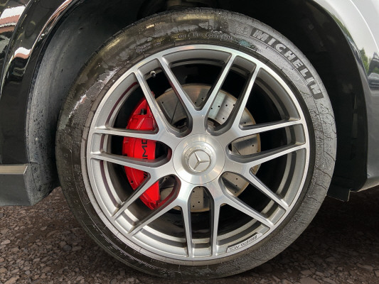 [all]12 Monate Garantie / Gratisservice 10 Jahre oder 100'000 Km ab 1.Inv. / zzgl. Ablieferungspauschale CHF 540.-[/all]


[all]


[/all]&nbsp; AMG Driver's PackageAMG StylingAMG Track PaceAirbag: Airbag Fahrer und BeifahrerAirbag: Knie-Airbag f&uuml;r FahrerAirbag: Seitenairbag f&uuml;r Fahrer und BeifahrerAirbag: Window-KopfairbagsAmbientebeleuchtungAntiblockiersystem (ABS)Assist: Aktiver BremssassistentAssist: Aktiver Spurhalte-AssistentAssist: Mercedes-Benz NotrufsystemAssist: Tempomat mit GeschwindigkeitsbegrenzerAssist: VerkehrszeichenerkennungBremss&auml;ttel rot lackiertDekor: Dashboard und T&uuml;rlinien in Leder NappaDekor: Sicherheitsgurte, grauDekor: Zierelemente Aluminium mit geb&uuml;rsteter Oberfl&auml;cheEASY-PACK-HeckklappeElektronisches Stabilit&auml;ts-Programm (ESP)Fahrwerk: AMG Hinterachs-Sperrdifferenzial elektronischFahrwerk: AMG RIDE CONTROL SportfahrwerkGarantie: MERCEDES-SWISS-INTEGRALGetriebe:9-Stufen-Automat sequentiellKlima: Klimatisierungsautomatik THERMATICLackierung: Uni-LackierungLenkrad: AMG LenkradtastenLicht: Adaptiver Fernlicht-AssistentLicht: LED HeckleuchtenLicht: LED High Performance-ScheinwerferMERCEDES-BENZ MOBILIT&Auml;TMERCEDES-SWISS-INTEGRALMedia: Digitales Radio (DAB)Media: Kabelloses Ladesystem f&uuml;r mobile Endger&auml;teMedia: Kommunikationsmodul (LTE)Media: TouchpadMedia:MBUX MultimediasystemPaket: Park-Paket mit R&uuml;ckfahrkameraPolster: Leder Exklusiv Nappa AMG Style schwarzRegensensor f&uuml;r Scheibenwischer vorneReifendruck-KontrollanzeigeR&auml;der: AMG Leichtmetallr&auml;der 5-Doppelspeichen-Design 21J titangrau gl&auml;nzend und glanzgedrehtR&auml;der: Reifenreparatur-Set (Tire Fit)Scheibenwaschanlage beheizbarServolenkung geschwindigkeitsabh&auml;ngigSitze: 4-Wege-Lordosenst&uuml;tzeVeloursfussmatten Dekor: Innenhimmel Stoff schwarzDekor: Zierelemente Holz Eiche anthrazit offenporigEntfall Typenbezeichnung auf HeckdeckelLackierung: Metallic-LackierungMedia: Burmester Surround SoundsystemMedia: Smartphone-IntergrationPaket: AMG Night-PaketAussenspiegel in HochglanzschwarzDachreling schwarzPaket: KEYLESS-GO Komfort-PaketPaket: Memory-PaketPaket: Park-Paket mit 360 -KameraPaket: Premium-Plus PaketAssist: Totwinkel-AssistentMedia: Burmester Surround SoundsystemMedia: MBUX Augmented Reality f&uuml;r NavigationPaket: ENERGIZING PaketPaket: KEYLESS-GO Komfort-PaketPaket: Memory-PaketPaket: Park-Paket mit 360 -KameraPaket: Spiegel-PaketPanorama-SchiebedachSitze: Sitzheizung f&uuml;r Fahrer und BeifahrerPaket: Spiegel-PaketPanorama-SchiebedachR&auml;der: AMG Leichtmetallr&auml;der Kreuzspeichen-Design 22J titangrau und glanzgedrehtSitze: Sitzheizung f&uuml;r Fahrer und BeifahrerTrittbretter beleuchtet in Aluminiumoptik mit GumminoppenT&uuml;ren: Servoschliessung f&uuml;r T&uuml;ren
