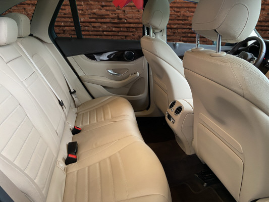 [all]12 Monate Garantie / Gratisservice 10 Jahre oder 100'000 Km ab 1.Inv. / zzgl. Ablieferungspauschale CHF 540.-[/all]


[all]


[/all]&nbsp; Airbag: Airbag Fahrer und BeifahrerAirbag: Knie-Airbag f&uuml;r FahrerAirbag: Seiten- und Beckenairbag (Pelvisbag)Airbag: Window-Kopfairbags f&uuml;r Fahrer, BeifahrerAntiblockiersystem (ABS)Armlehne f&uuml;r Fahrer- und BeifahrersitzAssist: COLLISION PREVENTION ASSISTAssist: Feststellbremse mit HOLD-Funktion und BerganfahrhilfeAssist: Tempomat mit GeschwindigkeitsbegrenzerAussenspiegel links elektrischAussentemperaturanzeigeDYNAMIC SELECTDachreling in ChromDekor: Zierelemente in KlavierlackoptikElektrische Fensterheber vorne + hintenElektronisches Stabilit&auml;ts-Programm (ESP)Erste-Hilfe-Kasten und WarndreieckFenstereinfassung in poliertem AluminiumGarantie: MERCEDES-SWISS-INTEGRAL plus -HandschuhfachInnenraumbeleuchtungKEYLESS GO Start FunktionKlima: Klimatisierungsautomatik THERMATICLackierung: Uni-Lackierung PolarweissLaderaumabdeckungLicht: LED High Performance-ScheinwerferLicht:Adaptives BremslichtMedia: Digitales Radio (DAB)Polster: Stoff Norwich schwarzR&auml;der: Leichtmetallr&auml;der im 5-Speichen-Design 18JServolenkung geschwindigkeitsabh&auml;ngigSitze:Vordersitze mit elektrischer H&ouml;hen-,Zentralverriegelung mit Fernbedienung und automatischer T&uuml;rverriegelung Airbag: Seitenairbags hintenAnh&auml;ngevorrichtung und ESP mit AntriebsschlupfregelungAssist: Aktive Abstands-Assistent DISTRONICAssist: Anh&auml;ngerrangier-AssistentAssist: VerkehrszeichenerkennungDekor: Dachhimmel Stoff beigeDekor: Instrumententafel und Bordkanten der T&uuml;ren in Ledernachbildung ARTICODekor: Zierelemente in Linde dunkelbraunFahrwerk: AIR BODY CONTROL LuftfederungGer&auml;uschd&auml;mmendes get&ouml;ntes AkustikglasKEYLESS-GOKlima: Klimatisierungsautomatik THERMOTRONICLackierung: Metallic-LackierungLicht: MULTIBEAM LED ScheinwerferMedia: Burmester Surround SoundsystemMedia: Head-Up DisplayMedia: Konnektivit&auml;ts-Paket NavigationMedia: Smartphone-IntergrationMedia: Soundsystem AdvancedPaket: AIR-BALANCE PaketPaket: Exclusive InterieurDekor: Instrumententafel und Bordkanten der T&uuml;ren in Ledernachbildung ARTICODekor: Zierelemente in Linde dunkelbraunPaket: Park-Paket mit 360 -KameraAssist: 360-KameraAssist: Aktiver Parkassistent inkl. PARKTRONICPaket: Park-Paket mit R&uuml;ckfahrkameraAssist: R&uuml;ckfahrkameraPaket: Premium-Plus-PaketAssist: VerkehrszeichenerkennungLicht: Ambientebeleuchtung Multi-ColourLicht: MULTIBEAM LED ScheinwerferMedia: Burmester Surround SoundsystemMedia: Burmester Surround Soundsystem in Verb.mit Premium PaketMedia: Konnektivit&auml;ts-Paket NavigationMedia: Media-DisplayMedia: Smartphone-IntergrationPaket: Park-Paket mit R&uuml;ckfahrkameraPaket: Spiegel-PaketPanorama Schiebe-/Hebedach elektrischSitze: Sitzheizung f&uuml;r Fahrer und BeifahrerVolldigitales Instrumenten-DisplayPaket: Spiegel-PaketEinstiegs- und Ausstiegsbeleuchtung in den AussenspiegelnInnen- und Aussenspiegel automatisch abblendbar,Aussenspiegel links und rechts elektrisch anklappbarPanorama Schiebe-/Hebedach elektrischR&auml;der: Leichtmetallr&auml;der im 5-Doppelspeichen-Design 18J in Verb. mit Exlucive InterieurSitze: Beifahrersitz elektrisch verstellbar mit Memory-FunktionSitze: Fahrersitz elektrisch einstellbar mit Memory-FunktionSitze: Sitzheizung f&uuml;r Fahrer und BeifahrerSitze:Sitzklimatisierung f&uuml;r Vordersitze in Verb. mit ENERGIZING PaketStandheizungVolldigitales Instrumenten-DisplayWegfall Typkennzeichen auf Gep&auml;ckraumklappe