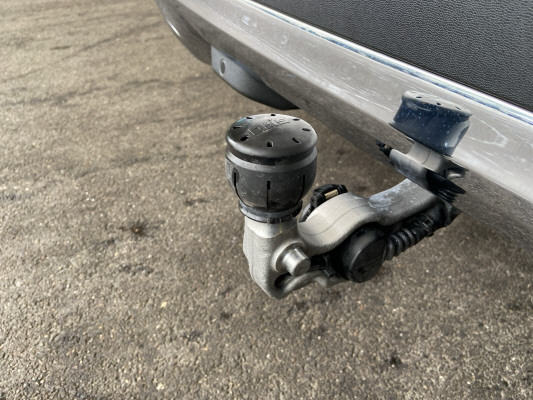[all]12 Monate Garantie / Gratisservice 10 Jahre oder 100'000 Km ab 1.Inv. / zzgl. Ablieferungspauschale CHF 540.-[/all]


[all]


[/all]&nbsp; Airbag: Airbag Fahrer und BeifahrerAirbag: Knie-Airbag f&uuml;r FahrerAirbag: Seiten- und Beckenairbag (Pelvisbag)Airbag: Window-Kopfairbags f&uuml;r Fahrer, BeifahrerAntiblockiersystem (ABS)Armlehne f&uuml;r Fahrer- und BeifahrersitzAssist: COLLISION PREVENTION ASSISTAssist: Feststellbremse mit HOLD-Funktion und BerganfahrhilfeAssist: Tempomat mit GeschwindigkeitsbegrenzerAussenspiegel links elektrischAussentemperaturanzeigeDYNAMIC SELECTDachreling in ChromDekor: Zierelemente in KlavierlackoptikElektrische Fensterheber vorne + hintenElektronisches Stabilit&auml;ts-Programm (ESP)Erste-Hilfe-Kasten und WarndreieckFenstereinfassung in poliertem AluminiumGarantie: MERCEDES-SWISS-INTEGRAL plus -HandschuhfachInnenraumbeleuchtungKEYLESS GO Start FunktionKlima: Klimatisierungsautomatik THERMATICLackierung: Uni-Lackierung PolarweissLaderaumabdeckungLicht: LED High Performance-ScheinwerferLicht:Adaptives BremslichtMedia: Digitales Radio (DAB)Polster: Stoff Norwich schwarzR&auml;der: Leichtmetallr&auml;der im 5-Speichen-Design 18JServolenkung geschwindigkeitsabh&auml;ngigSitze:Vordersitze mit elektrischer H&ouml;hen-,Zentralverriegelung mit Fernbedienung und automatischer T&uuml;rverriegelung Airbag: Seitenairbags hintenAnh&auml;ngevorrichtung und ESP mit AntriebsschlupfregelungAssist: Aktive Abstands-Assistent DISTRONICAssist: Anh&auml;ngerrangier-AssistentAssist: VerkehrszeichenerkennungDekor: Dachhimmel Stoff beigeDekor: Instrumententafel und Bordkanten der T&uuml;ren in Ledernachbildung ARTICODekor: Zierelemente in Linde dunkelbraunFahrwerk: AIR BODY CONTROL LuftfederungGer&auml;uschd&auml;mmendes get&ouml;ntes AkustikglasKEYLESS-GOKlima: Klimatisierungsautomatik THERMOTRONICLackierung: Metallic-LackierungLicht: MULTIBEAM LED ScheinwerferMedia: Burmester Surround SoundsystemMedia: Head-Up DisplayMedia: Konnektivit&auml;ts-Paket NavigationMedia: Smartphone-IntergrationMedia: Soundsystem AdvancedPaket: AIR-BALANCE PaketPaket: Exclusive InterieurDekor: Instrumententafel und Bordkanten der T&uuml;ren in Ledernachbildung ARTICODekor: Zierelemente in Linde dunkelbraunPaket: Park-Paket mit 360 -KameraAssist: 360-KameraAssist: Aktiver Parkassistent inkl. PARKTRONICPaket: Park-Paket mit R&uuml;ckfahrkameraAssist: R&uuml;ckfahrkameraPaket: Premium-Plus-PaketAssist: VerkehrszeichenerkennungLicht: Ambientebeleuchtung Multi-ColourLicht: MULTIBEAM LED ScheinwerferMedia: Burmester Surround SoundsystemMedia: Burmester Surround Soundsystem in Verb.mit Premium PaketMedia: Konnektivit&auml;ts-Paket NavigationMedia: Media-DisplayMedia: Smartphone-IntergrationPaket: Park-Paket mit R&uuml;ckfahrkameraPaket: Spiegel-PaketPanorama Schiebe-/Hebedach elektrischSitze: Sitzheizung f&uuml;r Fahrer und BeifahrerVolldigitales Instrumenten-DisplayPaket: Spiegel-PaketEinstiegs- und Ausstiegsbeleuchtung in den AussenspiegelnInnen- und Aussenspiegel automatisch abblendbar,Aussenspiegel links und rechts elektrisch anklappbarPanorama Schiebe-/Hebedach elektrischR&auml;der: Leichtmetallr&auml;der im 5-Doppelspeichen-Design 18J in Verb. mit Exlucive InterieurSitze: Beifahrersitz elektrisch verstellbar mit Memory-FunktionSitze: Fahrersitz elektrisch einstellbar mit Memory-FunktionSitze: Sitzheizung f&uuml;r Fahrer und BeifahrerSitze:Sitzklimatisierung f&uuml;r Vordersitze in Verb. mit ENERGIZING PaketStandheizungVolldigitales Instrumenten-DisplayWegfall Typkennzeichen auf Gep&auml;ckraumklappe