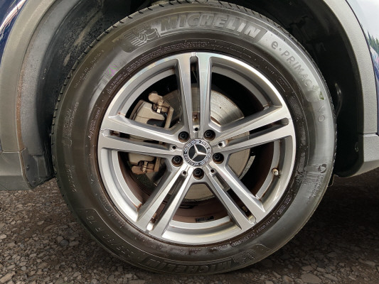 [all]12 Monate Garantie / Gratisservice 10 Jahre oder 100'000 Km ab 1.Inv. / zzgl. Ablieferungspauschale CHF 540.-[/all]


[all]


[/all]&nbsp; Airbag: Airbag Fahrer und BeifahrerAirbag: Knie-Airbag f&uuml;r FahrerAirbag: Seiten- und Beckenairbag (Pelvisbag)Airbag: Window-Kopfairbags f&uuml;r Fahrer, BeifahrerAntiblockiersystem (ABS)Armlehne f&uuml;r Fahrer- und BeifahrersitzAssist: COLLISION PREVENTION ASSISTAssist: Feststellbremse mit HOLD-Funktion und BerganfahrhilfeAssist: Tempomat mit GeschwindigkeitsbegrenzerAussenspiegel links elektrischAussentemperaturanzeigeDYNAMIC SELECTDachreling in ChromDekor: Zierelemente in KlavierlackoptikElektrische Fensterheber vorne + hintenElektronisches Stabilit&auml;ts-Programm (ESP)Erste-Hilfe-Kasten und WarndreieckFenstereinfassung in poliertem AluminiumGarantie: MERCEDES-SWISS-INTEGRAL plus -HandschuhfachInnenraumbeleuchtungKEYLESS GO Start FunktionKlima: Klimatisierungsautomatik THERMATICLackierung: Uni-Lackierung PolarweissLaderaumabdeckungLicht: LED High Performance-ScheinwerferLicht:Adaptives BremslichtMedia: Digitales Radio (DAB)Polster: Stoff Norwich schwarzR&auml;der: Leichtmetallr&auml;der im 5-Speichen-Design 18JServolenkung geschwindigkeitsabh&auml;ngigSitze:Vordersitze mit elektrischer H&ouml;hen-,Zentralverriegelung mit Fernbedienung und automatischer T&uuml;rverriegelung Airbag: Seitenairbags hintenAnh&auml;ngevorrichtung und ESP mit AntriebsschlupfregelungAssist: Aktive Abstands-Assistent DISTRONICAssist: Anh&auml;ngerrangier-AssistentAssist: VerkehrszeichenerkennungDekor: Dachhimmel Stoff beigeDekor: Instrumententafel und Bordkanten der T&uuml;ren in Ledernachbildung ARTICODekor: Zierelemente in Linde dunkelbraunFahrwerk: AIR BODY CONTROL LuftfederungGer&auml;uschd&auml;mmendes get&ouml;ntes AkustikglasKEYLESS-GOKlima: Klimatisierungsautomatik THERMOTRONICLackierung: Metallic-LackierungLicht: MULTIBEAM LED ScheinwerferMedia: Burmester Surround SoundsystemMedia: Head-Up DisplayMedia: Konnektivit&auml;ts-Paket NavigationMedia: Smartphone-IntergrationMedia: Soundsystem AdvancedPaket: AIR-BALANCE PaketPaket: Exclusive InterieurDekor: Instrumententafel und Bordkanten der T&uuml;ren in Ledernachbildung ARTICODekor: Zierelemente in Linde dunkelbraunPaket: Park-Paket mit 360 -KameraAssist: 360-KameraAssist: Aktiver Parkassistent inkl. PARKTRONICPaket: Park-Paket mit R&uuml;ckfahrkameraAssist: R&uuml;ckfahrkameraPaket: Premium-Plus-PaketAssist: VerkehrszeichenerkennungLicht: Ambientebeleuchtung Multi-ColourLicht: MULTIBEAM LED ScheinwerferMedia: Burmester Surround SoundsystemMedia: Burmester Surround Soundsystem in Verb.mit Premium PaketMedia: Konnektivit&auml;ts-Paket NavigationMedia: Media-DisplayMedia: Smartphone-IntergrationPaket: Park-Paket mit R&uuml;ckfahrkameraPaket: Spiegel-PaketPanorama Schiebe-/Hebedach elektrischSitze: Sitzheizung f&uuml;r Fahrer und BeifahrerVolldigitales Instrumenten-DisplayPaket: Spiegel-PaketEinstiegs- und Ausstiegsbeleuchtung in den AussenspiegelnInnen- und Aussenspiegel automatisch abblendbar,Aussenspiegel links und rechts elektrisch anklappbarPanorama Schiebe-/Hebedach elektrischR&auml;der: Leichtmetallr&auml;der im 5-Doppelspeichen-Design 18J in Verb. mit Exlucive InterieurSitze: Beifahrersitz elektrisch verstellbar mit Memory-FunktionSitze: Fahrersitz elektrisch einstellbar mit Memory-FunktionSitze: Sitzheizung f&uuml;r Fahrer und BeifahrerSitze:Sitzklimatisierung f&uuml;r Vordersitze in Verb. mit ENERGIZING PaketStandheizungVolldigitales Instrumenten-DisplayWegfall Typkennzeichen auf Gep&auml;ckraumklappe