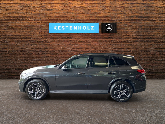 [all]Werksgarantie bis 20.01.2028 / Gratisservice 10 Jahre oder 100'000 Km, Reparaturservice 3 Jahre oder 100'000 Km ab 1.Inv. / zzgl. Ablieferungspauschale CHF 540.-[/all]


[all]


[/all]&nbsp; Abgasanlage mit zwei fest in den Stossf&auml;nger integrierten, sichtbaren EndrohrblendenAirbag: Airbag Fahrer und BeifahrerAntiblockiersystem (ABS)Assist: Mercedes-Benz NotrufsystemDekor: Innenhimmel Stoff kristallgrauDekor: Instrumententafel in Schwarz mit KontrastziernahtDekor: Mittelkonsole in HochglanzschwarzDekor: Zierelemente Rautenoptik silbergrauDynamischer Frontstossf&auml;nger mit optischem Unterschutz in Chrom gl&auml;nzend sowie Lufteinl&auml;ssenFahrwerk: AGILITY CONTROL Fahrwerk mit selektivem D&auml;mpfungssystemGarantie: MERCEDES-BENZ MOBILIT&Auml;TGarantie: MERCEDES-SWISS-INTEGRALGetriebe: 9G-TRONIC AutomatikIn Wagenfarbe lackierter Heckstossf&auml;nger mit optischem Unterschutz in Chrom gl&auml;nzendK&uuml;hlerverkleidung mit integriertem Mercedes-Benz Stern sowie Lamelle mit Chromauflage und RahmenLackierung: Uni-LackierungMedia: Digitales Radio (DAB)Media: Festplatten-NavigationMedia: Kommunikationsmodul (LTE) zur Nutzung von Mercedes me connect DienstenMedia: Vorr&uuml;stung f&uuml;r Live Traffic InformationMedia: Vorr&uuml;stung f&uuml;r NavigationsdiensteOffroad-Fahrprogramm (AnpassungPaket: AVANTGARDE AdvancedPolster: Ledernachbildung ARTICO/StoffR&auml;der: Leichtmetallr&auml;der 45,7 cm (18") im 5-Doppelspeichen-DesignServolenkung Airbag: Seitenairbags hintenAnh&auml;ngevorrichtung mit ESP Anh&auml;ngerstabilisierungDekor: Linienstruktur anthrazit, Zierelemente Holz LindeLackierung: Metallic-LackierungPaket: AMG Line PremiumAkustikglasLicht: DIGITAL LIGHTPaket: AMG Line AdvancedPaket: KEYLESS GO Komfort-PaketPaket: Park-Paket mit 360 -KameraPaket: Night-PaketAMG Frontsch&uuml;rze mit optischem Unterschutz in Schwarz hochgl&auml;nzendAussenspiegel in HochglanzschwarzBordkantenzierstab und Fenstereinfassung in Schwarz hochgl&auml;nzendDachreling in Schwarz mattK&uuml;hlerverkleidung mit Mercedes-Benz Pattern und Lamelle in Schwarz hochgl&auml;nzendPaket: Technik-PaketFahrwerk: AIRMATICFahrwerk: HinterachssteuerungPaket: WinterpaketLenkrad: LenkradheizungScheibenwaschanlage beheizbarTrennnetz f&uuml;r Gep&auml;ckraumabtrennung und Insassenschutz