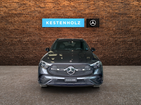 [all]Werksgarantie bis 20.01.2028 / Gratisservice 10 Jahre oder 100'000 Km, Reparaturservice 3 Jahre oder 100'000 Km ab 1.Inv. / zzgl. Ablieferungspauschale CHF 540.-[/all]


[all]


[/all]&nbsp; Abgasanlage mit zwei fest in den Stossf&auml;nger integrierten, sichtbaren EndrohrblendenAirbag: Airbag Fahrer und BeifahrerAntiblockiersystem (ABS)Assist: Mercedes-Benz NotrufsystemDekor: Innenhimmel Stoff kristallgrauDekor: Instrumententafel in Schwarz mit KontrastziernahtDekor: Mittelkonsole in HochglanzschwarzDekor: Zierelemente Rautenoptik silbergrauDynamischer Frontstossf&auml;nger mit optischem Unterschutz in Chrom gl&auml;nzend sowie Lufteinl&auml;ssenFahrwerk: AGILITY CONTROL Fahrwerk mit selektivem D&auml;mpfungssystemGarantie: MERCEDES-BENZ MOBILIT&Auml;TGarantie: MERCEDES-SWISS-INTEGRALGetriebe: 9G-TRONIC AutomatikIn Wagenfarbe lackierter Heckstossf&auml;nger mit optischem Unterschutz in Chrom gl&auml;nzendK&uuml;hlerverkleidung mit integriertem Mercedes-Benz Stern sowie Lamelle mit Chromauflage und RahmenLackierung: Uni-LackierungMedia: Digitales Radio (DAB)Media: Festplatten-NavigationMedia: Kommunikationsmodul (LTE) zur Nutzung von Mercedes me connect DienstenMedia: Vorr&uuml;stung f&uuml;r Live Traffic InformationMedia: Vorr&uuml;stung f&uuml;r NavigationsdiensteOffroad-Fahrprogramm (AnpassungPaket: AVANTGARDE AdvancedPolster: Ledernachbildung ARTICO/StoffR&auml;der: Leichtmetallr&auml;der 45,7 cm (18") im 5-Doppelspeichen-DesignServolenkung Airbag: Seitenairbags hintenAnh&auml;ngevorrichtung mit ESP Anh&auml;ngerstabilisierungDekor: Linienstruktur anthrazit, Zierelemente Holz LindeLackierung: Metallic-LackierungPaket: AMG Line PremiumAkustikglasLicht: DIGITAL LIGHTPaket: AMG Line AdvancedPaket: KEYLESS GO Komfort-PaketPaket: Park-Paket mit 360 -KameraPaket: Night-PaketAMG Frontsch&uuml;rze mit optischem Unterschutz in Schwarz hochgl&auml;nzendAussenspiegel in HochglanzschwarzBordkantenzierstab und Fenstereinfassung in Schwarz hochgl&auml;nzendDachreling in Schwarz mattK&uuml;hlerverkleidung mit Mercedes-Benz Pattern und Lamelle in Schwarz hochgl&auml;nzendPaket: Technik-PaketFahrwerk: AIRMATICFahrwerk: HinterachssteuerungPaket: WinterpaketLenkrad: LenkradheizungScheibenwaschanlage beheizbarTrennnetz f&uuml;r Gep&auml;ckraumabtrennung und Insassenschutz