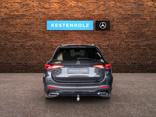 [all]Werksgarantie bis 20.01.2028 / Gratisservice 10 Jahre oder 100'000 Km, Reparaturservice 3 Jahre oder 100'000 Km ab 1.Inv. / zzgl. Ablieferungspauschale CHF 540.-[/all]


[all]


[/all]&nbsp; Abgasanlage mit zwei fest in den Stossf&auml;nger integrierten, sichtbaren EndrohrblendenAirbag: Airbag Fahrer und BeifahrerAntiblockiersystem (ABS)Assist: Mercedes-Benz NotrufsystemDekor: Innenhimmel Stoff kristallgrauDekor: Instrumententafel in Schwarz mit KontrastziernahtDekor: Mittelkonsole in HochglanzschwarzDekor: Zierelemente Rautenoptik silbergrauDynamischer Frontstossf&auml;nger mit optischem Unterschutz in Chrom gl&auml;nzend sowie Lufteinl&auml;ssenFahrwerk: AGILITY CONTROL Fahrwerk mit selektivem D&auml;mpfungssystemGarantie: MERCEDES-BENZ MOBILIT&Auml;TGarantie: MERCEDES-SWISS-INTEGRALGetriebe: 9G-TRONIC AutomatikIn Wagenfarbe lackierter Heckstossf&auml;nger mit optischem Unterschutz in Chrom gl&auml;nzendK&uuml;hlerverkleidung mit integriertem Mercedes-Benz Stern sowie Lamelle mit Chromauflage und RahmenLackierung: Uni-LackierungMedia: Digitales Radio (DAB)Media: Festplatten-NavigationMedia: Kommunikationsmodul (LTE) zur Nutzung von Mercedes me connect DienstenMedia: Vorr&uuml;stung f&uuml;r Live Traffic InformationMedia: Vorr&uuml;stung f&uuml;r NavigationsdiensteOffroad-Fahrprogramm (AnpassungPaket: AVANTGARDE AdvancedPolster: Ledernachbildung ARTICO/StoffR&auml;der: Leichtmetallr&auml;der 45,7 cm (18") im 5-Doppelspeichen-DesignServolenkung Airbag: Seitenairbags hintenAnh&auml;ngevorrichtung mit ESP Anh&auml;ngerstabilisierungDekor: Linienstruktur anthrazit, Zierelemente Holz LindeLackierung: Metallic-LackierungPaket: AMG Line PremiumAkustikglasLicht: DIGITAL LIGHTPaket: AMG Line AdvancedPaket: KEYLESS GO Komfort-PaketPaket: Park-Paket mit 360 -KameraPaket: Night-PaketAMG Frontsch&uuml;rze mit optischem Unterschutz in Schwarz hochgl&auml;nzendAussenspiegel in HochglanzschwarzBordkantenzierstab und Fenstereinfassung in Schwarz hochgl&auml;nzendDachreling in Schwarz mattK&uuml;hlerverkleidung mit Mercedes-Benz Pattern und Lamelle in Schwarz hochgl&auml;nzendPaket: Technik-PaketFahrwerk: AIRMATICFahrwerk: HinterachssteuerungPaket: WinterpaketLenkrad: LenkradheizungScheibenwaschanlage beheizbarTrennnetz f&uuml;r Gep&auml;ckraumabtrennung und Insassenschutz