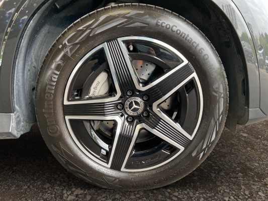 [all]Werksgarantie bis 20.01.2028 / Gratisservice 10 Jahre oder 100'000 Km, Reparaturservice 3 Jahre oder 100'000 Km ab 1.Inv. / zzgl. Ablieferungspauschale CHF 540.-[/all]


[all]


[/all]&nbsp; Abgasanlage mit zwei fest in den Stossf&auml;nger integrierten, sichtbaren EndrohrblendenAirbag: Airbag Fahrer und BeifahrerAntiblockiersystem (ABS)Assist: Mercedes-Benz NotrufsystemDekor: Innenhimmel Stoff kristallgrauDekor: Instrumententafel in Schwarz mit KontrastziernahtDekor: Mittelkonsole in HochglanzschwarzDekor: Zierelemente Rautenoptik silbergrauDynamischer Frontstossf&auml;nger mit optischem Unterschutz in Chrom gl&auml;nzend sowie Lufteinl&auml;ssenFahrwerk: AGILITY CONTROL Fahrwerk mit selektivem D&auml;mpfungssystemGarantie: MERCEDES-BENZ MOBILIT&Auml;TGarantie: MERCEDES-SWISS-INTEGRALGetriebe: 9G-TRONIC AutomatikIn Wagenfarbe lackierter Heckstossf&auml;nger mit optischem Unterschutz in Chrom gl&auml;nzendK&uuml;hlerverkleidung mit integriertem Mercedes-Benz Stern sowie Lamelle mit Chromauflage und RahmenLackierung: Uni-LackierungMedia: Digitales Radio (DAB)Media: Festplatten-NavigationMedia: Kommunikationsmodul (LTE) zur Nutzung von Mercedes me connect DienstenMedia: Vorr&uuml;stung f&uuml;r Live Traffic InformationMedia: Vorr&uuml;stung f&uuml;r NavigationsdiensteOffroad-Fahrprogramm (AnpassungPaket: AVANTGARDE AdvancedPolster: Ledernachbildung ARTICO/StoffR&auml;der: Leichtmetallr&auml;der 45,7 cm (18") im 5-Doppelspeichen-DesignServolenkung Airbag: Seitenairbags hintenAnh&auml;ngevorrichtung mit ESP Anh&auml;ngerstabilisierungDekor: Linienstruktur anthrazit, Zierelemente Holz LindeLackierung: Metallic-LackierungPaket: AMG Line PremiumAkustikglasLicht: DIGITAL LIGHTPaket: AMG Line AdvancedPaket: KEYLESS GO Komfort-PaketPaket: Park-Paket mit 360 -KameraPaket: Night-PaketAMG Frontsch&uuml;rze mit optischem Unterschutz in Schwarz hochgl&auml;nzendAussenspiegel in HochglanzschwarzBordkantenzierstab und Fenstereinfassung in Schwarz hochgl&auml;nzendDachreling in Schwarz mattK&uuml;hlerverkleidung mit Mercedes-Benz Pattern und Lamelle in Schwarz hochgl&auml;nzendPaket: Technik-PaketFahrwerk: AIRMATICFahrwerk: HinterachssteuerungPaket: WinterpaketLenkrad: LenkradheizungScheibenwaschanlage beheizbarTrennnetz f&uuml;r Gep&auml;ckraumabtrennung und Insassenschutz