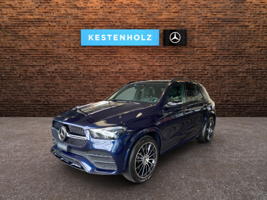 [all]12 Monate Garantie / Gratisservice 10 Jahre oder 100'000 Km ab 1.Inv. / zzgl. Ablieferungspauschale CHF 540.-[/all]


[all]


[/all]&nbsp; AMG StylingAirbag: Airbag Fahrer und BeifahrerAirbag: Knie-Airbag f&uuml;r FahrerAirbag: Seitenairbag f&uuml;r Fahrer und BeifahrerAirbag: Window-KopfairbagsAmbientebeleuchtungAntiblockiersystem (ABS)Assist: Aktiver BremssassistentAssist: Aktiver Spurhalte-AssistentAssist: Mercedes-Benz NotrufsystemAssist: Tempomat mit GeschwindigkeitsbegrenzerAssist: VerkehrszeichenerkennungDekor: Zierelemente Aluminium mit geb&uuml;rsteter Oberfl&auml;cheEASY-PACK-HeckklappeElektronisches Stabilit&auml;ts-Programm (ESP)Getriebe:9-Stufen-Automat sequentiellKlima: Klimatisierungsautomatik THERMATICLackierung: Uni-LackierungLenkrad: Multifunktions-Sportlenkrad in Leder NappaLicht: Adaptiver Fernlicht-AssistentLicht: LED HeckleuchtenLicht: LED High Performance-ScheinwerferMERCEDES-BENZ MOBILIT&Auml;TMERCEDES-SWISS-INTEGRALMedia: Digitales Radio (DAB)Media: Kabelloses Ladesystem f&uuml;r mobile Endger&auml;teMedia: Kommunikationsmodul (LTE) zur Nutzung von Mercedes me connect DienstenMedia: TouchpadMedia:MBUX MultimediasystemPaket: Park-Paket mit R&uuml;ckfahrkameraPolster: Ledernachbildung ARTICO/Mikrofaser DINAMICA schwarzRegensensor f&uuml;r Scheibenwischer vorneReifendruck-KontrollanzeigeR&auml;der: 20"AMG Leichtmetallr&auml;der im 5-Doppelspeichen-DesignR&auml;der: Reifenreparatur-Set (Tire Fit)Servolenkung geschwindigkeitsabh&auml;ngigSitze: 4-Wege-Lordosenst&uuml;tzeVeloursfussmattenWidescreen Cockpit 230 V Steckdose im FondAnh&auml;ngerkupplung mit ESP Anh&auml;ngerstabilisierungAssist: Anh&auml;ngerrangier-AssistentDekor: Dashboard und T&uuml;rlinien in Ledernachbildung ARTICODekor: Innenhimmel Stoff schwarzDekor: Zierelemente Holz Eiche anthrazit offenporigFahrzeugschl&uuml;ssel in Schwaz Hochglanz mit Zierrahmen in Chrom HochglanzKlima: Klimatisierungsautomatik THERMOTRONICLackierung: Metallic-LackierungLadeboden abschliessbarLaderaumabdeckung inklusive EASY-PACK SicherheitsnetzMedia: Head-Up DisplayMedia: Smartphone-IntergrationPaket: Fahrassistenz-Paket PLUSPaket: KEYLESS-GO Komfort-PaketPaket: Memory-PaketPaket: Night-Paket mit AMG LineAussenspiegel in HochglanzschwarzDachreling und Einleger an der Fenstereinfassung in ChromW&auml;rmed&auml;mmendes Glas, ab B-S&auml;ule dunkel get&ouml;ntPaket: Park-Paket mit 360 -KameraPaket: Premium-Plus PaketAssist: Totwinkel-AssistentLicht: MULTIBEAM LEDMedia: Burmester Surround SoundsystemMedia: MBUX Augmented Reality f&uuml;r NavigationPaket: ENERGIZING PaketPaket: KEYLESS-GO Komfort-PaketPaket: Memory-PaketPaket: Park-Paket mit 360 -KameraPaket: Spiegel-PaketPanorama-SchiebedachSitze: Sitzheizung f&uuml;r Fahrer und BeifahrerPaket: Spiegel-PaketPolster: Polsterung Leder NappaR&auml;der: AMG Leichtmetallr&auml;der im Vielspeichen-Design 21J mit AMG Night PaketSitze: Sitzklimatisierung vorne mit Advantage-PaketStandheizung