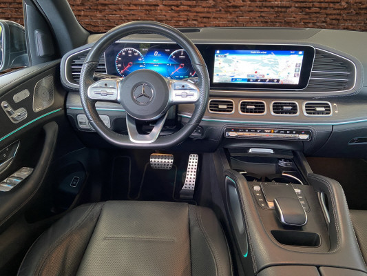 [all]12 Monate Garantie / Gratisservice 10 Jahre oder 100'000 Km ab 1.Inv. / zzgl. Ablieferungspauschale CHF 540.-[/all]


[all]


[/all]&nbsp; AMG StylingAirbag: Airbag Fahrer und BeifahrerAirbag: Knie-Airbag f&uuml;r FahrerAirbag: Seitenairbag f&uuml;r Fahrer und BeifahrerAirbag: Window-KopfairbagsAmbientebeleuchtungAntiblockiersystem (ABS)Assist: Aktiver BremssassistentAssist: Aktiver Spurhalte-AssistentAssist: Mercedes-Benz NotrufsystemAssist: Tempomat mit GeschwindigkeitsbegrenzerAssist: VerkehrszeichenerkennungDekor: Zierelemente Aluminium mit geb&uuml;rsteter Oberfl&auml;cheEASY-PACK-HeckklappeElektronisches Stabilit&auml;ts-Programm (ESP)Getriebe:9-Stufen-Automat sequentiellKlima: Klimatisierungsautomatik THERMATICLackierung: Uni-LackierungLenkrad: Multifunktions-Sportlenkrad in Leder NappaLicht: Adaptiver Fernlicht-AssistentLicht: LED HeckleuchtenLicht: LED High Performance-ScheinwerferMERCEDES-BENZ MOBILIT&Auml;TMERCEDES-SWISS-INTEGRALMedia: Digitales Radio (DAB)Media: Kabelloses Ladesystem f&uuml;r mobile Endger&auml;teMedia: Kommunikationsmodul (LTE) zur Nutzung von Mercedes me connect DienstenMedia: TouchpadMedia:MBUX MultimediasystemPaket: Park-Paket mit R&uuml;ckfahrkameraPolster: Ledernachbildung ARTICO/Mikrofaser DINAMICA schwarzRegensensor f&uuml;r Scheibenwischer vorneReifendruck-KontrollanzeigeR&auml;der: 20"AMG Leichtmetallr&auml;der im 5-Doppelspeichen-DesignR&auml;der: Reifenreparatur-Set (Tire Fit)Servolenkung geschwindigkeitsabh&auml;ngigSitze: 4-Wege-Lordosenst&uuml;tzeVeloursfussmattenWidescreen Cockpit 230 V Steckdose im FondAnh&auml;ngerkupplung mit ESP Anh&auml;ngerstabilisierungAssist: Anh&auml;ngerrangier-AssistentDekor: Dashboard und T&uuml;rlinien in Ledernachbildung ARTICODekor: Innenhimmel Stoff schwarzDekor: Zierelemente Holz Eiche anthrazit offenporigFahrzeugschl&uuml;ssel in Schwaz Hochglanz mit Zierrahmen in Chrom HochglanzKlima: Klimatisierungsautomatik THERMOTRONICLackierung: Metallic-LackierungLadeboden abschliessbarLaderaumabdeckung inklusive EASY-PACK SicherheitsnetzMedia: Head-Up DisplayMedia: Smartphone-IntergrationPaket: Fahrassistenz-Paket PLUSPaket: KEYLESS-GO Komfort-PaketPaket: Memory-PaketPaket: Night-Paket mit AMG LineAussenspiegel in HochglanzschwarzDachreling und Einleger an der Fenstereinfassung in ChromW&auml;rmed&auml;mmendes Glas, ab B-S&auml;ule dunkel get&ouml;ntPaket: Park-Paket mit 360 -KameraPaket: Premium-Plus PaketAssist: Totwinkel-AssistentLicht: MULTIBEAM LEDMedia: Burmester Surround SoundsystemMedia: MBUX Augmented Reality f&uuml;r NavigationPaket: ENERGIZING PaketPaket: KEYLESS-GO Komfort-PaketPaket: Memory-PaketPaket: Park-Paket mit 360 -KameraPaket: Spiegel-PaketPanorama-SchiebedachSitze: Sitzheizung f&uuml;r Fahrer und BeifahrerPaket: Spiegel-PaketPolster: Polsterung Leder NappaR&auml;der: AMG Leichtmetallr&auml;der im Vielspeichen-Design 21J mit AMG Night PaketSitze: Sitzklimatisierung vorne mit Advantage-PaketStandheizung