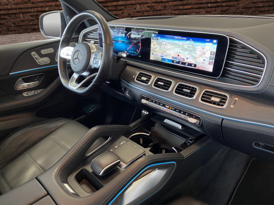 [all]12 Monate Garantie / Gratisservice 10 Jahre oder 100'000 Km ab 1.Inv. / zzgl. Ablieferungspauschale CHF 540.-[/all]


[all]


[/all]&nbsp; AMG StylingAirbag: Airbag Fahrer und BeifahrerAirbag: Knie-Airbag f&uuml;r FahrerAirbag: Seitenairbag f&uuml;r Fahrer und BeifahrerAirbag: Window-KopfairbagsAmbientebeleuchtungAntiblockiersystem (ABS)Assist: Aktiver BremssassistentAssist: Aktiver Spurhalte-AssistentAssist: Mercedes-Benz NotrufsystemAssist: Tempomat mit GeschwindigkeitsbegrenzerAssist: VerkehrszeichenerkennungDekor: Zierelemente Aluminium mit geb&uuml;rsteter Oberfl&auml;cheEASY-PACK-HeckklappeElektronisches Stabilit&auml;ts-Programm (ESP)Getriebe:9-Stufen-Automat sequentiellKlima: Klimatisierungsautomatik THERMATICLackierung: Uni-LackierungLenkrad: Multifunktions-Sportlenkrad in Leder NappaLicht: Adaptiver Fernlicht-AssistentLicht: LED HeckleuchtenLicht: LED High Performance-ScheinwerferMERCEDES-BENZ MOBILIT&Auml;TMERCEDES-SWISS-INTEGRALMedia: Digitales Radio (DAB)Media: Kabelloses Ladesystem f&uuml;r mobile Endger&auml;teMedia: Kommunikationsmodul (LTE) zur Nutzung von Mercedes me connect DienstenMedia: TouchpadMedia:MBUX MultimediasystemPaket: Park-Paket mit R&uuml;ckfahrkameraPolster: Ledernachbildung ARTICO/Mikrofaser DINAMICA schwarzRegensensor f&uuml;r Scheibenwischer vorneReifendruck-KontrollanzeigeR&auml;der: 20"AMG Leichtmetallr&auml;der im 5-Doppelspeichen-DesignR&auml;der: Reifenreparatur-Set (Tire Fit)Servolenkung geschwindigkeitsabh&auml;ngigSitze: 4-Wege-Lordosenst&uuml;tzeVeloursfussmattenWidescreen Cockpit 230 V Steckdose im FondAnh&auml;ngerkupplung mit ESP Anh&auml;ngerstabilisierungAssist: Anh&auml;ngerrangier-AssistentDekor: Dashboard und T&uuml;rlinien in Ledernachbildung ARTICODekor: Innenhimmel Stoff schwarzDekor: Zierelemente Holz Eiche anthrazit offenporigFahrzeugschl&uuml;ssel in Schwaz Hochglanz mit Zierrahmen in Chrom HochglanzKlima: Klimatisierungsautomatik THERMOTRONICLackierung: Metallic-LackierungLadeboden abschliessbarLaderaumabdeckung inklusive EASY-PACK SicherheitsnetzMedia: Head-Up DisplayMedia: Smartphone-IntergrationPaket: Fahrassistenz-Paket PLUSPaket: KEYLESS-GO Komfort-PaketPaket: Memory-PaketPaket: Night-Paket mit AMG LineAussenspiegel in HochglanzschwarzDachreling und Einleger an der Fenstereinfassung in ChromW&auml;rmed&auml;mmendes Glas, ab B-S&auml;ule dunkel get&ouml;ntPaket: Park-Paket mit 360 -KameraPaket: Premium-Plus PaketAssist: Totwinkel-AssistentLicht: MULTIBEAM LEDMedia: Burmester Surround SoundsystemMedia: MBUX Augmented Reality f&uuml;r NavigationPaket: ENERGIZING PaketPaket: KEYLESS-GO Komfort-PaketPaket: Memory-PaketPaket: Park-Paket mit 360 -KameraPaket: Spiegel-PaketPanorama-SchiebedachSitze: Sitzheizung f&uuml;r Fahrer und BeifahrerPaket: Spiegel-PaketPolster: Polsterung Leder NappaR&auml;der: AMG Leichtmetallr&auml;der im Vielspeichen-Design 21J mit AMG Night PaketSitze: Sitzklimatisierung vorne mit Advantage-PaketStandheizung
