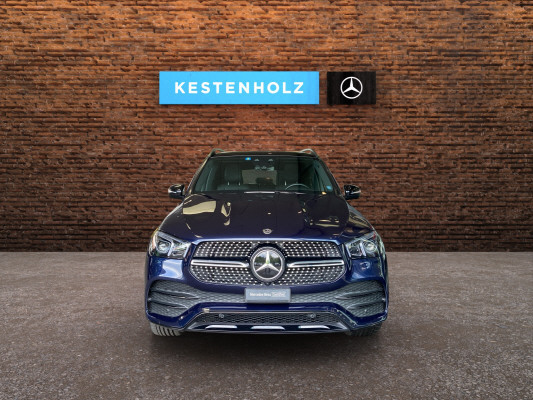 [all]12 Monate Garantie / Gratisservice 10 Jahre oder 100'000 Km ab 1.Inv. / zzgl. Ablieferungspauschale CHF 540.-[/all]


[all]


[/all]&nbsp; AMG StylingAirbag: Airbag Fahrer und BeifahrerAirbag: Knie-Airbag f&uuml;r FahrerAirbag: Seitenairbag f&uuml;r Fahrer und BeifahrerAirbag: Window-KopfairbagsAmbientebeleuchtungAntiblockiersystem (ABS)Assist: Aktiver BremssassistentAssist: Aktiver Spurhalte-AssistentAssist: Mercedes-Benz NotrufsystemAssist: Tempomat mit GeschwindigkeitsbegrenzerAssist: VerkehrszeichenerkennungDekor: Zierelemente Aluminium mit geb&uuml;rsteter Oberfl&auml;cheEASY-PACK-HeckklappeElektronisches Stabilit&auml;ts-Programm (ESP)Getriebe:9-Stufen-Automat sequentiellKlima: Klimatisierungsautomatik THERMATICLackierung: Uni-LackierungLenkrad: Multifunktions-Sportlenkrad in Leder NappaLicht: Adaptiver Fernlicht-AssistentLicht: LED HeckleuchtenLicht: LED High Performance-ScheinwerferMERCEDES-BENZ MOBILIT&Auml;TMERCEDES-SWISS-INTEGRALMedia: Digitales Radio (DAB)Media: Kabelloses Ladesystem f&uuml;r mobile Endger&auml;teMedia: Kommunikationsmodul (LTE) zur Nutzung von Mercedes me connect DienstenMedia: TouchpadMedia:MBUX MultimediasystemPaket: Park-Paket mit R&uuml;ckfahrkameraPolster: Ledernachbildung ARTICO/Mikrofaser DINAMICA schwarzRegensensor f&uuml;r Scheibenwischer vorneReifendruck-KontrollanzeigeR&auml;der: 20"AMG Leichtmetallr&auml;der im 5-Doppelspeichen-DesignR&auml;der: Reifenreparatur-Set (Tire Fit)Servolenkung geschwindigkeitsabh&auml;ngigSitze: 4-Wege-Lordosenst&uuml;tzeVeloursfussmattenWidescreen Cockpit 230 V Steckdose im FondAnh&auml;ngerkupplung mit ESP Anh&auml;ngerstabilisierungAssist: Anh&auml;ngerrangier-AssistentDekor: Dashboard und T&uuml;rlinien in Ledernachbildung ARTICODekor: Innenhimmel Stoff schwarzDekor: Zierelemente Holz Eiche anthrazit offenporigFahrzeugschl&uuml;ssel in Schwaz Hochglanz mit Zierrahmen in Chrom HochglanzKlima: Klimatisierungsautomatik THERMOTRONICLackierung: Metallic-LackierungLadeboden abschliessbarLaderaumabdeckung inklusive EASY-PACK SicherheitsnetzMedia: Head-Up DisplayMedia: Smartphone-IntergrationPaket: Fahrassistenz-Paket PLUSPaket: KEYLESS-GO Komfort-PaketPaket: Memory-PaketPaket: Night-Paket mit AMG LineAussenspiegel in HochglanzschwarzDachreling und Einleger an der Fenstereinfassung in ChromW&auml;rmed&auml;mmendes Glas, ab B-S&auml;ule dunkel get&ouml;ntPaket: Park-Paket mit 360 -KameraPaket: Premium-Plus PaketAssist: Totwinkel-AssistentLicht: MULTIBEAM LEDMedia: Burmester Surround SoundsystemMedia: MBUX Augmented Reality f&uuml;r NavigationPaket: ENERGIZING PaketPaket: KEYLESS-GO Komfort-PaketPaket: Memory-PaketPaket: Park-Paket mit 360 -KameraPaket: Spiegel-PaketPanorama-SchiebedachSitze: Sitzheizung f&uuml;r Fahrer und BeifahrerPaket: Spiegel-PaketPolster: Polsterung Leder NappaR&auml;der: AMG Leichtmetallr&auml;der im Vielspeichen-Design 21J mit AMG Night PaketSitze: Sitzklimatisierung vorne mit Advantage-PaketStandheizung