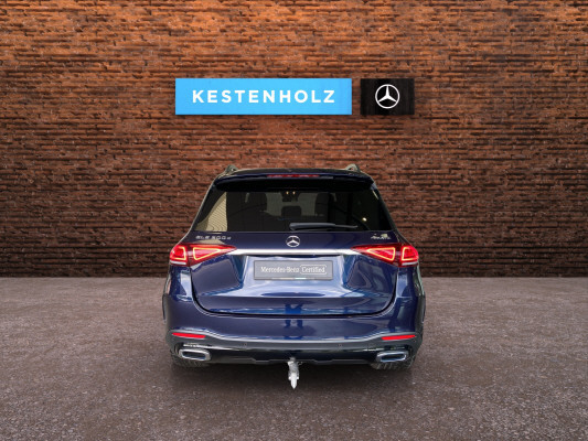 [all]12 Monate Garantie / Gratisservice 10 Jahre oder 100'000 Km ab 1.Inv. / zzgl. Ablieferungspauschale CHF 540.-[/all]


[all]


[/all]&nbsp; AMG StylingAirbag: Airbag Fahrer und BeifahrerAirbag: Knie-Airbag f&uuml;r FahrerAirbag: Seitenairbag f&uuml;r Fahrer und BeifahrerAirbag: Window-KopfairbagsAmbientebeleuchtungAntiblockiersystem (ABS)Assist: Aktiver BremssassistentAssist: Aktiver Spurhalte-AssistentAssist: Mercedes-Benz NotrufsystemAssist: Tempomat mit GeschwindigkeitsbegrenzerAssist: VerkehrszeichenerkennungDekor: Zierelemente Aluminium mit geb&uuml;rsteter Oberfl&auml;cheEASY-PACK-HeckklappeElektronisches Stabilit&auml;ts-Programm (ESP)Getriebe:9-Stufen-Automat sequentiellKlima: Klimatisierungsautomatik THERMATICLackierung: Uni-LackierungLenkrad: Multifunktions-Sportlenkrad in Leder NappaLicht: Adaptiver Fernlicht-AssistentLicht: LED HeckleuchtenLicht: LED High Performance-ScheinwerferMERCEDES-BENZ MOBILIT&Auml;TMERCEDES-SWISS-INTEGRALMedia: Digitales Radio (DAB)Media: Kabelloses Ladesystem f&uuml;r mobile Endger&auml;teMedia: Kommunikationsmodul (LTE) zur Nutzung von Mercedes me connect DienstenMedia: TouchpadMedia:MBUX MultimediasystemPaket: Park-Paket mit R&uuml;ckfahrkameraPolster: Ledernachbildung ARTICO/Mikrofaser DINAMICA schwarzRegensensor f&uuml;r Scheibenwischer vorneReifendruck-KontrollanzeigeR&auml;der: 20"AMG Leichtmetallr&auml;der im 5-Doppelspeichen-DesignR&auml;der: Reifenreparatur-Set (Tire Fit)Servolenkung geschwindigkeitsabh&auml;ngigSitze: 4-Wege-Lordosenst&uuml;tzeVeloursfussmattenWidescreen Cockpit 230 V Steckdose im FondAnh&auml;ngerkupplung mit ESP Anh&auml;ngerstabilisierungAssist: Anh&auml;ngerrangier-AssistentDekor: Dashboard und T&uuml;rlinien in Ledernachbildung ARTICODekor: Innenhimmel Stoff schwarzDekor: Zierelemente Holz Eiche anthrazit offenporigFahrzeugschl&uuml;ssel in Schwaz Hochglanz mit Zierrahmen in Chrom HochglanzKlima: Klimatisierungsautomatik THERMOTRONICLackierung: Metallic-LackierungLadeboden abschliessbarLaderaumabdeckung inklusive EASY-PACK SicherheitsnetzMedia: Head-Up DisplayMedia: Smartphone-IntergrationPaket: Fahrassistenz-Paket PLUSPaket: KEYLESS-GO Komfort-PaketPaket: Memory-PaketPaket: Night-Paket mit AMG LineAussenspiegel in HochglanzschwarzDachreling und Einleger an der Fenstereinfassung in ChromW&auml;rmed&auml;mmendes Glas, ab B-S&auml;ule dunkel get&ouml;ntPaket: Park-Paket mit 360 -KameraPaket: Premium-Plus PaketAssist: Totwinkel-AssistentLicht: MULTIBEAM LEDMedia: Burmester Surround SoundsystemMedia: MBUX Augmented Reality f&uuml;r NavigationPaket: ENERGIZING PaketPaket: KEYLESS-GO Komfort-PaketPaket: Memory-PaketPaket: Park-Paket mit 360 -KameraPaket: Spiegel-PaketPanorama-SchiebedachSitze: Sitzheizung f&uuml;r Fahrer und BeifahrerPaket: Spiegel-PaketPolster: Polsterung Leder NappaR&auml;der: AMG Leichtmetallr&auml;der im Vielspeichen-Design 21J mit AMG Night PaketSitze: Sitzklimatisierung vorne mit Advantage-PaketStandheizung