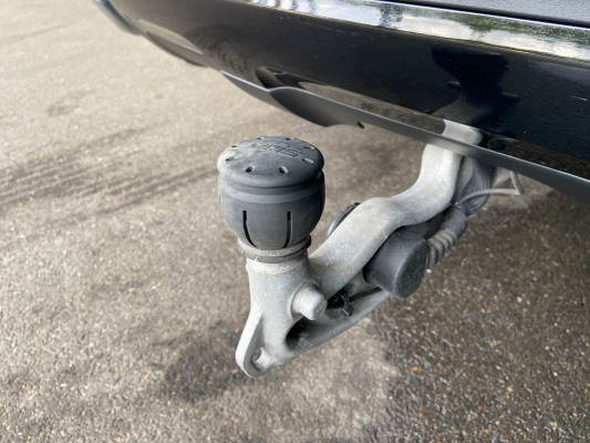 [all]12 Monate Garantie / Gratisservice 10 Jahre oder 100'000 Km ab 1.Inv. / zzgl. Ablieferungspauschale CHF 540.-[/all]


[all]


[/all]&nbsp; AMG StylingAirbag: Airbag Fahrer und BeifahrerAirbag: Knie-Airbag f&uuml;r FahrerAirbag: Seitenairbag f&uuml;r Fahrer und BeifahrerAirbag: Window-KopfairbagsAmbientebeleuchtungAntiblockiersystem (ABS)Assist: Aktiver BremssassistentAssist: Aktiver Spurhalte-AssistentAssist: Mercedes-Benz NotrufsystemAssist: Tempomat mit GeschwindigkeitsbegrenzerAssist: VerkehrszeichenerkennungDekor: Zierelemente Aluminium mit geb&uuml;rsteter Oberfl&auml;cheEASY-PACK-HeckklappeElektronisches Stabilit&auml;ts-Programm (ESP)Getriebe:9-Stufen-Automat sequentiellKlima: Klimatisierungsautomatik THERMATICLackierung: Uni-LackierungLenkrad: Multifunktions-Sportlenkrad in Leder NappaLicht: Adaptiver Fernlicht-AssistentLicht: LED HeckleuchtenLicht: LED High Performance-ScheinwerferMERCEDES-BENZ MOBILIT&Auml;TMERCEDES-SWISS-INTEGRALMedia: Digitales Radio (DAB)Media: Kabelloses Ladesystem f&uuml;r mobile Endger&auml;teMedia: Kommunikationsmodul (LTE) zur Nutzung von Mercedes me connect DienstenMedia: TouchpadMedia:MBUX MultimediasystemPaket: Park-Paket mit R&uuml;ckfahrkameraPolster: Ledernachbildung ARTICO/Mikrofaser DINAMICA schwarzRegensensor f&uuml;r Scheibenwischer vorneReifendruck-KontrollanzeigeR&auml;der: 20"AMG Leichtmetallr&auml;der im 5-Doppelspeichen-DesignR&auml;der: Reifenreparatur-Set (Tire Fit)Servolenkung geschwindigkeitsabh&auml;ngigSitze: 4-Wege-Lordosenst&uuml;tzeVeloursfussmattenWidescreen Cockpit 230 V Steckdose im FondAnh&auml;ngerkupplung mit ESP Anh&auml;ngerstabilisierungAssist: Anh&auml;ngerrangier-AssistentDekor: Dashboard und T&uuml;rlinien in Ledernachbildung ARTICODekor: Innenhimmel Stoff schwarzDekor: Zierelemente Holz Eiche anthrazit offenporigFahrzeugschl&uuml;ssel in Schwaz Hochglanz mit Zierrahmen in Chrom HochglanzKlima: Klimatisierungsautomatik THERMOTRONICLackierung: Metallic-LackierungLadeboden abschliessbarLaderaumabdeckung inklusive EASY-PACK SicherheitsnetzMedia: Head-Up DisplayMedia: Smartphone-IntergrationPaket: Fahrassistenz-Paket PLUSPaket: KEYLESS-GO Komfort-PaketPaket: Memory-PaketPaket: Night-Paket mit AMG LineAussenspiegel in HochglanzschwarzDachreling und Einleger an der Fenstereinfassung in ChromW&auml;rmed&auml;mmendes Glas, ab B-S&auml;ule dunkel get&ouml;ntPaket: Park-Paket mit 360 -KameraPaket: Premium-Plus PaketAssist: Totwinkel-AssistentLicht: MULTIBEAM LEDMedia: Burmester Surround SoundsystemMedia: MBUX Augmented Reality f&uuml;r NavigationPaket: ENERGIZING PaketPaket: KEYLESS-GO Komfort-PaketPaket: Memory-PaketPaket: Park-Paket mit 360 -KameraPaket: Spiegel-PaketPanorama-SchiebedachSitze: Sitzheizung f&uuml;r Fahrer und BeifahrerPaket: Spiegel-PaketPolster: Polsterung Leder NappaR&auml;der: AMG Leichtmetallr&auml;der im Vielspeichen-Design 21J mit AMG Night PaketSitze: Sitzklimatisierung vorne mit Advantage-PaketStandheizung
