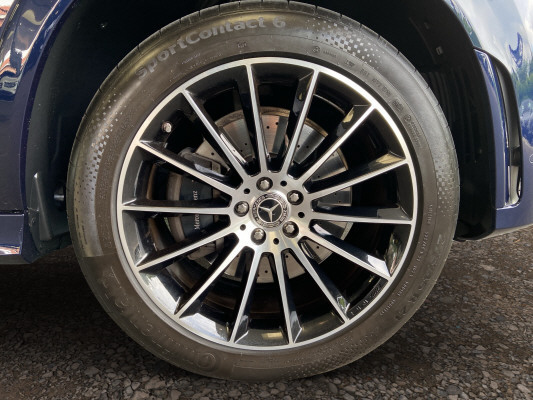 [all]12 Monate Garantie / Gratisservice 10 Jahre oder 100'000 Km ab 1.Inv. / zzgl. Ablieferungspauschale CHF 540.-[/all]


[all]


[/all]&nbsp; AMG StylingAirbag: Airbag Fahrer und BeifahrerAirbag: Knie-Airbag f&uuml;r FahrerAirbag: Seitenairbag f&uuml;r Fahrer und BeifahrerAirbag: Window-KopfairbagsAmbientebeleuchtungAntiblockiersystem (ABS)Assist: Aktiver BremssassistentAssist: Aktiver Spurhalte-AssistentAssist: Mercedes-Benz NotrufsystemAssist: Tempomat mit GeschwindigkeitsbegrenzerAssist: VerkehrszeichenerkennungDekor: Zierelemente Aluminium mit geb&uuml;rsteter Oberfl&auml;cheEASY-PACK-HeckklappeElektronisches Stabilit&auml;ts-Programm (ESP)Getriebe:9-Stufen-Automat sequentiellKlima: Klimatisierungsautomatik THERMATICLackierung: Uni-LackierungLenkrad: Multifunktions-Sportlenkrad in Leder NappaLicht: Adaptiver Fernlicht-AssistentLicht: LED HeckleuchtenLicht: LED High Performance-ScheinwerferMERCEDES-BENZ MOBILIT&Auml;TMERCEDES-SWISS-INTEGRALMedia: Digitales Radio (DAB)Media: Kabelloses Ladesystem f&uuml;r mobile Endger&auml;teMedia: Kommunikationsmodul (LTE) zur Nutzung von Mercedes me connect DienstenMedia: TouchpadMedia:MBUX MultimediasystemPaket: Park-Paket mit R&uuml;ckfahrkameraPolster: Ledernachbildung ARTICO/Mikrofaser DINAMICA schwarzRegensensor f&uuml;r Scheibenwischer vorneReifendruck-KontrollanzeigeR&auml;der: 20"AMG Leichtmetallr&auml;der im 5-Doppelspeichen-DesignR&auml;der: Reifenreparatur-Set (Tire Fit)Servolenkung geschwindigkeitsabh&auml;ngigSitze: 4-Wege-Lordosenst&uuml;tzeVeloursfussmattenWidescreen Cockpit 230 V Steckdose im FondAnh&auml;ngerkupplung mit ESP Anh&auml;ngerstabilisierungAssist: Anh&auml;ngerrangier-AssistentDekor: Dashboard und T&uuml;rlinien in Ledernachbildung ARTICODekor: Innenhimmel Stoff schwarzDekor: Zierelemente Holz Eiche anthrazit offenporigFahrzeugschl&uuml;ssel in Schwaz Hochglanz mit Zierrahmen in Chrom HochglanzKlima: Klimatisierungsautomatik THERMOTRONICLackierung: Metallic-LackierungLadeboden abschliessbarLaderaumabdeckung inklusive EASY-PACK SicherheitsnetzMedia: Head-Up DisplayMedia: Smartphone-IntergrationPaket: Fahrassistenz-Paket PLUSPaket: KEYLESS-GO Komfort-PaketPaket: Memory-PaketPaket: Night-Paket mit AMG LineAussenspiegel in HochglanzschwarzDachreling und Einleger an der Fenstereinfassung in ChromW&auml;rmed&auml;mmendes Glas, ab B-S&auml;ule dunkel get&ouml;ntPaket: Park-Paket mit 360 -KameraPaket: Premium-Plus PaketAssist: Totwinkel-AssistentLicht: MULTIBEAM LEDMedia: Burmester Surround SoundsystemMedia: MBUX Augmented Reality f&uuml;r NavigationPaket: ENERGIZING PaketPaket: KEYLESS-GO Komfort-PaketPaket: Memory-PaketPaket: Park-Paket mit 360 -KameraPaket: Spiegel-PaketPanorama-SchiebedachSitze: Sitzheizung f&uuml;r Fahrer und BeifahrerPaket: Spiegel-PaketPolster: Polsterung Leder NappaR&auml;der: AMG Leichtmetallr&auml;der im Vielspeichen-Design 21J mit AMG Night PaketSitze: Sitzklimatisierung vorne mit Advantage-PaketStandheizung