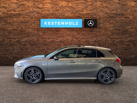 [all]12 Monate Garantie / Gratisservice 10 Jahre oder 100'000 Km ab 1.Inv. / zzgl. Ablieferungspauschale CHF 540.-[/all]


[all]


[/all]&nbsp; AMG Hecksch&uuml;rze mit Chromzierelement und sichtbaren EndrohrblendenAMG VeloursfussmattenAirbag: Airbag Fahrer und BeifahrerAirbag: Automatische Beifahrerairbag-AbschaltungAirbag: Knie-Airbag f&uuml;r FahrerAirbag: Sidebags f&uuml;r Fahrer und Beifahrer (kombinierte Thorax-Pelvis-Airbags)Airbag: Window-KopfairbagsAntiblockiersystem (ABS)Assist: Aktiver BremssassistentAssist: Aktiver Spurhalte-AssistentAssist: Mercedes-Benz NotrufsystemAssist: R&uuml;ckfahrkameraAssist: TEMPOMAT mit LimiterDYNAMIC SELECTDoppelcupholder vorneElektronisches Stabilit&auml;ts-Programm (ESP) mit Antriebsschlupfregel ASRErste-Hilfe-Kasten und WarndreieckFahrwerk: ParameterlenkungGarantie: MERCEDES-SWISS-INTEGRAL PaketGetriebe: Automatisches Doppelkupplungsgetriebe 7G-DCTKlima: Klimatisierungsautomatik THERMATICLicht- und SichtpaketMERCEDES-BENZ MOBILIT&Auml;TMERCEDES-SWISS-INTEGRALMedia: Digitaler Radioempfang (DAB/DAB+)Media: Kommunikationsmodul (LTE) zur Nutzung von Mercedes me connect DienstenMedia: TouchpadPolster: Ledernachbildung ARTICO/Mikrofaser DINAMICARegensensor f&uuml;r Scheibenwischer vorneReifendruck-KontrollanzeigeRemote ServicesR&auml;der: AMG Leichtmetallr&auml;der im 5-Doppelspeichen Design 18JR&auml;der: Reifenreparatur-Set (Tire Fit)Sitze: R&uuml;cksitzlehne geteilt abklappbarTreibstofftank 51L Assist: VerkehrszeichenerkennungEntfall Typenbezeichnung auf HeckdeckelGep&auml;cktrennnetzInnenspiegel und Aussenspiegel links automatisch abblendendKlima: Klimatisierungsautomatik THERMOTRONICLackierung: Metallic-LackierungLicht: Adaptiver Fernlicht-Assistent PlusMedia: Head-Up DisplayMedia: Smartphone-IntergrationPaket: Fahrassistenz-Paket ohne PRE-SAFEAssist: Aktiver Geschwindigkeitslimit-AssistentAssist: Aktiver Lenk-AssistentAssist: Aktiver Park-Assistent mit DISTRONICAssist: Aktiver Spurwechsel-AssistentAssist: Automatische Wiederanfahrt im StauAssist: Streckenbasierte GeschwindigkeitsanpassungPaket: Laderaum-PaketPaket: Premium-Plus-PaketAmbientebeleuchtungBeleuchtete Einstiegsleisten mit Mercedes-Benz Schriftzug und WechselcoverDigitales 10-Zoll-InstrumentendisplayLicht: MULTIBEAM LED ScheinwerferMedia: 10-Zoll-Media-DisplayMedia: FestplattennavigationPaket: KEYLESS-GO Komfort-PaketPaket: Park-Paket mit R&uuml;ckfahrkamera inkl.Paket: Spiegel-PaketPanorama-SchiebedachSitze: 4-Wege-Lordosenst&uuml;tzeSitze: Beifahrersitz elektrisch verstellbar mit Memory-FunktionSitze: Fahrersitz elektrisch verstellbar mit MemorySitze: Vordersitze heizbarPaket: Spiegel-PaketPaket: Sport-Paket Black f&uuml;r AMG LineAussenspiegel in HochglanzschwarzDiamantgrill mit verchromten Pins und LamelleR&auml;der: AMG Leichtmetallr&auml;der im 5-Doppelspeichen Design 18JR&auml;der: SommerreifenSitze: Mittelarmlehne hintenVorbereitung f&uuml;r Anh&auml;ngevorrichtungW&auml;rmed&auml;mmendes Glas, ab B-S&auml;ule dunkel get&ouml;nt