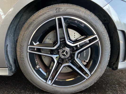 [all]12 Monate Garantie / Gratisservice 10 Jahre oder 100'000 Km ab 1.Inv. / zzgl. Ablieferungspauschale CHF 540.-[/all]


[all]


[/all]&nbsp; AMG Hecksch&uuml;rze mit Chromzierelement und sichtbaren EndrohrblendenAMG VeloursfussmattenAirbag: Airbag Fahrer und BeifahrerAirbag: Automatische Beifahrerairbag-AbschaltungAirbag: Knie-Airbag f&uuml;r FahrerAirbag: Sidebags f&uuml;r Fahrer und Beifahrer (kombinierte Thorax-Pelvis-Airbags)Airbag: Window-KopfairbagsAntiblockiersystem (ABS)Assist: Aktiver BremssassistentAssist: Aktiver Spurhalte-AssistentAssist: Mercedes-Benz NotrufsystemAssist: R&uuml;ckfahrkameraAssist: TEMPOMAT mit LimiterDYNAMIC SELECTDoppelcupholder vorneElektronisches Stabilit&auml;ts-Programm (ESP) mit Antriebsschlupfregel ASRErste-Hilfe-Kasten und WarndreieckFahrwerk: ParameterlenkungGarantie: MERCEDES-SWISS-INTEGRAL PaketGetriebe: Automatisches Doppelkupplungsgetriebe 7G-DCTKlima: Klimatisierungsautomatik THERMATICLicht- und SichtpaketMERCEDES-BENZ MOBILIT&Auml;TMERCEDES-SWISS-INTEGRALMedia: Digitaler Radioempfang (DAB/DAB+)Media: Kommunikationsmodul (LTE) zur Nutzung von Mercedes me connect DienstenMedia: TouchpadPolster: Ledernachbildung ARTICO/Mikrofaser DINAMICARegensensor f&uuml;r Scheibenwischer vorneReifendruck-KontrollanzeigeRemote ServicesR&auml;der: AMG Leichtmetallr&auml;der im 5-Doppelspeichen Design 18JR&auml;der: Reifenreparatur-Set (Tire Fit)Sitze: R&uuml;cksitzlehne geteilt abklappbarTreibstofftank 51L Assist: VerkehrszeichenerkennungEntfall Typenbezeichnung auf HeckdeckelGep&auml;cktrennnetzInnenspiegel und Aussenspiegel links automatisch abblendendKlima: Klimatisierungsautomatik THERMOTRONICLackierung: Metallic-LackierungLicht: Adaptiver Fernlicht-Assistent PlusMedia: Head-Up DisplayMedia: Smartphone-IntergrationPaket: Fahrassistenz-Paket ohne PRE-SAFEAssist: Aktiver Geschwindigkeitslimit-AssistentAssist: Aktiver Lenk-AssistentAssist: Aktiver Park-Assistent mit DISTRONICAssist: Aktiver Spurwechsel-AssistentAssist: Automatische Wiederanfahrt im StauAssist: Streckenbasierte GeschwindigkeitsanpassungPaket: Laderaum-PaketPaket: Premium-Plus-PaketAmbientebeleuchtungBeleuchtete Einstiegsleisten mit Mercedes-Benz Schriftzug und WechselcoverDigitales 10-Zoll-InstrumentendisplayLicht: MULTIBEAM LED ScheinwerferMedia: 10-Zoll-Media-DisplayMedia: FestplattennavigationPaket: KEYLESS-GO Komfort-PaketPaket: Park-Paket mit R&uuml;ckfahrkamera inkl.Paket: Spiegel-PaketPanorama-SchiebedachSitze: 4-Wege-Lordosenst&uuml;tzeSitze: Beifahrersitz elektrisch verstellbar mit Memory-FunktionSitze: Fahrersitz elektrisch verstellbar mit MemorySitze: Vordersitze heizbarPaket: Spiegel-PaketPaket: Sport-Paket Black f&uuml;r AMG LineAussenspiegel in HochglanzschwarzDiamantgrill mit verchromten Pins und LamelleR&auml;der: AMG Leichtmetallr&auml;der im 5-Doppelspeichen Design 18JR&auml;der: SommerreifenSitze: Mittelarmlehne hintenVorbereitung f&uuml;r Anh&auml;ngevorrichtungW&auml;rmed&auml;mmendes Glas, ab B-S&auml;ule dunkel get&ouml;nt