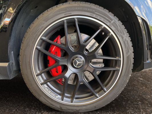 [all]12 Monate Garantie / Gratisservice 10 Jahre oder 100'000 Km ab 1.Inv. / zzgl. Ablieferungspauschale CHF 540.-[/all]


[all]

[/all]&nbsp; AIRMATIC-PaketAMG Frontsch&uuml;rzen-Flics in Hochglanz-Schwarz und verbesserte Lufteinl&auml;sseAMG FussmattenAMG Hecksch&uuml;rze mit Diffusor-Optik in Schwarz und Fensterzierleiste in ChromAMG SpoilerlippeAirbag: Airbag Fahrer und BeifahrerAirbag: KneebagAirbag: Seitenairbag f&uuml;r Fahrer und BeifahrerAirbag: Window-KopfairbagsAmbientebeleuchtungAntiblockiersystem (ABS)Assist: Aktiver BremssassistentAssist: Mercedes-Benz NotrufsystemAssist: PRE-SAFE SystemBremssystem mit gr&ouml;sseren Bremsscheiben an der VorderachseDachreling in poliertem AluminiumDekor: Dachhimmel Stoff in KristallgrauDekor: Geb&uuml;rsteter Aluminiumdekor mit leichter L&auml;ngsmaserungDekor: L&uuml;ftungsschlitze schwarz mit silbernen ChromelementenDekor: Sportpedalanlage aus geb&uuml;rstetem Edelstahl mit GumminoppenDekor: T&uuml;rverkleidungselemente hochgl&auml;nzend schwarz mit silbernen Chromumrandungen und SchalternEASY-PACK LaderaumabdeckungEASY-PACK-HeckklappeElektronisches Stabilit&auml;ts-Programm (ESP)Getriebe: AMG SPEEDSHIFT TCT 9GKlima: 2-Zonen-Klimatisierungsautomatik THERMATICKraftstofftank 85 LiterK&uuml;hlergrill mit einer Lamelle mit Silberlackierung, Chromeins&auml;tzen und Stern-Design (Chrom)Lackierung: Uni-Lackierung PolarweissLenkrad: Sport-Multifunktionslenkrad aus Nappaleder, mit Airbag-Verkleidung aus NappalederLicht: Adaptiver Fernlicht-Assistent PlusMERCEDES-BENZ MOBILIT&Auml;TMERCEDES-SWISS-INTEGRALMedia: Burmester Surround SoundsystemMedia: Digitales Radio (DAB)Media: Erweiterte MBUX FunktionenMedia: Kommunikationsmodul (LTE) zur Nutzung von Mercedes me connect DienstenMedia: Vorr&uuml;stung f&uuml;r NavigationsdienstePaket: Interieur ChrompaketPanorama-SchiebedachR&auml;der: ReifendruckkontrolleSerie Privacy-VerglasungServolenkungWeite Radl&auml;ufe vorne und hinten, in der Fahrzeugfarbe gestrichen Anh&auml;ngevorrichtung mit ESP Anh&auml;nger-stabilisierungAssist: Anh&auml;nger-Man&ouml;vrierhilfeDekor: AMG Kohlefaser-ZierleistenLackierung: Metallic-LackierungMAGIC VISION CONTROLMBUX Interieur-AssistentPaket: AMG DYNAMIC PLUS PaketBremss&auml;ttel rot lackiertFahrwerk: AMG ACTIVE RIDE CONTROLLenkrad: AMG LenkradtastenLenkrad: AMG Performance Lenkrad in Leder Nappa/Microfaser DINAMICAPaket: AMG Night-PaketAussenspiegelgeh&auml;use in HochglanzschwarzBordkantenzierst&auml;be und Fenstereinfassungen in HochglanzschwarzDachreling schwarzDunkel get&ouml;nte W&auml;rmeschutzverglasungPaket: Akustik-Komfort-PaketPaket: Fahrassistenz-Paket PLUSPolster: AMG Exclusive Nappaleder schwarzR&auml;der: 22'' AMG Schmieder&auml;der im Kreuzspeichen-DesignSeitentaschen im FondSitze: Sitzheizung im FondTrennnetz f&uuml;r Kofferraum zur Abtrennung und als SchutzvorrichtungTrittbretter beleuchtet in Aluminiumoptik mit GumminoppenURBAN GUARD 360&deg; Fahrzeugschutz Plus
