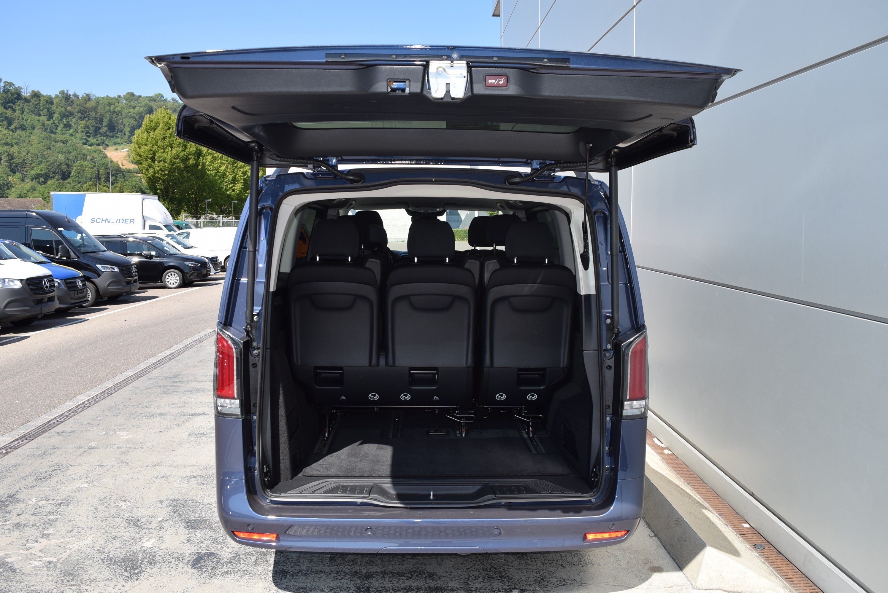 AEJ X4/2Abschliessbares HandschuhfachAerodynamik-PaketAirbag: Airbag BeifahrerAirbag: Thorax-Pelvis-Sidebag BeifahrerAirbag: Thorax-Pelvis-Sidebag FahrerAirbag: Windowbags f&uuml;r Fahrer und BeifahrerAntiblockiersystem (ABS)Assist: ATTENTION ASSISTAssist: Aktiver BremssassistentAssist: Aktiver Spurhalte-AssistentAssist: BerganfahrhilfeAssist: Feststellbremse elektrischAssist: HOLD-FunktionAssist: Intelligenter Geschwindigkeits-AssistentAssist: Kindererkennung im Fahrzeug passivAssist: Mercedes-Benz NotrufsystemAssist: PannenmanagementAssist: TempomatAssist: Totwinkel-AssistentAssist: TraktionskontrolleAssist: Updates Intelligenter Geschwindigkeits-AssistentAussenspiegel elektrisch heranklappbarAussenspiegel heizbar und elektrisch verstellbarBeleuchtete Spiegel f&uuml;r SonnenblendenBeleuchtung f&uuml;r Fussraum vorneBeleuchtung im Haltegriff Fond mit LesespotDekor: DachverkleidungDekor: Innenverkleidung gehobene Ausf&uuml;hrungDekor:Teppichboden im FondECO Start-Stopp-FunktionElektrik f&uuml;r Anh&auml;ngersteckdoseElektronisches Stabilit&auml;ts-Programm (ESP)Emissionsklasse Euro 6e RDE5 M/N1 GR. IIFahrwerk: Allradantrieb permanentFahrwerk: BasisfahrwerkFahrzeug HVO f&auml;higFehlbetankungsschutzFenster fest hintenFenster in Heckklappe mit Wisch-/WaschanlageFenster vorn links, fest in Seitenwand/Schiebet&uuml;rFenster vorn rechts, fest in Seitenwand/Schiebet&uuml;rGenerator 14 V / 250 AGeschwindigkeitsbegrenzung 210 km/hGetriebe: 9G-TRONICGewichtsvariante 3.100 kgHaltegriff im FondHaltegriffe f&uuml;r EinstiegHaltegriffe f&uuml;r Einstieg Fahrer und BeifahrerHaupttank 70 LiterInnenspiegel automatisch abblendbarKlima: Halbautomatisch geregelt Klimaanlage TEMPMATICKomfort-DachbedieneinheitKomfortbereifungKomfortschliessungK&uuml;hlergrill verchromtLackierung: Uni-LackierungLenkrad: LederlenkradLenkrad: Lenkrad in Neigung und H&ouml;he verstellbarLenkrad: MultifunktionslenkradLicht: Adaptives BremslichtLicht: AusstiegsleuchtenLicht: FahrlichtassistentLicht: Innen- und Umfeldbeleuchtung KombiLicht: MULTIBEAM LED mit Fernlichtassistent PLUSLicht: Schluss-, Brems- und Blinklicht in LED-TechnikLicht: Umfeldbeleuchtung HeckklappeMedia: 2-Wege-Lautsprecher vorn und hintenMedia: Digitales Radio (DAB)Media: Kombiinstrument mit FarbdisplayMedia: Kommunikationsmodul (LTE) f&uuml;r digitale DiensteMedia: MBUX MultimediasystemMedia: Smartphone-IntegrationspaketMedia: Vorr&uuml;stung NavigationMedia: Vorr&uuml;stung Remote Services PlusModellpflegeMotor: OM 654 DE 20 LA 120 kW (163 PS) 3800/minNachtbeleuchtung FondPaket: AkustikpaketPaket: Chrom Interieur-PaketPaket: Park-Paket mit R&uuml;ckfahrkameraPaket: Spiegel-Paket VitoPolster: Stoff Caluma schwarzR&auml;der: Bereifung 225/55 R17R&auml;der: Leichtmetallr&auml;der 7 J x 17, 5-Doppelspeichen-DesignR&auml;der: Reifendruck&uuml;berwachung an VA u. HA, drahtlosR&auml;der: SommerreifenServolenkung geschwindigkeitsabh&auml;ngigSitze: 3er-Sitzbank Komfort 1.Reihe, &auml;usserer Sitz klappb.Sitze: 3er-Sitzbank Komfort 2.Reihe, &auml;usserer Sitz klappb .Sitze: Armlehnen f&uuml;r Bestuhlung im FahrgastraumSitze: Komfort-BeifahrersitzSitze: Komfort-FahrersitzSitze: Lordosenst&uuml;tze BeifahrersitzSitze: Lordosenst&uuml;tze FahrersitzSitze: Sitzkissentiefenverstellung BeifahrerSitze: Sitzkissentiefenverstellung FahrerSitze: Sitzschienen mit Schnellverriegelung, 3 SchienenSteuercode Zertifizierung IIStossf&auml;nger und Anbauteile in WagenfarbeTeppichboden im Fahrzeuginnenraum vorneTourer SELECTT&uuml;ren: Aktiver Feststeller Schiebet&uuml;rT&uuml;ren: HeckklappeT&uuml;ren: Kindersicherung an T&uuml;ren im FahrgastraumVliesbatterie 12 V/92 AhWarmluftkanal zum FahrgastraumWarndreieckWartungsintervall 40.000 kmW&auml;rmed&auml;mmendes Glas rundumZentralverriegelung mit FernbedienungZuheizer elektrischZwei Cupholder&Auml;nderungsjahr G4-II