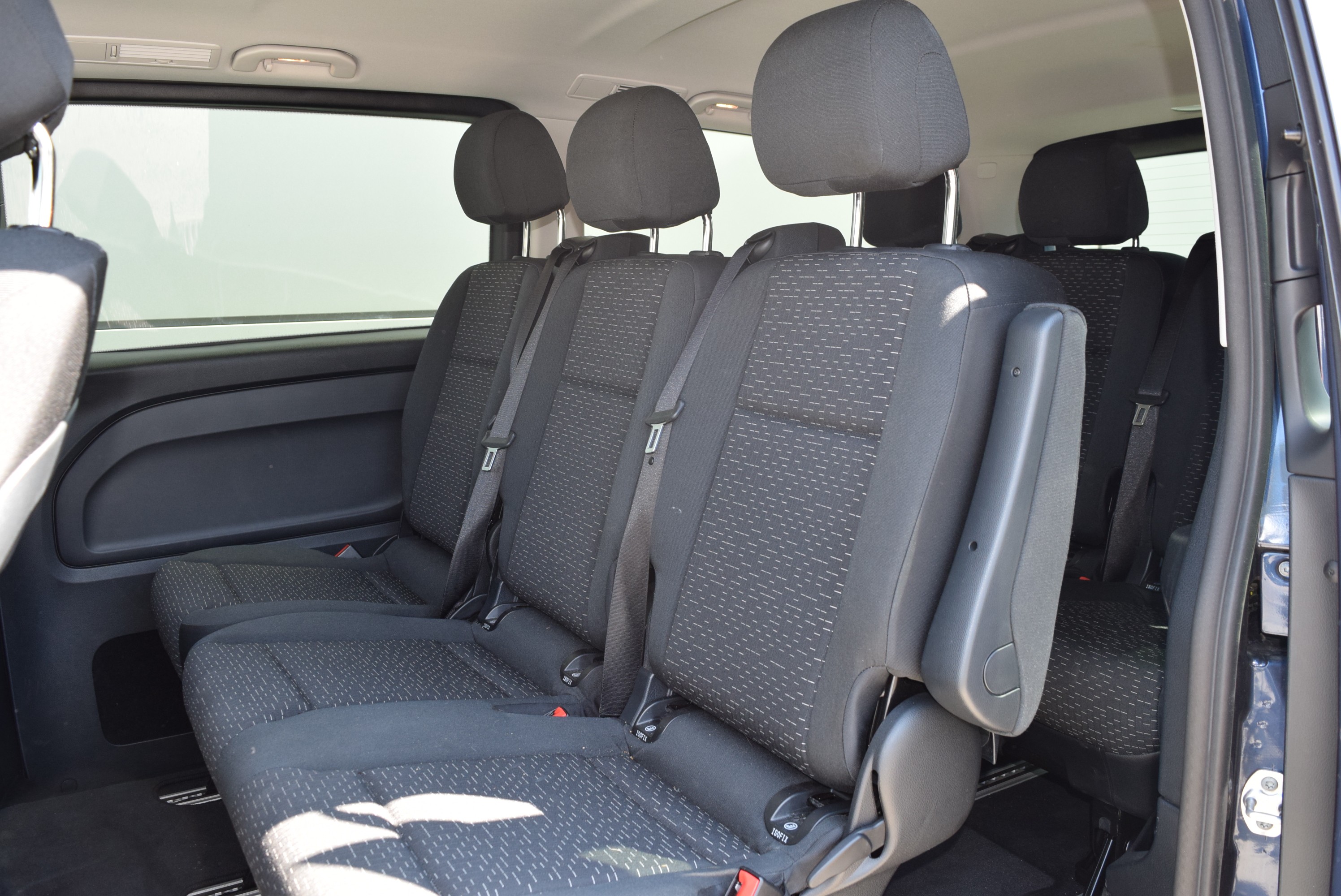 AEJ X4/2Abschliessbares HandschuhfachAerodynamik-PaketAirbag: Airbag BeifahrerAirbag: Thorax-Pelvis-Sidebag BeifahrerAirbag: Thorax-Pelvis-Sidebag FahrerAirbag: Windowbags f&uuml;r Fahrer und BeifahrerAntiblockiersystem (ABS)Assist: ATTENTION ASSISTAssist: Aktiver BremssassistentAssist: Aktiver Spurhalte-AssistentAssist: BerganfahrhilfeAssist: Feststellbremse elektrischAssist: HOLD-FunktionAssist: Intelligenter Geschwindigkeits-AssistentAssist: Kindererkennung im Fahrzeug passivAssist: Mercedes-Benz NotrufsystemAssist: PannenmanagementAssist: TempomatAssist: Totwinkel-AssistentAssist: TraktionskontrolleAssist: Updates Intelligenter Geschwindigkeits-AssistentAussenspiegel elektrisch heranklappbarAussenspiegel heizbar und elektrisch verstellbarBeleuchtete Spiegel f&uuml;r SonnenblendenBeleuchtung f&uuml;r Fussraum vorneBeleuchtung im Haltegriff Fond mit LesespotDekor: DachverkleidungDekor: Innenverkleidung gehobene Ausf&uuml;hrungDekor:Teppichboden im FondECO Start-Stopp-FunktionElektrik f&uuml;r Anh&auml;ngersteckdoseElektronisches Stabilit&auml;ts-Programm (ESP)Emissionsklasse Euro 6e RDE5 M/N1 GR. IIFahrwerk: Allradantrieb permanentFahrwerk: BasisfahrwerkFahrzeug HVO f&auml;higFehlbetankungsschutzFenster fest hintenFenster in Heckklappe mit Wisch-/WaschanlageFenster vorn links, fest in Seitenwand/Schiebet&uuml;rFenster vorn rechts, fest in Seitenwand/Schiebet&uuml;rGenerator 14 V / 250 AGeschwindigkeitsbegrenzung 210 km/hGetriebe: 9G-TRONICGewichtsvariante 3.100 kgHaltegriff im FondHaltegriffe f&uuml;r EinstiegHaltegriffe f&uuml;r Einstieg Fahrer und BeifahrerHaupttank 70 LiterInnenspiegel automatisch abblendbarKlima: Halbautomatisch geregelt Klimaanlage TEMPMATICKomfort-DachbedieneinheitKomfortbereifungKomfortschliessungK&uuml;hlergrill verchromtLackierung: Uni-LackierungLenkrad: LederlenkradLenkrad: Lenkrad in Neigung und H&ouml;he verstellbarLenkrad: MultifunktionslenkradLicht: Adaptives BremslichtLicht: AusstiegsleuchtenLicht: FahrlichtassistentLicht: Innen- und Umfeldbeleuchtung KombiLicht: MULTIBEAM LED mit Fernlichtassistent PLUSLicht: Schluss-, Brems- und Blinklicht in LED-TechnikLicht: Umfeldbeleuchtung HeckklappeMedia: 2-Wege-Lautsprecher vorn und hintenMedia: Digitales Radio (DAB)Media: Kombiinstrument mit FarbdisplayMedia: Kommunikationsmodul (LTE) f&uuml;r digitale DiensteMedia: MBUX MultimediasystemMedia: Smartphone-IntegrationspaketMedia: Vorr&uuml;stung NavigationMedia: Vorr&uuml;stung Remote Services PlusModellpflegeMotor: OM 654 DE 20 LA 120 kW (163 PS) 3800/minNachtbeleuchtung FondPaket: AkustikpaketPaket: Chrom Interieur-PaketPaket: Park-Paket mit R&uuml;ckfahrkameraPaket: Spiegel-Paket VitoPolster: Stoff Caluma schwarzR&auml;der: Bereifung 225/55 R17R&auml;der: Leichtmetallr&auml;der 7 J x 17, 5-Doppelspeichen-DesignR&auml;der: Reifendruck&uuml;berwachung an VA u. HA, drahtlosR&auml;der: SommerreifenServolenkung geschwindigkeitsabh&auml;ngigSitze: 3er-Sitzbank Komfort 1.Reihe, &auml;usserer Sitz klappb.Sitze: 3er-Sitzbank Komfort 2.Reihe, &auml;usserer Sitz klappb .Sitze: Armlehnen f&uuml;r Bestuhlung im FahrgastraumSitze: Komfort-BeifahrersitzSitze: Komfort-FahrersitzSitze: Lordosenst&uuml;tze BeifahrersitzSitze: Lordosenst&uuml;tze FahrersitzSitze: Sitzkissentiefenverstellung BeifahrerSitze: Sitzkissentiefenverstellung FahrerSitze: Sitzschienen mit Schnellverriegelung, 3 SchienenSteuercode Zertifizierung IIStossf&auml;nger und Anbauteile in WagenfarbeTeppichboden im Fahrzeuginnenraum vorneTourer SELECTT&uuml;ren: Aktiver Feststeller Schiebet&uuml;rT&uuml;ren: HeckklappeT&uuml;ren: Kindersicherung an T&uuml;ren im FahrgastraumVliesbatterie 12 V/92 AhWarmluftkanal zum FahrgastraumWarndreieckWartungsintervall 40.000 kmW&auml;rmed&auml;mmendes Glas rundumZentralverriegelung mit FernbedienungZuheizer elektrischZwei Cupholder&Auml;nderungsjahr G4-II