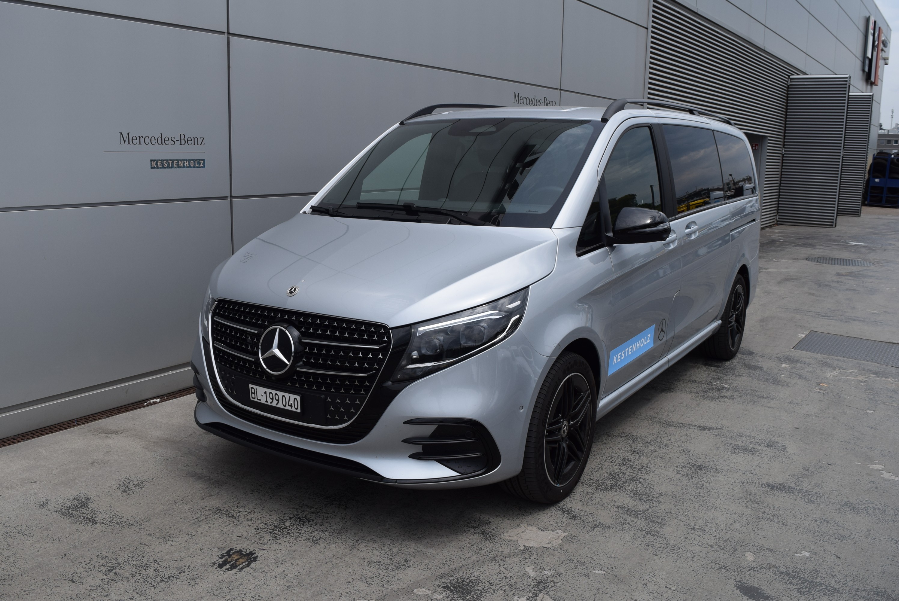 AMG Abrisskante auf HeckklappeAMG FussmattenAMG LineAbschliessbares HandschuhfachAerodynamikpaketAirbag: Airbag BeifahrerAirbag: Airbag FahrerAirbag: Automatische Beifahrer-AirbagabschaltungAirbag: MittenairbagAirbag: Thorax-Pelvis-Sidebag BeifahrerAirbag: Thorax-Pelvis-Sidebag FahrerAirbag: Windowbags f&uuml;r Fahrer, Beifahrer und im FondAmbientebeleuchtung 64 Farben Cockpit + FondAnh&auml;ngelast 2500 kgAntiblockiersystem (ABS)Armlehnen aussen f&uuml;r Einzelsitze 2. FondsitzreiheArmlehnen f&uuml;r Bestuhlung im FahrgastraumAssist: ATTENTION ASSIST (Aufmerksamkeitsassistent)Assist: Aktiver BremssassistentAssist: BerganfahrhilfeAssist: Elektronisches Stabilit&auml;ts-Programm (ESP)Assist: HOLD-FunktionAssist: Live Traffic InformationAssist: Mercedes-Benz NotrufsystemAssist: PRE-SAFE SystemAssist: Totwinkel-AssistentAssist: Updates intelligenter Geschwindigkeits-AssistentAussenspiegel elektrisch verstellbar und beheizbares mit integriertes BlinkerBedienungsanleitung und Serviceinformation- duetschBeleuchtete Spiegel f&uuml;r SonnenblendenBeleuchtung f&uuml;r Fussraum vorneBeleuchtung im Haltegriff Fond mit LesespotBordkantenzierstab schwarzBremss&auml;ttel mit Mercedes-Benz SchriftzugCupholder aufsteckbar in Armlehnen hintenDachrelingDachverkleidungDekor: EXCLUSIVE ZierelementeDekor: Innenhimmel schwarzDekor: Instrumententafel in Lederoptik mit ZiernahtDigitaler InnenspiegelECO Start-Stopp-FunktionENERGIZING COMFORTEXCLUSIVEEl. Gurtstraffer FondElektrik f&uuml;r Anh&auml;ngersteckdoseElektrische Fensterheber vorneFahrerkameraFahrwerk: AGILITY CONTROL FahrwerkFahrwerk:Allradantrieb permanent, 4MATICFehlbetankungsschutzFenster fest hintenFenster vorn links, fest in Seitenwand/Schiebet&uuml;rFenster vorn rechts, fest in Seitenwand/Schiebet&uuml;rFeststellbremse elektrischGarantie: 3 Jahre oder 100 000 kmGenerator 14 V / 250 AGetriebe: 9G-TRONIC AutomatGewichtsvariante 3.200 kgGurtwarneinrichtung f&uuml;r FondbestuhlungHaltegriff f&uuml;r EinstiegHaltegriff im FondHeckscheibe separat zu &ouml;ffnenKindererkennung im Fahrzeug passivKlima: 2-Zonen Klimatisierungsautomatik THERMOTRONICKlima:Klimaanlage halbautom. geregelt, TEMPMATIC im FondKomfort-DachbedieneinheitKomfortschliessungKraftstofftank 70 LiterK&uuml;hlerverkleidung mit LED-LichtbandLackierung: Metallic-Lackierung hightechsilberLenkrad: LederlenkradLenkrad: Lenkrad in Neigung und H&ouml;he verstellbarLenkrad: MultifunktionslenkradLicht: Adaptives BremslichtLicht: FahrlichtassistentLicht: MULTIBEAM LED mit Fernlichtassistent PLUSLicht: Schluss-, Brems- und Blinklicht in LED-TechnikLicht: Umfeldbeleuchtung HeckklappeLicht: Umfeldbeleuchtung in den AussenspiegelnMedia: Burmester Surround SoundsystemMedia: Digitales Radio (DAB)Media: Kabelloses Ladesystem f&uuml;r mobile Endger&auml;teMedia: Kommunikationsmodul (LTE) f&uuml;r digitale DiensteMedia: MBUX Augmented Reality f&uuml;r NavigationMedia: MBUX Multimediasystem HighMedia: NavigationMedia: Smartphone-IntergrationMedia: TouchpadMittelkonsole mit RolloModellpflegeNachtbeleuchtung FondPaket: EASY PACK PaketEASY-PACK-HeckklappeT&uuml;ren:Elektrische Bet&auml;tigung f&uuml;r Schiebet&uuml;r linksT&uuml;ren:Elektrische Bet&auml;tigung f&uuml;r Schiebet&uuml;r rechtsPaket: Exclusive Design-Paket InterieurPaket: Fahrassistenz-PaketAssist: Aktive Abstands-Assistent DISTRONICAssist: Aktiver Spurhalte-AssistentAssist: Verkehrszeichen-AssistentPaket: Night-PaketAMG Frontstossf&auml;nger mit Zierelementen in SchwarzAussenspiegel in schwarzColorverglasung im Fond, SchwarzglasDach in SchwarzPaket: Park-Paket mit 360&deg; -KameraAssist: 360&deg;-KameraAssist: Park Distance Control PARKTRONICAssist: Park-AssistentPaket: Spiegel-PaketAussenspiegel, automatisch heranklappbarInnenspiegel automatisch abblendbarLicht: Projektion MarkenlogoPaket: WinterpaketLenkrad: LenkradheizungSitze: Beifahrersitz heizbarSitze: Fahrersitz heizbarWet Wiper Wischbl&auml;tter beheiztPannenmanagmentPolster: Polsterung Leder NappaRemote Services PlusR&auml;der: AMG Leichtmetallr&auml;der 8 J x 19 schwarzR&auml;der: Bereifung 245/45 R19R&auml;der: KomfortbereifungR&auml;der: Reifendruck&uuml;berwachung an VA u. HA, drahtlosR&auml;der: SommerreifenSaugl&uuml;fter elektrisch Leistungsstufe 5Schriftzug Einstieg Mercedes-Benz beleuchtetSchweller ExterieurServolenkungSitze: Aktive Sitzbel&uuml;ftung f&uuml;r BeifahrerSitze: Aktive Sitzbel&uuml;ftung f&uuml;r FahrerSitze: Beifahrersitz elektrisch verstellbarSitze: Einzelsitz 1. Reihe linksSitze: Einzelsitz 1. Reihe rechtsSitze: Einzelsitz 2. Reihe linksSitze: Einzelsitz 2. Reihe rechtsSitze: Fahrersitz elektrisch verstellbarSitze: Lordosenst&uuml;tze BeifahrersitzSitze: Lordosenst&uuml;tze FahrersitzSitze: Sitzkissentiefenverstellung BeifahrerSitze: Sitzkissentiefenverstellung FahrerSitze: Sitzschienensystem mit SchnellverriegelungSportpedaleStaunetze an R&uuml;ckenlehnen der Einzelsitze im FondSteckdose 12 V Kofferraum / LaderaumSteckdosen 12 V f&uuml;r die Sitzreihen im Fond rechts und linksStossf&auml;nger und Anbauteile in Wagenfarbe lackiertTeppichboden im Fahrzeuginnenraum vorneTeppichboden im FondTisch und beleuchtete Zierelemente an R&uuml;ckenlehneTraktionskontrolleT&uuml;ren: Aktiver Feststeller Schiebet&uuml;rT&uuml;ren: Kindersicherung an T&uuml;ren im FahrgastraumT&uuml;ren: Schiebet&uuml;re linksVliesbatterie 12 V 92 AhWarmluftkanal zum FahrgastraumWarmwasser-ZusatzheizungWarndreieckWartungsintervall 40.000 kmWegfahrsperre elektronischWidescreen CockpitW&auml;rmed&auml;mmendes Glas rundumZentralverriegelung mit FernbedienungZuheizer elektrischZurr&ouml;sen f&uuml;r Sitzschienen herausnehmbar Anh&auml;ngerkupplung Kugelkopf abnehmbarVerbandstasche
