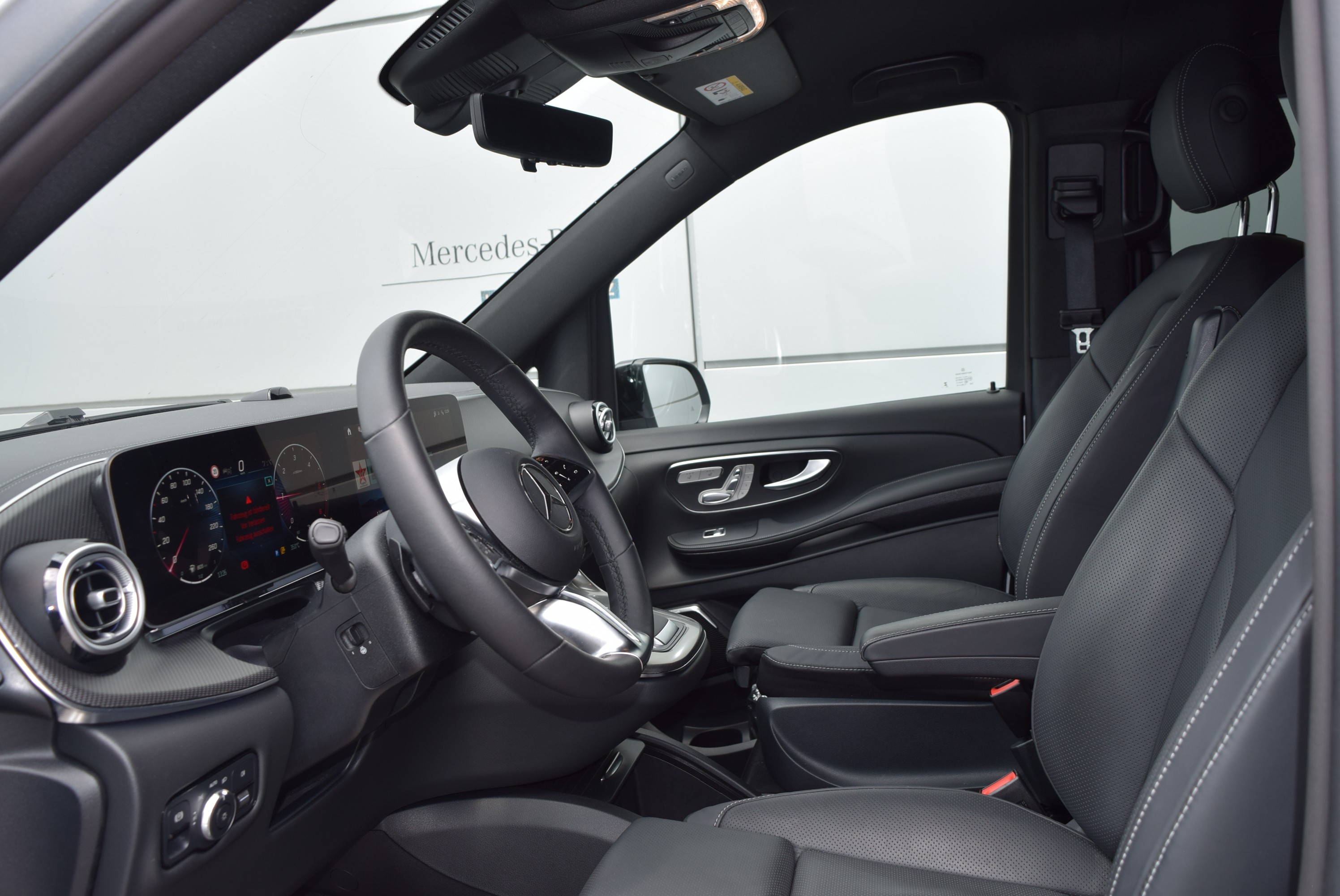AMG Abrisskante auf HeckklappeAMG FussmattenAMG LineAbschliessbares HandschuhfachAerodynamikpaketAirbag: Airbag BeifahrerAirbag: Airbag FahrerAirbag: Automatische Beifahrer-AirbagabschaltungAirbag: MittenairbagAirbag: Thorax-Pelvis-Sidebag BeifahrerAirbag: Thorax-Pelvis-Sidebag FahrerAirbag: Windowbags f&uuml;r Fahrer, Beifahrer und im FondAmbientebeleuchtung 64 Farben Cockpit + FondAnh&auml;ngelast 2500 kgAntiblockiersystem (ABS)Armlehnen aussen f&uuml;r Einzelsitze 2. FondsitzreiheArmlehnen f&uuml;r Bestuhlung im FahrgastraumAssist: ATTENTION ASSIST (Aufmerksamkeitsassistent)Assist: Aktiver BremssassistentAssist: BerganfahrhilfeAssist: Elektronisches Stabilit&auml;ts-Programm (ESP)Assist: HOLD-FunktionAssist: Live Traffic InformationAssist: Mercedes-Benz NotrufsystemAssist: PRE-SAFE SystemAssist: Totwinkel-AssistentAssist: Updates intelligenter Geschwindigkeits-AssistentAussenspiegel elektrisch verstellbar und beheizbares mit integriertes BlinkerBedienungsanleitung und Serviceinformation- duetschBeleuchtete Spiegel f&uuml;r SonnenblendenBeleuchtung f&uuml;r Fussraum vorneBeleuchtung im Haltegriff Fond mit LesespotBordkantenzierstab schwarzBremss&auml;ttel mit Mercedes-Benz SchriftzugCupholder aufsteckbar in Armlehnen hintenDachrelingDachverkleidungDekor: EXCLUSIVE ZierelementeDekor: Innenhimmel schwarzDekor: Instrumententafel in Lederoptik mit ZiernahtDigitaler InnenspiegelECO Start-Stopp-FunktionENERGIZING COMFORTEXCLUSIVEEl. Gurtstraffer FondElektrik f&uuml;r Anh&auml;ngersteckdoseElektrische Fensterheber vorneFahrerkameraFahrwerk: AGILITY CONTROL FahrwerkFahrwerk:Allradantrieb permanent, 4MATICFehlbetankungsschutzFenster fest hintenFenster vorn links, fest in Seitenwand/Schiebet&uuml;rFenster vorn rechts, fest in Seitenwand/Schiebet&uuml;rFeststellbremse elektrischGarantie: 3 Jahre oder 100 000 kmGenerator 14 V / 250 AGetriebe: 9G-TRONIC AutomatGewichtsvariante 3.200 kgGurtwarneinrichtung f&uuml;r FondbestuhlungHaltegriff f&uuml;r EinstiegHaltegriff im FondHeckscheibe separat zu &ouml;ffnenKindererkennung im Fahrzeug passivKlima: 2-Zonen Klimatisierungsautomatik THERMOTRONICKlima:Klimaanlage halbautom. geregelt, TEMPMATIC im FondKomfort-DachbedieneinheitKomfortschliessungKraftstofftank 70 LiterK&uuml;hlerverkleidung mit LED-LichtbandLackierung: Metallic-Lackierung hightechsilberLenkrad: LederlenkradLenkrad: Lenkrad in Neigung und H&ouml;he verstellbarLenkrad: MultifunktionslenkradLicht: Adaptives BremslichtLicht: FahrlichtassistentLicht: MULTIBEAM LED mit Fernlichtassistent PLUSLicht: Schluss-, Brems- und Blinklicht in LED-TechnikLicht: Umfeldbeleuchtung HeckklappeLicht: Umfeldbeleuchtung in den AussenspiegelnMedia: Burmester Surround SoundsystemMedia: Digitales Radio (DAB)Media: Kabelloses Ladesystem f&uuml;r mobile Endger&auml;teMedia: Kommunikationsmodul (LTE) f&uuml;r digitale DiensteMedia: MBUX Augmented Reality f&uuml;r NavigationMedia: MBUX Multimediasystem HighMedia: NavigationMedia: Smartphone-IntergrationMedia: TouchpadMittelkonsole mit RolloModellpflegeNachtbeleuchtung FondPaket: EASY PACK PaketEASY-PACK-HeckklappeT&uuml;ren:Elektrische Bet&auml;tigung f&uuml;r Schiebet&uuml;r linksT&uuml;ren:Elektrische Bet&auml;tigung f&uuml;r Schiebet&uuml;r rechtsPaket: Exclusive Design-Paket InterieurPaket: Fahrassistenz-PaketAssist: Aktive Abstands-Assistent DISTRONICAssist: Aktiver Spurhalte-AssistentAssist: Verkehrszeichen-AssistentPaket: Night-PaketAMG Frontstossf&auml;nger mit Zierelementen in SchwarzAussenspiegel in schwarzColorverglasung im Fond, SchwarzglasDach in SchwarzPaket: Park-Paket mit 360&deg; -KameraAssist: 360&deg;-KameraAssist: Park Distance Control PARKTRONICAssist: Park-AssistentPaket: Spiegel-PaketAussenspiegel, automatisch heranklappbarInnenspiegel automatisch abblendbarLicht: Projektion MarkenlogoPaket: WinterpaketLenkrad: LenkradheizungSitze: Beifahrersitz heizbarSitze: Fahrersitz heizbarWet Wiper Wischbl&auml;tter beheiztPannenmanagmentPolster: Polsterung Leder NappaRemote Services PlusR&auml;der: AMG Leichtmetallr&auml;der 8 J x 19 schwarzR&auml;der: Bereifung 245/45 R19R&auml;der: KomfortbereifungR&auml;der: Reifendruck&uuml;berwachung an VA u. HA, drahtlosR&auml;der: SommerreifenSaugl&uuml;fter elektrisch Leistungsstufe 5Schriftzug Einstieg Mercedes-Benz beleuchtetSchweller ExterieurServolenkungSitze: Aktive Sitzbel&uuml;ftung f&uuml;r BeifahrerSitze: Aktive Sitzbel&uuml;ftung f&uuml;r FahrerSitze: Beifahrersitz elektrisch verstellbarSitze: Einzelsitz 1. Reihe linksSitze: Einzelsitz 1. Reihe rechtsSitze: Einzelsitz 2. Reihe linksSitze: Einzelsitz 2. Reihe rechtsSitze: Fahrersitz elektrisch verstellbarSitze: Lordosenst&uuml;tze BeifahrersitzSitze: Lordosenst&uuml;tze FahrersitzSitze: Sitzkissentiefenverstellung BeifahrerSitze: Sitzkissentiefenverstellung FahrerSitze: Sitzschienensystem mit SchnellverriegelungSportpedaleStaunetze an R&uuml;ckenlehnen der Einzelsitze im FondSteckdose 12 V Kofferraum / LaderaumSteckdosen 12 V f&uuml;r die Sitzreihen im Fond rechts und linksStossf&auml;nger und Anbauteile in Wagenfarbe lackiertTeppichboden im Fahrzeuginnenraum vorneTeppichboden im FondTisch und beleuchtete Zierelemente an R&uuml;ckenlehneTraktionskontrolleT&uuml;ren: Aktiver Feststeller Schiebet&uuml;rT&uuml;ren: Kindersicherung an T&uuml;ren im FahrgastraumT&uuml;ren: Schiebet&uuml;re linksVliesbatterie 12 V 92 AhWarmluftkanal zum FahrgastraumWarmwasser-ZusatzheizungWarndreieckWartungsintervall 40.000 kmWegfahrsperre elektronischWidescreen CockpitW&auml;rmed&auml;mmendes Glas rundumZentralverriegelung mit FernbedienungZuheizer elektrischZurr&ouml;sen f&uuml;r Sitzschienen herausnehmbar Anh&auml;ngerkupplung Kugelkopf abnehmbarVerbandstasche