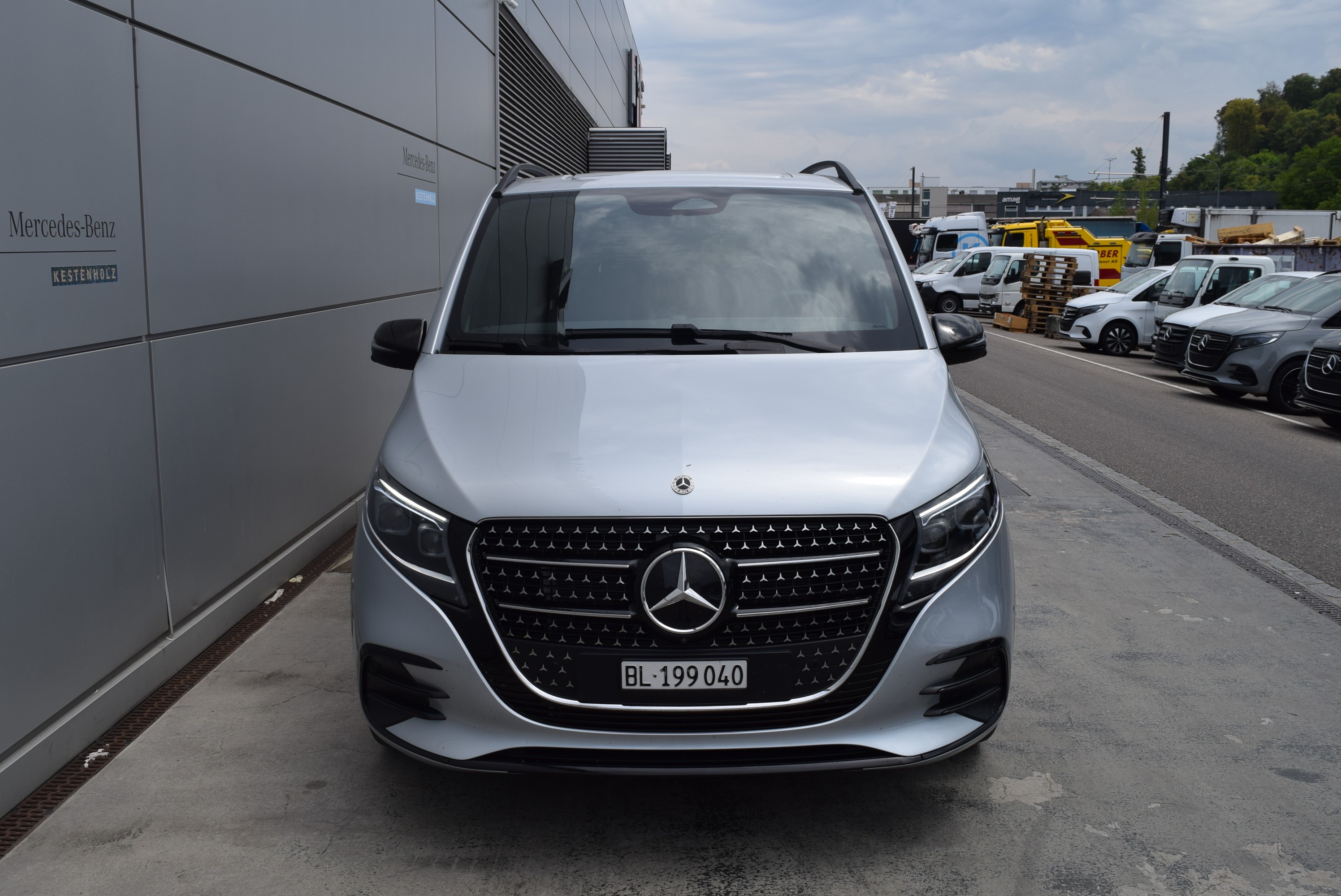 AMG Abrisskante auf HeckklappeAMG FussmattenAMG LineAbschliessbares HandschuhfachAerodynamikpaketAirbag: Airbag BeifahrerAirbag: Airbag FahrerAirbag: Automatische Beifahrer-AirbagabschaltungAirbag: MittenairbagAirbag: Thorax-Pelvis-Sidebag BeifahrerAirbag: Thorax-Pelvis-Sidebag FahrerAirbag: Windowbags f&uuml;r Fahrer, Beifahrer und im FondAmbientebeleuchtung 64 Farben Cockpit + FondAnh&auml;ngelast 2500 kgAntiblockiersystem (ABS)Armlehnen aussen f&uuml;r Einzelsitze 2. FondsitzreiheArmlehnen f&uuml;r Bestuhlung im FahrgastraumAssist: ATTENTION ASSIST (Aufmerksamkeitsassistent)Assist: Aktiver BremssassistentAssist: BerganfahrhilfeAssist: Elektronisches Stabilit&auml;ts-Programm (ESP)Assist: HOLD-FunktionAssist: Live Traffic InformationAssist: Mercedes-Benz NotrufsystemAssist: PRE-SAFE SystemAssist: Totwinkel-AssistentAssist: Updates intelligenter Geschwindigkeits-AssistentAussenspiegel elektrisch verstellbar und beheizbares mit integriertes BlinkerBedienungsanleitung und Serviceinformation- duetschBeleuchtete Spiegel f&uuml;r SonnenblendenBeleuchtung f&uuml;r Fussraum vorneBeleuchtung im Haltegriff Fond mit LesespotBordkantenzierstab schwarzBremss&auml;ttel mit Mercedes-Benz SchriftzugCupholder aufsteckbar in Armlehnen hintenDachrelingDachverkleidungDekor: EXCLUSIVE ZierelementeDekor: Innenhimmel schwarzDekor: Instrumententafel in Lederoptik mit ZiernahtDigitaler InnenspiegelECO Start-Stopp-FunktionENERGIZING COMFORTEXCLUSIVEEl. Gurtstraffer FondElektrik f&uuml;r Anh&auml;ngersteckdoseElektrische Fensterheber vorneFahrerkameraFahrwerk: AGILITY CONTROL FahrwerkFahrwerk:Allradantrieb permanent, 4MATICFehlbetankungsschutzFenster fest hintenFenster vorn links, fest in Seitenwand/Schiebet&uuml;rFenster vorn rechts, fest in Seitenwand/Schiebet&uuml;rFeststellbremse elektrischGarantie: 3 Jahre oder 100 000 kmGenerator 14 V / 250 AGetriebe: 9G-TRONIC AutomatGewichtsvariante 3.200 kgGurtwarneinrichtung f&uuml;r FondbestuhlungHaltegriff f&uuml;r EinstiegHaltegriff im FondHeckscheibe separat zu &ouml;ffnenKindererkennung im Fahrzeug passivKlima: 2-Zonen Klimatisierungsautomatik THERMOTRONICKlima:Klimaanlage halbautom. geregelt, TEMPMATIC im FondKomfort-DachbedieneinheitKomfortschliessungKraftstofftank 70 LiterK&uuml;hlerverkleidung mit LED-LichtbandLackierung: Metallic-Lackierung hightechsilberLenkrad: LederlenkradLenkrad: Lenkrad in Neigung und H&ouml;he verstellbarLenkrad: MultifunktionslenkradLicht: Adaptives BremslichtLicht: FahrlichtassistentLicht: MULTIBEAM LED mit Fernlichtassistent PLUSLicht: Schluss-, Brems- und Blinklicht in LED-TechnikLicht: Umfeldbeleuchtung HeckklappeLicht: Umfeldbeleuchtung in den AussenspiegelnMedia: Burmester Surround SoundsystemMedia: Digitales Radio (DAB)Media: Kabelloses Ladesystem f&uuml;r mobile Endger&auml;teMedia: Kommunikationsmodul (LTE) f&uuml;r digitale DiensteMedia: MBUX Augmented Reality f&uuml;r NavigationMedia: MBUX Multimediasystem HighMedia: NavigationMedia: Smartphone-IntergrationMedia: TouchpadMittelkonsole mit RolloModellpflegeNachtbeleuchtung FondPaket: EASY PACK PaketEASY-PACK-HeckklappeT&uuml;ren:Elektrische Bet&auml;tigung f&uuml;r Schiebet&uuml;r linksT&uuml;ren:Elektrische Bet&auml;tigung f&uuml;r Schiebet&uuml;r rechtsPaket: Exclusive Design-Paket InterieurPaket: Fahrassistenz-PaketAssist: Aktive Abstands-Assistent DISTRONICAssist: Aktiver Spurhalte-AssistentAssist: Verkehrszeichen-AssistentPaket: Night-PaketAMG Frontstossf&auml;nger mit Zierelementen in SchwarzAussenspiegel in schwarzColorverglasung im Fond, SchwarzglasDach in SchwarzPaket: Park-Paket mit 360&deg; -KameraAssist: 360&deg;-KameraAssist: Park Distance Control PARKTRONICAssist: Park-AssistentPaket: Spiegel-PaketAussenspiegel, automatisch heranklappbarInnenspiegel automatisch abblendbarLicht: Projektion MarkenlogoPaket: WinterpaketLenkrad: LenkradheizungSitze: Beifahrersitz heizbarSitze: Fahrersitz heizbarWet Wiper Wischbl&auml;tter beheiztPannenmanagmentPolster: Polsterung Leder NappaRemote Services PlusR&auml;der: AMG Leichtmetallr&auml;der 8 J x 19 schwarzR&auml;der: Bereifung 245/45 R19R&auml;der: KomfortbereifungR&auml;der: Reifendruck&uuml;berwachung an VA u. HA, drahtlosR&auml;der: SommerreifenSaugl&uuml;fter elektrisch Leistungsstufe 5Schriftzug Einstieg Mercedes-Benz beleuchtetSchweller ExterieurServolenkungSitze: Aktive Sitzbel&uuml;ftung f&uuml;r BeifahrerSitze: Aktive Sitzbel&uuml;ftung f&uuml;r FahrerSitze: Beifahrersitz elektrisch verstellbarSitze: Einzelsitz 1. Reihe linksSitze: Einzelsitz 1. Reihe rechtsSitze: Einzelsitz 2. Reihe linksSitze: Einzelsitz 2. Reihe rechtsSitze: Fahrersitz elektrisch verstellbarSitze: Lordosenst&uuml;tze BeifahrersitzSitze: Lordosenst&uuml;tze FahrersitzSitze: Sitzkissentiefenverstellung BeifahrerSitze: Sitzkissentiefenverstellung FahrerSitze: Sitzschienensystem mit SchnellverriegelungSportpedaleStaunetze an R&uuml;ckenlehnen der Einzelsitze im FondSteckdose 12 V Kofferraum / LaderaumSteckdosen 12 V f&uuml;r die Sitzreihen im Fond rechts und linksStossf&auml;nger und Anbauteile in Wagenfarbe lackiertTeppichboden im Fahrzeuginnenraum vorneTeppichboden im FondTisch und beleuchtete Zierelemente an R&uuml;ckenlehneTraktionskontrolleT&uuml;ren: Aktiver Feststeller Schiebet&uuml;rT&uuml;ren: Kindersicherung an T&uuml;ren im FahrgastraumT&uuml;ren: Schiebet&uuml;re linksVliesbatterie 12 V 92 AhWarmluftkanal zum FahrgastraumWarmwasser-ZusatzheizungWarndreieckWartungsintervall 40.000 kmWegfahrsperre elektronischWidescreen CockpitW&auml;rmed&auml;mmendes Glas rundumZentralverriegelung mit FernbedienungZuheizer elektrischZurr&ouml;sen f&uuml;r Sitzschienen herausnehmbar Anh&auml;ngerkupplung Kugelkopf abnehmbarVerbandstasche