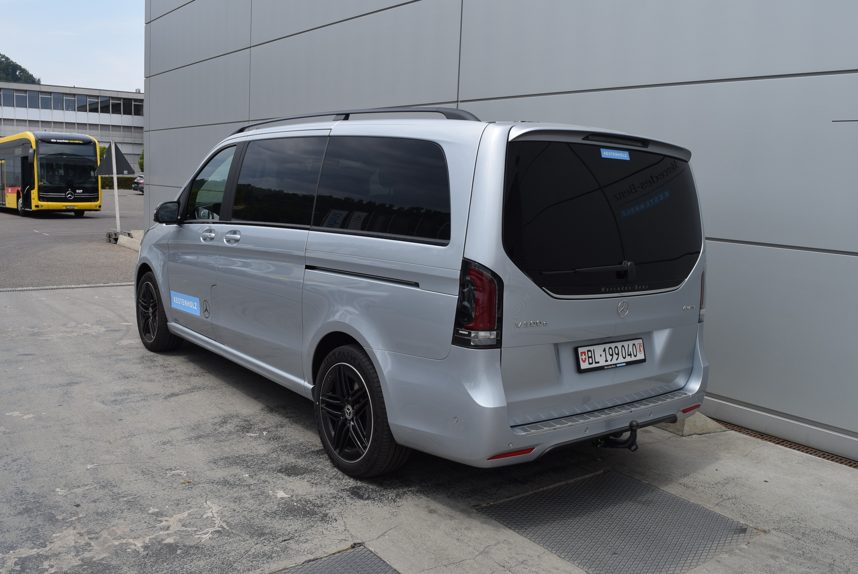 AMG Abrisskante auf HeckklappeAMG FussmattenAMG LineAbschliessbares HandschuhfachAerodynamikpaketAirbag: Airbag BeifahrerAirbag: Airbag FahrerAirbag: Automatische Beifahrer-AirbagabschaltungAirbag: MittenairbagAirbag: Thorax-Pelvis-Sidebag BeifahrerAirbag: Thorax-Pelvis-Sidebag FahrerAirbag: Windowbags f&uuml;r Fahrer, Beifahrer und im FondAmbientebeleuchtung 64 Farben Cockpit + FondAnh&auml;ngelast 2500 kgAntiblockiersystem (ABS)Armlehnen aussen f&uuml;r Einzelsitze 2. FondsitzreiheArmlehnen f&uuml;r Bestuhlung im FahrgastraumAssist: ATTENTION ASSIST (Aufmerksamkeitsassistent)Assist: Aktiver BremssassistentAssist: BerganfahrhilfeAssist: Elektronisches Stabilit&auml;ts-Programm (ESP)Assist: HOLD-FunktionAssist: Live Traffic InformationAssist: Mercedes-Benz NotrufsystemAssist: PRE-SAFE SystemAssist: Totwinkel-AssistentAssist: Updates intelligenter Geschwindigkeits-AssistentAussenspiegel elektrisch verstellbar und beheizbares mit integriertes BlinkerBedienungsanleitung und Serviceinformation- duetschBeleuchtete Spiegel f&uuml;r SonnenblendenBeleuchtung f&uuml;r Fussraum vorneBeleuchtung im Haltegriff Fond mit LesespotBordkantenzierstab schwarzBremss&auml;ttel mit Mercedes-Benz SchriftzugCupholder aufsteckbar in Armlehnen hintenDachrelingDachverkleidungDekor: EXCLUSIVE ZierelementeDekor: Innenhimmel schwarzDekor: Instrumententafel in Lederoptik mit ZiernahtDigitaler InnenspiegelECO Start-Stopp-FunktionENERGIZING COMFORTEXCLUSIVEEl. Gurtstraffer FondElektrik f&uuml;r Anh&auml;ngersteckdoseElektrische Fensterheber vorneFahrerkameraFahrwerk: AGILITY CONTROL FahrwerkFahrwerk:Allradantrieb permanent, 4MATICFehlbetankungsschutzFenster fest hintenFenster vorn links, fest in Seitenwand/Schiebet&uuml;rFenster vorn rechts, fest in Seitenwand/Schiebet&uuml;rFeststellbremse elektrischGarantie: 3 Jahre oder 100 000 kmGenerator 14 V / 250 AGetriebe: 9G-TRONIC AutomatGewichtsvariante 3.200 kgGurtwarneinrichtung f&uuml;r FondbestuhlungHaltegriff f&uuml;r EinstiegHaltegriff im FondHeckscheibe separat zu &ouml;ffnenKindererkennung im Fahrzeug passivKlima: 2-Zonen Klimatisierungsautomatik THERMOTRONICKlima:Klimaanlage halbautom. geregelt, TEMPMATIC im FondKomfort-DachbedieneinheitKomfortschliessungKraftstofftank 70 LiterK&uuml;hlerverkleidung mit LED-LichtbandLackierung: Metallic-Lackierung hightechsilberLenkrad: LederlenkradLenkrad: Lenkrad in Neigung und H&ouml;he verstellbarLenkrad: MultifunktionslenkradLicht: Adaptives BremslichtLicht: FahrlichtassistentLicht: MULTIBEAM LED mit Fernlichtassistent PLUSLicht: Schluss-, Brems- und Blinklicht in LED-TechnikLicht: Umfeldbeleuchtung HeckklappeLicht: Umfeldbeleuchtung in den AussenspiegelnMedia: Burmester Surround SoundsystemMedia: Digitales Radio (DAB)Media: Kabelloses Ladesystem f&uuml;r mobile Endger&auml;teMedia: Kommunikationsmodul (LTE) f&uuml;r digitale DiensteMedia: MBUX Augmented Reality f&uuml;r NavigationMedia: MBUX Multimediasystem HighMedia: NavigationMedia: Smartphone-IntergrationMedia: TouchpadMittelkonsole mit RolloModellpflegeNachtbeleuchtung FondPaket: EASY PACK PaketEASY-PACK-HeckklappeT&uuml;ren:Elektrische Bet&auml;tigung f&uuml;r Schiebet&uuml;r linksT&uuml;ren:Elektrische Bet&auml;tigung f&uuml;r Schiebet&uuml;r rechtsPaket: Exclusive Design-Paket InterieurPaket: Fahrassistenz-PaketAssist: Aktive Abstands-Assistent DISTRONICAssist: Aktiver Spurhalte-AssistentAssist: Verkehrszeichen-AssistentPaket: Night-PaketAMG Frontstossf&auml;nger mit Zierelementen in SchwarzAussenspiegel in schwarzColorverglasung im Fond, SchwarzglasDach in SchwarzPaket: Park-Paket mit 360&deg; -KameraAssist: 360&deg;-KameraAssist: Park Distance Control PARKTRONICAssist: Park-AssistentPaket: Spiegel-PaketAussenspiegel, automatisch heranklappbarInnenspiegel automatisch abblendbarLicht: Projektion MarkenlogoPaket: WinterpaketLenkrad: LenkradheizungSitze: Beifahrersitz heizbarSitze: Fahrersitz heizbarWet Wiper Wischbl&auml;tter beheiztPannenmanagmentPolster: Polsterung Leder NappaRemote Services PlusR&auml;der: AMG Leichtmetallr&auml;der 8 J x 19 schwarzR&auml;der: Bereifung 245/45 R19R&auml;der: KomfortbereifungR&auml;der: Reifendruck&uuml;berwachung an VA u. HA, drahtlosR&auml;der: SommerreifenSaugl&uuml;fter elektrisch Leistungsstufe 5Schriftzug Einstieg Mercedes-Benz beleuchtetSchweller ExterieurServolenkungSitze: Aktive Sitzbel&uuml;ftung f&uuml;r BeifahrerSitze: Aktive Sitzbel&uuml;ftung f&uuml;r FahrerSitze: Beifahrersitz elektrisch verstellbarSitze: Einzelsitz 1. Reihe linksSitze: Einzelsitz 1. Reihe rechtsSitze: Einzelsitz 2. Reihe linksSitze: Einzelsitz 2. Reihe rechtsSitze: Fahrersitz elektrisch verstellbarSitze: Lordosenst&uuml;tze BeifahrersitzSitze: Lordosenst&uuml;tze FahrersitzSitze: Sitzkissentiefenverstellung BeifahrerSitze: Sitzkissentiefenverstellung FahrerSitze: Sitzschienensystem mit SchnellverriegelungSportpedaleStaunetze an R&uuml;ckenlehnen der Einzelsitze im FondSteckdose 12 V Kofferraum / LaderaumSteckdosen 12 V f&uuml;r die Sitzreihen im Fond rechts und linksStossf&auml;nger und Anbauteile in Wagenfarbe lackiertTeppichboden im Fahrzeuginnenraum vorneTeppichboden im FondTisch und beleuchtete Zierelemente an R&uuml;ckenlehneTraktionskontrolleT&uuml;ren: Aktiver Feststeller Schiebet&uuml;rT&uuml;ren: Kindersicherung an T&uuml;ren im FahrgastraumT&uuml;ren: Schiebet&uuml;re linksVliesbatterie 12 V 92 AhWarmluftkanal zum FahrgastraumWarmwasser-ZusatzheizungWarndreieckWartungsintervall 40.000 kmWegfahrsperre elektronischWidescreen CockpitW&auml;rmed&auml;mmendes Glas rundumZentralverriegelung mit FernbedienungZuheizer elektrischZurr&ouml;sen f&uuml;r Sitzschienen herausnehmbar Anh&auml;ngerkupplung Kugelkopf abnehmbarVerbandstasche