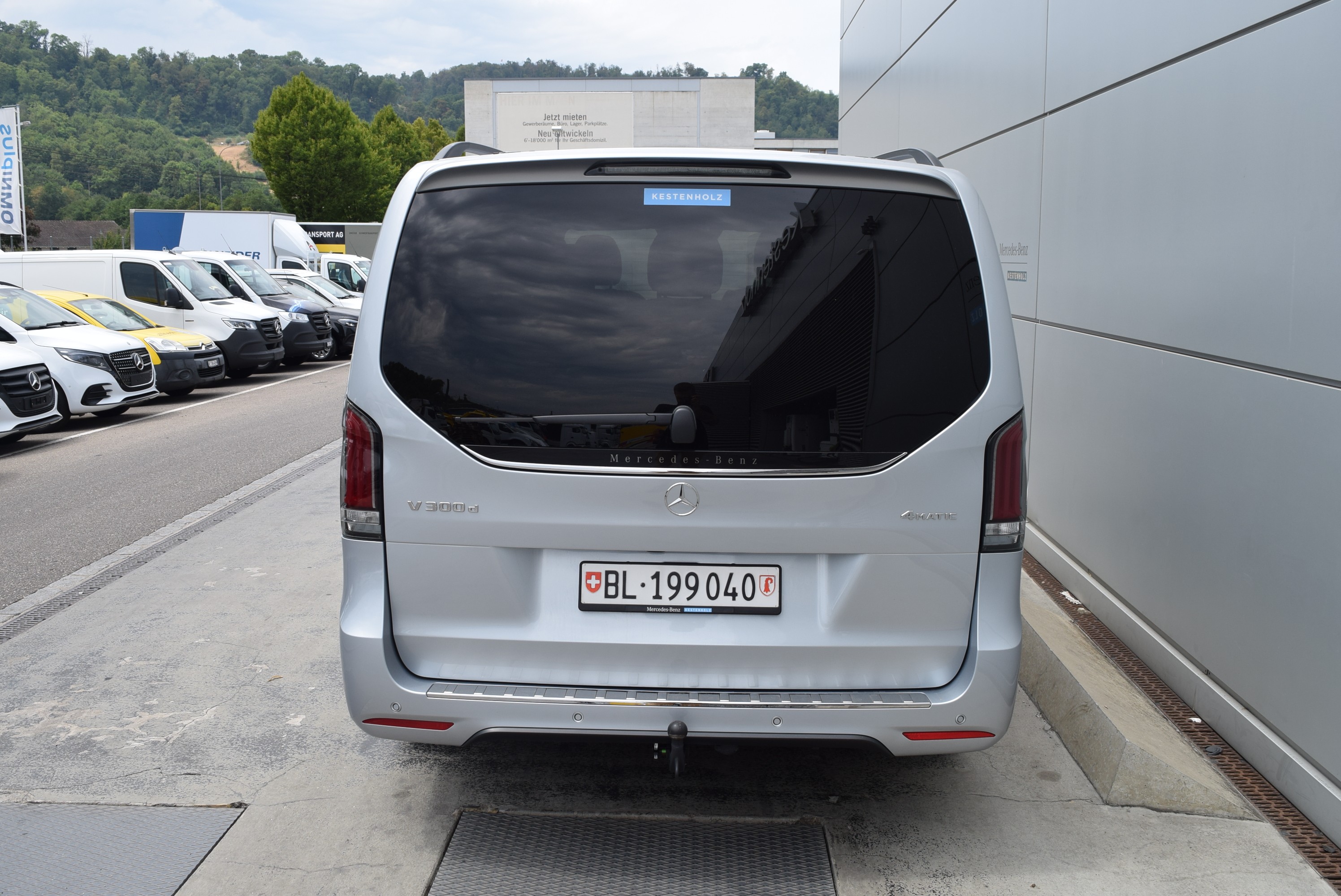 AMG Abrisskante auf HeckklappeAMG FussmattenAMG LineAbschliessbares HandschuhfachAerodynamikpaketAirbag: Airbag BeifahrerAirbag: Airbag FahrerAirbag: Automatische Beifahrer-AirbagabschaltungAirbag: MittenairbagAirbag: Thorax-Pelvis-Sidebag BeifahrerAirbag: Thorax-Pelvis-Sidebag FahrerAirbag: Windowbags f&uuml;r Fahrer, Beifahrer und im FondAmbientebeleuchtung 64 Farben Cockpit + FondAnh&auml;ngelast 2500 kgAntiblockiersystem (ABS)Armlehnen aussen f&uuml;r Einzelsitze 2. FondsitzreiheArmlehnen f&uuml;r Bestuhlung im FahrgastraumAssist: ATTENTION ASSIST (Aufmerksamkeitsassistent)Assist: Aktiver BremssassistentAssist: BerganfahrhilfeAssist: Elektronisches Stabilit&auml;ts-Programm (ESP)Assist: HOLD-FunktionAssist: Live Traffic InformationAssist: Mercedes-Benz NotrufsystemAssist: PRE-SAFE SystemAssist: Totwinkel-AssistentAssist: Updates intelligenter Geschwindigkeits-AssistentAussenspiegel elektrisch verstellbar und beheizbares mit integriertes BlinkerBedienungsanleitung und Serviceinformation- duetschBeleuchtete Spiegel f&uuml;r SonnenblendenBeleuchtung f&uuml;r Fussraum vorneBeleuchtung im Haltegriff Fond mit LesespotBordkantenzierstab schwarzBremss&auml;ttel mit Mercedes-Benz SchriftzugCupholder aufsteckbar in Armlehnen hintenDachrelingDachverkleidungDekor: EXCLUSIVE ZierelementeDekor: Innenhimmel schwarzDekor: Instrumententafel in Lederoptik mit ZiernahtDigitaler InnenspiegelECO Start-Stopp-FunktionENERGIZING COMFORTEXCLUSIVEEl. Gurtstraffer FondElektrik f&uuml;r Anh&auml;ngersteckdoseElektrische Fensterheber vorneFahrerkameraFahrwerk: AGILITY CONTROL FahrwerkFahrwerk:Allradantrieb permanent, 4MATICFehlbetankungsschutzFenster fest hintenFenster vorn links, fest in Seitenwand/Schiebet&uuml;rFenster vorn rechts, fest in Seitenwand/Schiebet&uuml;rFeststellbremse elektrischGarantie: 3 Jahre oder 100 000 kmGenerator 14 V / 250 AGetriebe: 9G-TRONIC AutomatGewichtsvariante 3.200 kgGurtwarneinrichtung f&uuml;r FondbestuhlungHaltegriff f&uuml;r EinstiegHaltegriff im FondHeckscheibe separat zu &ouml;ffnenKindererkennung im Fahrzeug passivKlima: 2-Zonen Klimatisierungsautomatik THERMOTRONICKlima:Klimaanlage halbautom. geregelt, TEMPMATIC im FondKomfort-DachbedieneinheitKomfortschliessungKraftstofftank 70 LiterK&uuml;hlerverkleidung mit LED-LichtbandLackierung: Metallic-Lackierung hightechsilberLenkrad: LederlenkradLenkrad: Lenkrad in Neigung und H&ouml;he verstellbarLenkrad: MultifunktionslenkradLicht: Adaptives BremslichtLicht: FahrlichtassistentLicht: MULTIBEAM LED mit Fernlichtassistent PLUSLicht: Schluss-, Brems- und Blinklicht in LED-TechnikLicht: Umfeldbeleuchtung HeckklappeLicht: Umfeldbeleuchtung in den AussenspiegelnMedia: Burmester Surround SoundsystemMedia: Digitales Radio (DAB)Media: Kabelloses Ladesystem f&uuml;r mobile Endger&auml;teMedia: Kommunikationsmodul (LTE) f&uuml;r digitale DiensteMedia: MBUX Augmented Reality f&uuml;r NavigationMedia: MBUX Multimediasystem HighMedia: NavigationMedia: Smartphone-IntergrationMedia: TouchpadMittelkonsole mit RolloModellpflegeNachtbeleuchtung FondPaket: EASY PACK PaketEASY-PACK-HeckklappeT&uuml;ren:Elektrische Bet&auml;tigung f&uuml;r Schiebet&uuml;r linksT&uuml;ren:Elektrische Bet&auml;tigung f&uuml;r Schiebet&uuml;r rechtsPaket: Exclusive Design-Paket InterieurPaket: Fahrassistenz-PaketAssist: Aktive Abstands-Assistent DISTRONICAssist: Aktiver Spurhalte-AssistentAssist: Verkehrszeichen-AssistentPaket: Night-PaketAMG Frontstossf&auml;nger mit Zierelementen in SchwarzAussenspiegel in schwarzColorverglasung im Fond, SchwarzglasDach in SchwarzPaket: Park-Paket mit 360&deg; -KameraAssist: 360&deg;-KameraAssist: Park Distance Control PARKTRONICAssist: Park-AssistentPaket: Spiegel-PaketAussenspiegel, automatisch heranklappbarInnenspiegel automatisch abblendbarLicht: Projektion MarkenlogoPaket: WinterpaketLenkrad: LenkradheizungSitze: Beifahrersitz heizbarSitze: Fahrersitz heizbarWet Wiper Wischbl&auml;tter beheiztPannenmanagmentPolster: Polsterung Leder NappaRemote Services PlusR&auml;der: AMG Leichtmetallr&auml;der 8 J x 19 schwarzR&auml;der: Bereifung 245/45 R19R&auml;der: KomfortbereifungR&auml;der: Reifendruck&uuml;berwachung an VA u. HA, drahtlosR&auml;der: SommerreifenSaugl&uuml;fter elektrisch Leistungsstufe 5Schriftzug Einstieg Mercedes-Benz beleuchtetSchweller ExterieurServolenkungSitze: Aktive Sitzbel&uuml;ftung f&uuml;r BeifahrerSitze: Aktive Sitzbel&uuml;ftung f&uuml;r FahrerSitze: Beifahrersitz elektrisch verstellbarSitze: Einzelsitz 1. Reihe linksSitze: Einzelsitz 1. Reihe rechtsSitze: Einzelsitz 2. Reihe linksSitze: Einzelsitz 2. Reihe rechtsSitze: Fahrersitz elektrisch verstellbarSitze: Lordosenst&uuml;tze BeifahrersitzSitze: Lordosenst&uuml;tze FahrersitzSitze: Sitzkissentiefenverstellung BeifahrerSitze: Sitzkissentiefenverstellung FahrerSitze: Sitzschienensystem mit SchnellverriegelungSportpedaleStaunetze an R&uuml;ckenlehnen der Einzelsitze im FondSteckdose 12 V Kofferraum / LaderaumSteckdosen 12 V f&uuml;r die Sitzreihen im Fond rechts und linksStossf&auml;nger und Anbauteile in Wagenfarbe lackiertTeppichboden im Fahrzeuginnenraum vorneTeppichboden im FondTisch und beleuchtete Zierelemente an R&uuml;ckenlehneTraktionskontrolleT&uuml;ren: Aktiver Feststeller Schiebet&uuml;rT&uuml;ren: Kindersicherung an T&uuml;ren im FahrgastraumT&uuml;ren: Schiebet&uuml;re linksVliesbatterie 12 V 92 AhWarmluftkanal zum FahrgastraumWarmwasser-ZusatzheizungWarndreieckWartungsintervall 40.000 kmWegfahrsperre elektronischWidescreen CockpitW&auml;rmed&auml;mmendes Glas rundumZentralverriegelung mit FernbedienungZuheizer elektrischZurr&ouml;sen f&uuml;r Sitzschienen herausnehmbar Anh&auml;ngerkupplung Kugelkopf abnehmbarVerbandstasche