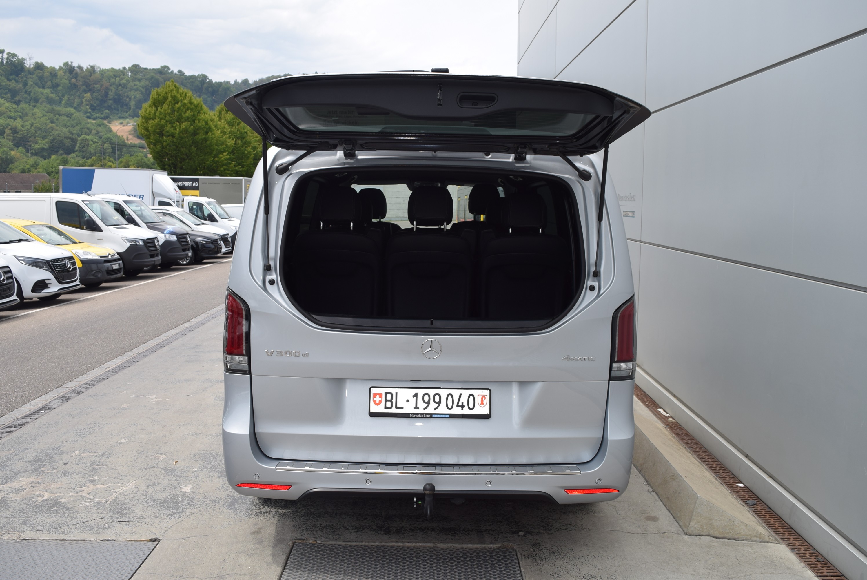 AMG Abrisskante auf HeckklappeAMG FussmattenAMG LineAbschliessbares HandschuhfachAerodynamikpaketAirbag: Airbag BeifahrerAirbag: Airbag FahrerAirbag: Automatische Beifahrer-AirbagabschaltungAirbag: MittenairbagAirbag: Thorax-Pelvis-Sidebag BeifahrerAirbag: Thorax-Pelvis-Sidebag FahrerAirbag: Windowbags f&uuml;r Fahrer, Beifahrer und im FondAmbientebeleuchtung 64 Farben Cockpit + FondAnh&auml;ngelast 2500 kgAntiblockiersystem (ABS)Armlehnen aussen f&uuml;r Einzelsitze 2. FondsitzreiheArmlehnen f&uuml;r Bestuhlung im FahrgastraumAssist: ATTENTION ASSIST (Aufmerksamkeitsassistent)Assist: Aktiver BremssassistentAssist: BerganfahrhilfeAssist: Elektronisches Stabilit&auml;ts-Programm (ESP)Assist: HOLD-FunktionAssist: Live Traffic InformationAssist: Mercedes-Benz NotrufsystemAssist: PRE-SAFE SystemAssist: Totwinkel-AssistentAssist: Updates intelligenter Geschwindigkeits-AssistentAussenspiegel elektrisch verstellbar und beheizbares mit integriertes BlinkerBedienungsanleitung und Serviceinformation- duetschBeleuchtete Spiegel f&uuml;r SonnenblendenBeleuchtung f&uuml;r Fussraum vorneBeleuchtung im Haltegriff Fond mit LesespotBordkantenzierstab schwarzBremss&auml;ttel mit Mercedes-Benz SchriftzugCupholder aufsteckbar in Armlehnen hintenDachrelingDachverkleidungDekor: EXCLUSIVE ZierelementeDekor: Innenhimmel schwarzDekor: Instrumententafel in Lederoptik mit ZiernahtDigitaler InnenspiegelECO Start-Stopp-FunktionENERGIZING COMFORTEXCLUSIVEEl. Gurtstraffer FondElektrik f&uuml;r Anh&auml;ngersteckdoseElektrische Fensterheber vorneFahrerkameraFahrwerk: AGILITY CONTROL FahrwerkFahrwerk:Allradantrieb permanent, 4MATICFehlbetankungsschutzFenster fest hintenFenster vorn links, fest in Seitenwand/Schiebet&uuml;rFenster vorn rechts, fest in Seitenwand/Schiebet&uuml;rFeststellbremse elektrischGarantie: 3 Jahre oder 100 000 kmGenerator 14 V / 250 AGetriebe: 9G-TRONIC AutomatGewichtsvariante 3.200 kgGurtwarneinrichtung f&uuml;r FondbestuhlungHaltegriff f&uuml;r EinstiegHaltegriff im FondHeckscheibe separat zu &ouml;ffnenKindererkennung im Fahrzeug passivKlima: 2-Zonen Klimatisierungsautomatik THERMOTRONICKlima:Klimaanlage halbautom. geregelt, TEMPMATIC im FondKomfort-DachbedieneinheitKomfortschliessungKraftstofftank 70 LiterK&uuml;hlerverkleidung mit LED-LichtbandLackierung: Metallic-Lackierung hightechsilberLenkrad: LederlenkradLenkrad: Lenkrad in Neigung und H&ouml;he verstellbarLenkrad: MultifunktionslenkradLicht: Adaptives BremslichtLicht: FahrlichtassistentLicht: MULTIBEAM LED mit Fernlichtassistent PLUSLicht: Schluss-, Brems- und Blinklicht in LED-TechnikLicht: Umfeldbeleuchtung HeckklappeLicht: Umfeldbeleuchtung in den AussenspiegelnMedia: Burmester Surround SoundsystemMedia: Digitales Radio (DAB)Media: Kabelloses Ladesystem f&uuml;r mobile Endger&auml;teMedia: Kommunikationsmodul (LTE) f&uuml;r digitale DiensteMedia: MBUX Augmented Reality f&uuml;r NavigationMedia: MBUX Multimediasystem HighMedia: NavigationMedia: Smartphone-IntergrationMedia: TouchpadMittelkonsole mit RolloModellpflegeNachtbeleuchtung FondPaket: EASY PACK PaketEASY-PACK-HeckklappeT&uuml;ren:Elektrische Bet&auml;tigung f&uuml;r Schiebet&uuml;r linksT&uuml;ren:Elektrische Bet&auml;tigung f&uuml;r Schiebet&uuml;r rechtsPaket: Exclusive Design-Paket InterieurPaket: Fahrassistenz-PaketAssist: Aktive Abstands-Assistent DISTRONICAssist: Aktiver Spurhalte-AssistentAssist: Verkehrszeichen-AssistentPaket: Night-PaketAMG Frontstossf&auml;nger mit Zierelementen in SchwarzAussenspiegel in schwarzColorverglasung im Fond, SchwarzglasDach in SchwarzPaket: Park-Paket mit 360&deg; -KameraAssist: 360&deg;-KameraAssist: Park Distance Control PARKTRONICAssist: Park-AssistentPaket: Spiegel-PaketAussenspiegel, automatisch heranklappbarInnenspiegel automatisch abblendbarLicht: Projektion MarkenlogoPaket: WinterpaketLenkrad: LenkradheizungSitze: Beifahrersitz heizbarSitze: Fahrersitz heizbarWet Wiper Wischbl&auml;tter beheiztPannenmanagmentPolster: Polsterung Leder NappaRemote Services PlusR&auml;der: AMG Leichtmetallr&auml;der 8 J x 19 schwarzR&auml;der: Bereifung 245/45 R19R&auml;der: KomfortbereifungR&auml;der: Reifendruck&uuml;berwachung an VA u. HA, drahtlosR&auml;der: SommerreifenSaugl&uuml;fter elektrisch Leistungsstufe 5Schriftzug Einstieg Mercedes-Benz beleuchtetSchweller ExterieurServolenkungSitze: Aktive Sitzbel&uuml;ftung f&uuml;r BeifahrerSitze: Aktive Sitzbel&uuml;ftung f&uuml;r FahrerSitze: Beifahrersitz elektrisch verstellbarSitze: Einzelsitz 1. Reihe linksSitze: Einzelsitz 1. Reihe rechtsSitze: Einzelsitz 2. Reihe linksSitze: Einzelsitz 2. Reihe rechtsSitze: Fahrersitz elektrisch verstellbarSitze: Lordosenst&uuml;tze BeifahrersitzSitze: Lordosenst&uuml;tze FahrersitzSitze: Sitzkissentiefenverstellung BeifahrerSitze: Sitzkissentiefenverstellung FahrerSitze: Sitzschienensystem mit SchnellverriegelungSportpedaleStaunetze an R&uuml;ckenlehnen der Einzelsitze im FondSteckdose 12 V Kofferraum / LaderaumSteckdosen 12 V f&uuml;r die Sitzreihen im Fond rechts und linksStossf&auml;nger und Anbauteile in Wagenfarbe lackiertTeppichboden im Fahrzeuginnenraum vorneTeppichboden im FondTisch und beleuchtete Zierelemente an R&uuml;ckenlehneTraktionskontrolleT&uuml;ren: Aktiver Feststeller Schiebet&uuml;rT&uuml;ren: Kindersicherung an T&uuml;ren im FahrgastraumT&uuml;ren: Schiebet&uuml;re linksVliesbatterie 12 V 92 AhWarmluftkanal zum FahrgastraumWarmwasser-ZusatzheizungWarndreieckWartungsintervall 40.000 kmWegfahrsperre elektronischWidescreen CockpitW&auml;rmed&auml;mmendes Glas rundumZentralverriegelung mit FernbedienungZuheizer elektrischZurr&ouml;sen f&uuml;r Sitzschienen herausnehmbar Anh&auml;ngerkupplung Kugelkopf abnehmbarVerbandstasche