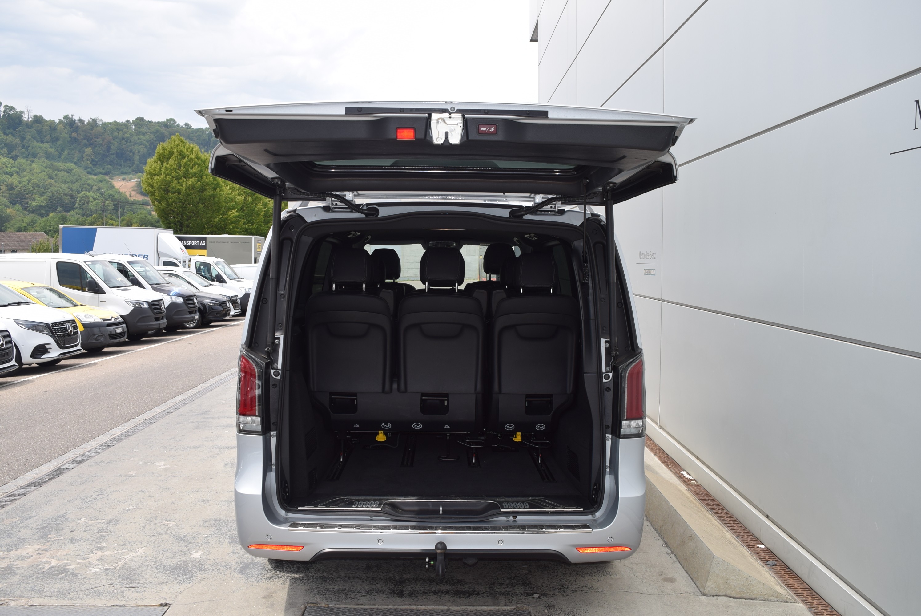 AMG Abrisskante auf HeckklappeAMG FussmattenAMG LineAbschliessbares HandschuhfachAerodynamikpaketAirbag: Airbag BeifahrerAirbag: Airbag FahrerAirbag: Automatische Beifahrer-AirbagabschaltungAirbag: MittenairbagAirbag: Thorax-Pelvis-Sidebag BeifahrerAirbag: Thorax-Pelvis-Sidebag FahrerAirbag: Windowbags f&uuml;r Fahrer, Beifahrer und im FondAmbientebeleuchtung 64 Farben Cockpit + FondAnh&auml;ngelast 2500 kgAntiblockiersystem (ABS)Armlehnen aussen f&uuml;r Einzelsitze 2. FondsitzreiheArmlehnen f&uuml;r Bestuhlung im FahrgastraumAssist: ATTENTION ASSIST (Aufmerksamkeitsassistent)Assist: Aktiver BremssassistentAssist: BerganfahrhilfeAssist: Elektronisches Stabilit&auml;ts-Programm (ESP)Assist: HOLD-FunktionAssist: Live Traffic InformationAssist: Mercedes-Benz NotrufsystemAssist: PRE-SAFE SystemAssist: Totwinkel-AssistentAssist: Updates intelligenter Geschwindigkeits-AssistentAussenspiegel elektrisch verstellbar und beheizbares mit integriertes BlinkerBedienungsanleitung und Serviceinformation- duetschBeleuchtete Spiegel f&uuml;r SonnenblendenBeleuchtung f&uuml;r Fussraum vorneBeleuchtung im Haltegriff Fond mit LesespotBordkantenzierstab schwarzBremss&auml;ttel mit Mercedes-Benz SchriftzugCupholder aufsteckbar in Armlehnen hintenDachrelingDachverkleidungDekor: EXCLUSIVE ZierelementeDekor: Innenhimmel schwarzDekor: Instrumententafel in Lederoptik mit ZiernahtDigitaler InnenspiegelECO Start-Stopp-FunktionENERGIZING COMFORTEXCLUSIVEEl. Gurtstraffer FondElektrik f&uuml;r Anh&auml;ngersteckdoseElektrische Fensterheber vorneFahrerkameraFahrwerk: AGILITY CONTROL FahrwerkFahrwerk:Allradantrieb permanent, 4MATICFehlbetankungsschutzFenster fest hintenFenster vorn links, fest in Seitenwand/Schiebet&uuml;rFenster vorn rechts, fest in Seitenwand/Schiebet&uuml;rFeststellbremse elektrischGarantie: 3 Jahre oder 100 000 kmGenerator 14 V / 250 AGetriebe: 9G-TRONIC AutomatGewichtsvariante 3.200 kgGurtwarneinrichtung f&uuml;r FondbestuhlungHaltegriff f&uuml;r EinstiegHaltegriff im FondHeckscheibe separat zu &ouml;ffnenKindererkennung im Fahrzeug passivKlima: 2-Zonen Klimatisierungsautomatik THERMOTRONICKlima:Klimaanlage halbautom. geregelt, TEMPMATIC im FondKomfort-DachbedieneinheitKomfortschliessungKraftstofftank 70 LiterK&uuml;hlerverkleidung mit LED-LichtbandLackierung: Metallic-Lackierung hightechsilberLenkrad: LederlenkradLenkrad: Lenkrad in Neigung und H&ouml;he verstellbarLenkrad: MultifunktionslenkradLicht: Adaptives BremslichtLicht: FahrlichtassistentLicht: MULTIBEAM LED mit Fernlichtassistent PLUSLicht: Schluss-, Brems- und Blinklicht in LED-TechnikLicht: Umfeldbeleuchtung HeckklappeLicht: Umfeldbeleuchtung in den AussenspiegelnMedia: Burmester Surround SoundsystemMedia: Digitales Radio (DAB)Media: Kabelloses Ladesystem f&uuml;r mobile Endger&auml;teMedia: Kommunikationsmodul (LTE) f&uuml;r digitale DiensteMedia: MBUX Augmented Reality f&uuml;r NavigationMedia: MBUX Multimediasystem HighMedia: NavigationMedia: Smartphone-IntergrationMedia: TouchpadMittelkonsole mit RolloModellpflegeNachtbeleuchtung FondPaket: EASY PACK PaketEASY-PACK-HeckklappeT&uuml;ren:Elektrische Bet&auml;tigung f&uuml;r Schiebet&uuml;r linksT&uuml;ren:Elektrische Bet&auml;tigung f&uuml;r Schiebet&uuml;r rechtsPaket: Exclusive Design-Paket InterieurPaket: Fahrassistenz-PaketAssist: Aktive Abstands-Assistent DISTRONICAssist: Aktiver Spurhalte-AssistentAssist: Verkehrszeichen-AssistentPaket: Night-PaketAMG Frontstossf&auml;nger mit Zierelementen in SchwarzAussenspiegel in schwarzColorverglasung im Fond, SchwarzglasDach in SchwarzPaket: Park-Paket mit 360&deg; -KameraAssist: 360&deg;-KameraAssist: Park Distance Control PARKTRONICAssist: Park-AssistentPaket: Spiegel-PaketAussenspiegel, automatisch heranklappbarInnenspiegel automatisch abblendbarLicht: Projektion MarkenlogoPaket: WinterpaketLenkrad: LenkradheizungSitze: Beifahrersitz heizbarSitze: Fahrersitz heizbarWet Wiper Wischbl&auml;tter beheiztPannenmanagmentPolster: Polsterung Leder NappaRemote Services PlusR&auml;der: AMG Leichtmetallr&auml;der 8 J x 19 schwarzR&auml;der: Bereifung 245/45 R19R&auml;der: KomfortbereifungR&auml;der: Reifendruck&uuml;berwachung an VA u. HA, drahtlosR&auml;der: SommerreifenSaugl&uuml;fter elektrisch Leistungsstufe 5Schriftzug Einstieg Mercedes-Benz beleuchtetSchweller ExterieurServolenkungSitze: Aktive Sitzbel&uuml;ftung f&uuml;r BeifahrerSitze: Aktive Sitzbel&uuml;ftung f&uuml;r FahrerSitze: Beifahrersitz elektrisch verstellbarSitze: Einzelsitz 1. Reihe linksSitze: Einzelsitz 1. Reihe rechtsSitze: Einzelsitz 2. Reihe linksSitze: Einzelsitz 2. Reihe rechtsSitze: Fahrersitz elektrisch verstellbarSitze: Lordosenst&uuml;tze BeifahrersitzSitze: Lordosenst&uuml;tze FahrersitzSitze: Sitzkissentiefenverstellung BeifahrerSitze: Sitzkissentiefenverstellung FahrerSitze: Sitzschienensystem mit SchnellverriegelungSportpedaleStaunetze an R&uuml;ckenlehnen der Einzelsitze im FondSteckdose 12 V Kofferraum / LaderaumSteckdosen 12 V f&uuml;r die Sitzreihen im Fond rechts und linksStossf&auml;nger und Anbauteile in Wagenfarbe lackiertTeppichboden im Fahrzeuginnenraum vorneTeppichboden im FondTisch und beleuchtete Zierelemente an R&uuml;ckenlehneTraktionskontrolleT&uuml;ren: Aktiver Feststeller Schiebet&uuml;rT&uuml;ren: Kindersicherung an T&uuml;ren im FahrgastraumT&uuml;ren: Schiebet&uuml;re linksVliesbatterie 12 V 92 AhWarmluftkanal zum FahrgastraumWarmwasser-ZusatzheizungWarndreieckWartungsintervall 40.000 kmWegfahrsperre elektronischWidescreen CockpitW&auml;rmed&auml;mmendes Glas rundumZentralverriegelung mit FernbedienungZuheizer elektrischZurr&ouml;sen f&uuml;r Sitzschienen herausnehmbar Anh&auml;ngerkupplung Kugelkopf abnehmbarVerbandstasche