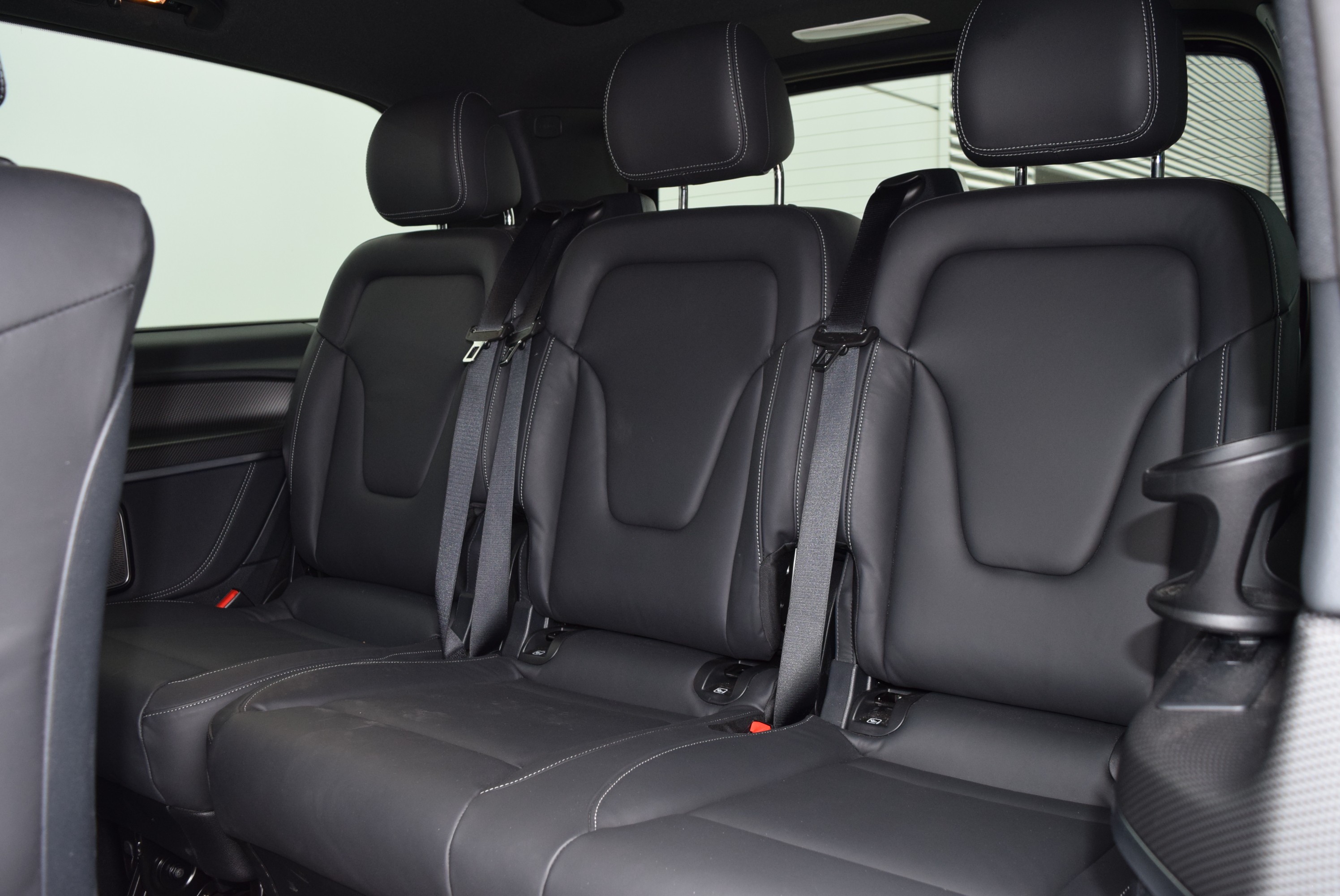 AMG Abrisskante auf HeckklappeAMG FussmattenAMG LineAbschliessbares HandschuhfachAerodynamikpaketAirbag: Airbag BeifahrerAirbag: Airbag FahrerAirbag: Automatische Beifahrer-AirbagabschaltungAirbag: MittenairbagAirbag: Thorax-Pelvis-Sidebag BeifahrerAirbag: Thorax-Pelvis-Sidebag FahrerAirbag: Windowbags f&uuml;r Fahrer, Beifahrer und im FondAmbientebeleuchtung 64 Farben Cockpit + FondAnh&auml;ngelast 2500 kgAntiblockiersystem (ABS)Armlehnen aussen f&uuml;r Einzelsitze 2. FondsitzreiheArmlehnen f&uuml;r Bestuhlung im FahrgastraumAssist: ATTENTION ASSIST (Aufmerksamkeitsassistent)Assist: Aktiver BremssassistentAssist: BerganfahrhilfeAssist: Elektronisches Stabilit&auml;ts-Programm (ESP)Assist: HOLD-FunktionAssist: Live Traffic InformationAssist: Mercedes-Benz NotrufsystemAssist: PRE-SAFE SystemAssist: Totwinkel-AssistentAssist: Updates intelligenter Geschwindigkeits-AssistentAussenspiegel elektrisch verstellbar und beheizbares mit integriertes BlinkerBedienungsanleitung und Serviceinformation- duetschBeleuchtete Spiegel f&uuml;r SonnenblendenBeleuchtung f&uuml;r Fussraum vorneBeleuchtung im Haltegriff Fond mit LesespotBordkantenzierstab schwarzBremss&auml;ttel mit Mercedes-Benz SchriftzugCupholder aufsteckbar in Armlehnen hintenDachrelingDachverkleidungDekor: EXCLUSIVE ZierelementeDekor: Innenhimmel schwarzDekor: Instrumententafel in Lederoptik mit ZiernahtDigitaler InnenspiegelECO Start-Stopp-FunktionENERGIZING COMFORTEXCLUSIVEEl. Gurtstraffer FondElektrik f&uuml;r Anh&auml;ngersteckdoseElektrische Fensterheber vorneFahrerkameraFahrwerk: AGILITY CONTROL FahrwerkFahrwerk:Allradantrieb permanent, 4MATICFehlbetankungsschutzFenster fest hintenFenster vorn links, fest in Seitenwand/Schiebet&uuml;rFenster vorn rechts, fest in Seitenwand/Schiebet&uuml;rFeststellbremse elektrischGarantie: 3 Jahre oder 100 000 kmGenerator 14 V / 250 AGetriebe: 9G-TRONIC AutomatGewichtsvariante 3.200 kgGurtwarneinrichtung f&uuml;r FondbestuhlungHaltegriff f&uuml;r EinstiegHaltegriff im FondHeckscheibe separat zu &ouml;ffnenKindererkennung im Fahrzeug passivKlima: 2-Zonen Klimatisierungsautomatik THERMOTRONICKlima:Klimaanlage halbautom. geregelt, TEMPMATIC im FondKomfort-DachbedieneinheitKomfortschliessungKraftstofftank 70 LiterK&uuml;hlerverkleidung mit LED-LichtbandLackierung: Metallic-Lackierung hightechsilberLenkrad: LederlenkradLenkrad: Lenkrad in Neigung und H&ouml;he verstellbarLenkrad: MultifunktionslenkradLicht: Adaptives BremslichtLicht: FahrlichtassistentLicht: MULTIBEAM LED mit Fernlichtassistent PLUSLicht: Schluss-, Brems- und Blinklicht in LED-TechnikLicht: Umfeldbeleuchtung HeckklappeLicht: Umfeldbeleuchtung in den AussenspiegelnMedia: Burmester Surround SoundsystemMedia: Digitales Radio (DAB)Media: Kabelloses Ladesystem f&uuml;r mobile Endger&auml;teMedia: Kommunikationsmodul (LTE) f&uuml;r digitale DiensteMedia: MBUX Augmented Reality f&uuml;r NavigationMedia: MBUX Multimediasystem HighMedia: NavigationMedia: Smartphone-IntergrationMedia: TouchpadMittelkonsole mit RolloModellpflegeNachtbeleuchtung FondPaket: EASY PACK PaketEASY-PACK-HeckklappeT&uuml;ren:Elektrische Bet&auml;tigung f&uuml;r Schiebet&uuml;r linksT&uuml;ren:Elektrische Bet&auml;tigung f&uuml;r Schiebet&uuml;r rechtsPaket: Exclusive Design-Paket InterieurPaket: Fahrassistenz-PaketAssist: Aktive Abstands-Assistent DISTRONICAssist: Aktiver Spurhalte-AssistentAssist: Verkehrszeichen-AssistentPaket: Night-PaketAMG Frontstossf&auml;nger mit Zierelementen in SchwarzAussenspiegel in schwarzColorverglasung im Fond, SchwarzglasDach in SchwarzPaket: Park-Paket mit 360&deg; -KameraAssist: 360&deg;-KameraAssist: Park Distance Control PARKTRONICAssist: Park-AssistentPaket: Spiegel-PaketAussenspiegel, automatisch heranklappbarInnenspiegel automatisch abblendbarLicht: Projektion MarkenlogoPaket: WinterpaketLenkrad: LenkradheizungSitze: Beifahrersitz heizbarSitze: Fahrersitz heizbarWet Wiper Wischbl&auml;tter beheiztPannenmanagmentPolster: Polsterung Leder NappaRemote Services PlusR&auml;der: AMG Leichtmetallr&auml;der 8 J x 19 schwarzR&auml;der: Bereifung 245/45 R19R&auml;der: KomfortbereifungR&auml;der: Reifendruck&uuml;berwachung an VA u. HA, drahtlosR&auml;der: SommerreifenSaugl&uuml;fter elektrisch Leistungsstufe 5Schriftzug Einstieg Mercedes-Benz beleuchtetSchweller ExterieurServolenkungSitze: Aktive Sitzbel&uuml;ftung f&uuml;r BeifahrerSitze: Aktive Sitzbel&uuml;ftung f&uuml;r FahrerSitze: Beifahrersitz elektrisch verstellbarSitze: Einzelsitz 1. Reihe linksSitze: Einzelsitz 1. Reihe rechtsSitze: Einzelsitz 2. Reihe linksSitze: Einzelsitz 2. Reihe rechtsSitze: Fahrersitz elektrisch verstellbarSitze: Lordosenst&uuml;tze BeifahrersitzSitze: Lordosenst&uuml;tze FahrersitzSitze: Sitzkissentiefenverstellung BeifahrerSitze: Sitzkissentiefenverstellung FahrerSitze: Sitzschienensystem mit SchnellverriegelungSportpedaleStaunetze an R&uuml;ckenlehnen der Einzelsitze im FondSteckdose 12 V Kofferraum / LaderaumSteckdosen 12 V f&uuml;r die Sitzreihen im Fond rechts und linksStossf&auml;nger und Anbauteile in Wagenfarbe lackiertTeppichboden im Fahrzeuginnenraum vorneTeppichboden im FondTisch und beleuchtete Zierelemente an R&uuml;ckenlehneTraktionskontrolleT&uuml;ren: Aktiver Feststeller Schiebet&uuml;rT&uuml;ren: Kindersicherung an T&uuml;ren im FahrgastraumT&uuml;ren: Schiebet&uuml;re linksVliesbatterie 12 V 92 AhWarmluftkanal zum FahrgastraumWarmwasser-ZusatzheizungWarndreieckWartungsintervall 40.000 kmWegfahrsperre elektronischWidescreen CockpitW&auml;rmed&auml;mmendes Glas rundumZentralverriegelung mit FernbedienungZuheizer elektrischZurr&ouml;sen f&uuml;r Sitzschienen herausnehmbar Anh&auml;ngerkupplung Kugelkopf abnehmbarVerbandstasche