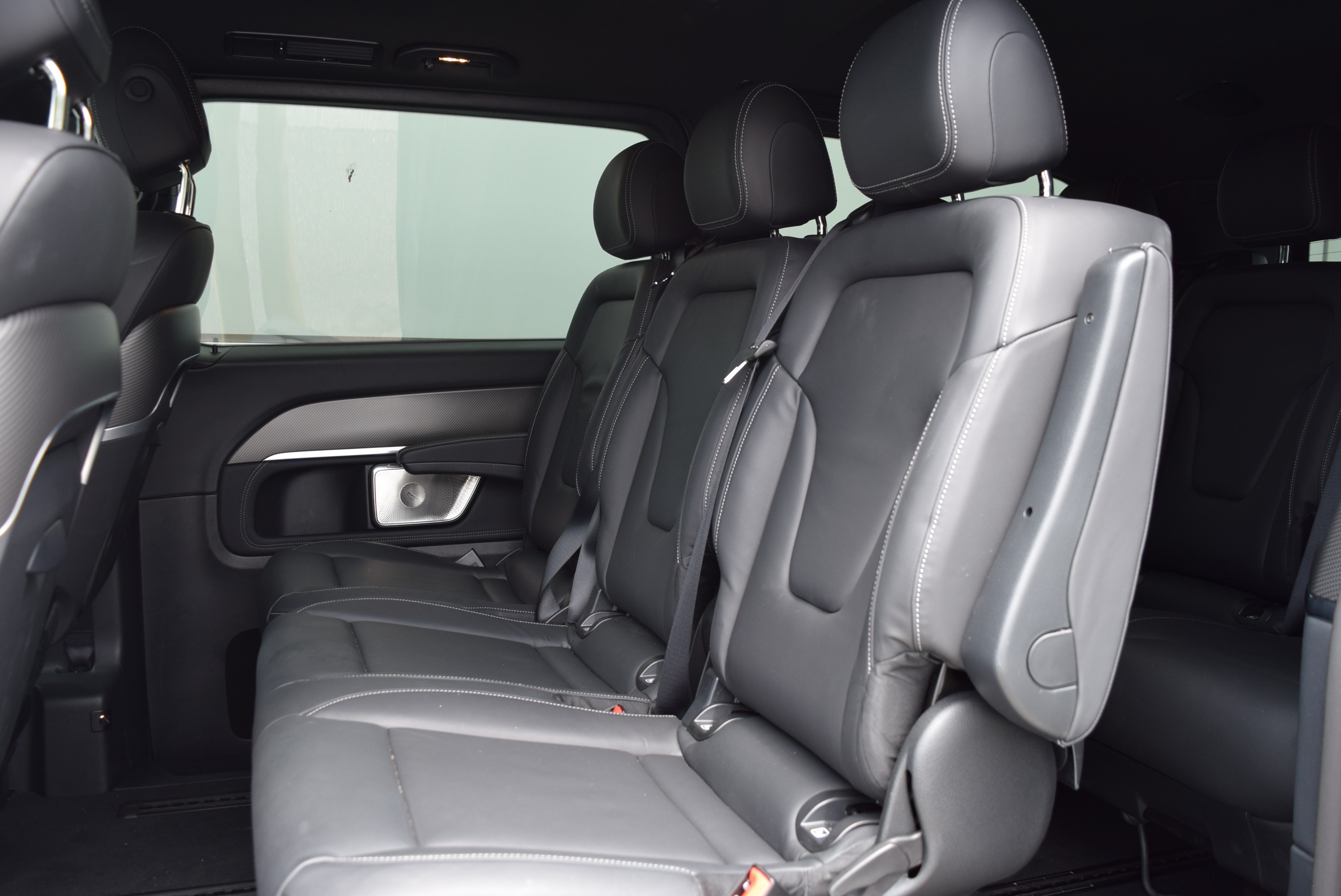 AMG Abrisskante auf HeckklappeAMG FussmattenAMG LineAbschliessbares HandschuhfachAerodynamikpaketAirbag: Airbag BeifahrerAirbag: Airbag FahrerAirbag: Automatische Beifahrer-AirbagabschaltungAirbag: MittenairbagAirbag: Thorax-Pelvis-Sidebag BeifahrerAirbag: Thorax-Pelvis-Sidebag FahrerAirbag: Windowbags f&uuml;r Fahrer, Beifahrer und im FondAmbientebeleuchtung 64 Farben Cockpit + FondAnh&auml;ngelast 2500 kgAntiblockiersystem (ABS)Armlehnen aussen f&uuml;r Einzelsitze 2. FondsitzreiheArmlehnen f&uuml;r Bestuhlung im FahrgastraumAssist: ATTENTION ASSIST (Aufmerksamkeitsassistent)Assist: Aktiver BremssassistentAssist: BerganfahrhilfeAssist: Elektronisches Stabilit&auml;ts-Programm (ESP)Assist: HOLD-FunktionAssist: Live Traffic InformationAssist: Mercedes-Benz NotrufsystemAssist: PRE-SAFE SystemAssist: Totwinkel-AssistentAssist: Updates intelligenter Geschwindigkeits-AssistentAussenspiegel elektrisch verstellbar und beheizbares mit integriertes BlinkerBedienungsanleitung und Serviceinformation- duetschBeleuchtete Spiegel f&uuml;r SonnenblendenBeleuchtung f&uuml;r Fussraum vorneBeleuchtung im Haltegriff Fond mit LesespotBordkantenzierstab schwarzBremss&auml;ttel mit Mercedes-Benz SchriftzugCupholder aufsteckbar in Armlehnen hintenDachrelingDachverkleidungDekor: EXCLUSIVE ZierelementeDekor: Innenhimmel schwarzDekor: Instrumententafel in Lederoptik mit ZiernahtDigitaler InnenspiegelECO Start-Stopp-FunktionENERGIZING COMFORTEXCLUSIVEEl. Gurtstraffer FondElektrik f&uuml;r Anh&auml;ngersteckdoseElektrische Fensterheber vorneFahrerkameraFahrwerk: AGILITY CONTROL FahrwerkFahrwerk:Allradantrieb permanent, 4MATICFehlbetankungsschutzFenster fest hintenFenster vorn links, fest in Seitenwand/Schiebet&uuml;rFenster vorn rechts, fest in Seitenwand/Schiebet&uuml;rFeststellbremse elektrischGarantie: 3 Jahre oder 100 000 kmGenerator 14 V / 250 AGetriebe: 9G-TRONIC AutomatGewichtsvariante 3.200 kgGurtwarneinrichtung f&uuml;r FondbestuhlungHaltegriff f&uuml;r EinstiegHaltegriff im FondHeckscheibe separat zu &ouml;ffnenKindererkennung im Fahrzeug passivKlima: 2-Zonen Klimatisierungsautomatik THERMOTRONICKlima:Klimaanlage halbautom. geregelt, TEMPMATIC im FondKomfort-DachbedieneinheitKomfortschliessungKraftstofftank 70 LiterK&uuml;hlerverkleidung mit LED-LichtbandLackierung: Metallic-Lackierung hightechsilberLenkrad: LederlenkradLenkrad: Lenkrad in Neigung und H&ouml;he verstellbarLenkrad: MultifunktionslenkradLicht: Adaptives BremslichtLicht: FahrlichtassistentLicht: MULTIBEAM LED mit Fernlichtassistent PLUSLicht: Schluss-, Brems- und Blinklicht in LED-TechnikLicht: Umfeldbeleuchtung HeckklappeLicht: Umfeldbeleuchtung in den AussenspiegelnMedia: Burmester Surround SoundsystemMedia: Digitales Radio (DAB)Media: Kabelloses Ladesystem f&uuml;r mobile Endger&auml;teMedia: Kommunikationsmodul (LTE) f&uuml;r digitale DiensteMedia: MBUX Augmented Reality f&uuml;r NavigationMedia: MBUX Multimediasystem HighMedia: NavigationMedia: Smartphone-IntergrationMedia: TouchpadMittelkonsole mit RolloModellpflegeNachtbeleuchtung FondPaket: EASY PACK PaketEASY-PACK-HeckklappeT&uuml;ren:Elektrische Bet&auml;tigung f&uuml;r Schiebet&uuml;r linksT&uuml;ren:Elektrische Bet&auml;tigung f&uuml;r Schiebet&uuml;r rechtsPaket: Exclusive Design-Paket InterieurPaket: Fahrassistenz-PaketAssist: Aktive Abstands-Assistent DISTRONICAssist: Aktiver Spurhalte-AssistentAssist: Verkehrszeichen-AssistentPaket: Night-PaketAMG Frontstossf&auml;nger mit Zierelementen in SchwarzAussenspiegel in schwarzColorverglasung im Fond, SchwarzglasDach in SchwarzPaket: Park-Paket mit 360&deg; -KameraAssist: 360&deg;-KameraAssist: Park Distance Control PARKTRONICAssist: Park-AssistentPaket: Spiegel-PaketAussenspiegel, automatisch heranklappbarInnenspiegel automatisch abblendbarLicht: Projektion MarkenlogoPaket: WinterpaketLenkrad: LenkradheizungSitze: Beifahrersitz heizbarSitze: Fahrersitz heizbarWet Wiper Wischbl&auml;tter beheiztPannenmanagmentPolster: Polsterung Leder NappaRemote Services PlusR&auml;der: AMG Leichtmetallr&auml;der 8 J x 19 schwarzR&auml;der: Bereifung 245/45 R19R&auml;der: KomfortbereifungR&auml;der: Reifendruck&uuml;berwachung an VA u. HA, drahtlosR&auml;der: SommerreifenSaugl&uuml;fter elektrisch Leistungsstufe 5Schriftzug Einstieg Mercedes-Benz beleuchtetSchweller ExterieurServolenkungSitze: Aktive Sitzbel&uuml;ftung f&uuml;r BeifahrerSitze: Aktive Sitzbel&uuml;ftung f&uuml;r FahrerSitze: Beifahrersitz elektrisch verstellbarSitze: Einzelsitz 1. Reihe linksSitze: Einzelsitz 1. Reihe rechtsSitze: Einzelsitz 2. Reihe linksSitze: Einzelsitz 2. Reihe rechtsSitze: Fahrersitz elektrisch verstellbarSitze: Lordosenst&uuml;tze BeifahrersitzSitze: Lordosenst&uuml;tze FahrersitzSitze: Sitzkissentiefenverstellung BeifahrerSitze: Sitzkissentiefenverstellung FahrerSitze: Sitzschienensystem mit SchnellverriegelungSportpedaleStaunetze an R&uuml;ckenlehnen der Einzelsitze im FondSteckdose 12 V Kofferraum / LaderaumSteckdosen 12 V f&uuml;r die Sitzreihen im Fond rechts und linksStossf&auml;nger und Anbauteile in Wagenfarbe lackiertTeppichboden im Fahrzeuginnenraum vorneTeppichboden im FondTisch und beleuchtete Zierelemente an R&uuml;ckenlehneTraktionskontrolleT&uuml;ren: Aktiver Feststeller Schiebet&uuml;rT&uuml;ren: Kindersicherung an T&uuml;ren im FahrgastraumT&uuml;ren: Schiebet&uuml;re linksVliesbatterie 12 V 92 AhWarmluftkanal zum FahrgastraumWarmwasser-ZusatzheizungWarndreieckWartungsintervall 40.000 kmWegfahrsperre elektronischWidescreen CockpitW&auml;rmed&auml;mmendes Glas rundumZentralverriegelung mit FernbedienungZuheizer elektrischZurr&ouml;sen f&uuml;r Sitzschienen herausnehmbar Anh&auml;ngerkupplung Kugelkopf abnehmbarVerbandstasche