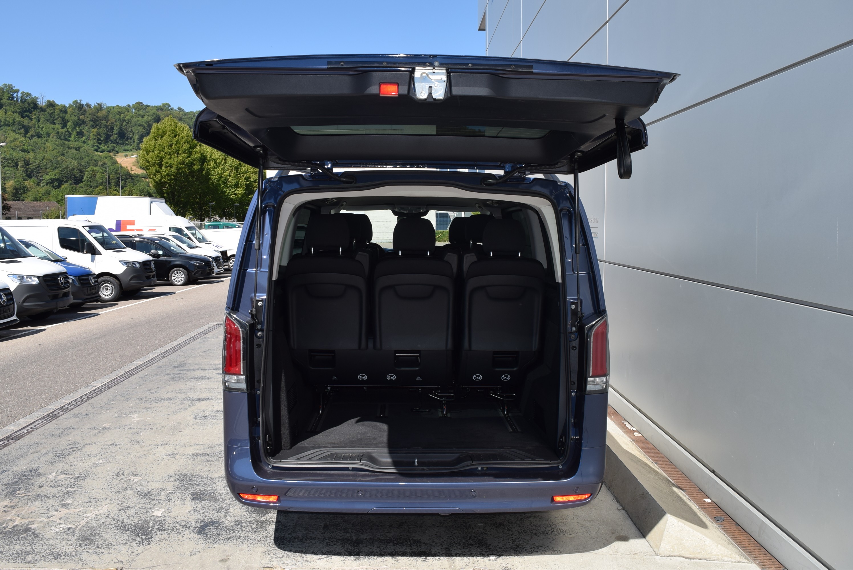 AEJ X4/2Abschliessbares HandschuhfachAerodynamik-PaketAirbag: Airbag BeifahrerAirbag: Thorax-Pelvis-Sidebag BeifahrerAirbag: Thorax-Pelvis-Sidebag FahrerAirbag: Windowbags f&uuml;r Fahrer und BeifahrerAntiblockiersystem (ABS)Assist: ATTENTION ASSISTAssist: Aktiver BremssassistentAssist: Aktiver Spurhalte-AssistentAssist: BerganfahrhilfeAssist: Feststellbremse elektrischAssist: HOLD-FunktionAssist: Intelligenter Geschwindigkeits-AssistentAssist: Kindererkennung im Fahrzeug passivAssist: Mercedes-Benz NotrufsystemAssist: PannenmanagementAssist: TempomatAssist: Totwinkel-AssistentAssist: TraktionskontrolleAssist: Updates Intelligenter Geschwindigkeits-AssistentAussenspiegel elektrisch heranklappbarAussenspiegel heizbar und elektrisch verstellbarBeleuchtete Spiegel f&uuml;r SonnenblendenBeleuchtung f&uuml;r Fussraum vorneBeleuchtung im Haltegriff Fond mit LesespotDekor: DachverkleidungDekor: Innenverkleidung gehobene Ausf&uuml;hrungDekor:Teppichboden im FondECO Start-Stopp-FunktionElektrik f&uuml;r Anh&auml;ngersteckdoseElektronisches Stabilit&auml;ts-Programm (ESP)Emissionsklasse Euro 6e RDE5 M/N1 GR. IIFahrwerk: Allradantrieb permanentFahrwerk: BasisfahrwerkFahrzeug HVO f&auml;higFehlbetankungsschutzFenster fest hintenFenster in Heckklappe mit Wisch-/WaschanlageFenster vorn links, fest in Seitenwand/Schiebet&uuml;rFenster vorn rechts, fest in Seitenwand/Schiebet&uuml;rGenerator 14 V / 250 AGeschwindigkeitsbegrenzung 210 km/hGetriebe: 9G-TRONICGewichtsvariante 3.100 kgHaltegriff im FondHaltegriffe f&uuml;r EinstiegHaltegriffe f&uuml;r Einstieg Fahrer und BeifahrerHaupttank 70 LiterInnenspiegel automatisch abblendbarKlima: Halbautomatisch geregelt Klimaanlage TEMPMATICKomfort-DachbedieneinheitKomfortbereifungKomfortschliessungK&uuml;hlergrill verchromtLackierung: Uni-LackierungLenkrad: LederlenkradLenkrad: Lenkrad in Neigung und H&ouml;he verstellbarLenkrad: MultifunktionslenkradLicht: Adaptives BremslichtLicht: AusstiegsleuchtenLicht: FahrlichtassistentLicht: Innen- und Umfeldbeleuchtung KombiLicht: MULTIBEAM LED mit Fernlichtassistent PLUSLicht: Schluss-, Brems- und Blinklicht in LED-TechnikLicht: Umfeldbeleuchtung HeckklappeMedia: 2-Wege-Lautsprecher vorn und hintenMedia: Digitales Radio (DAB)Media: Kombiinstrument mit FarbdisplayMedia: Kommunikationsmodul (LTE) f&uuml;r digitale DiensteMedia: MBUX MultimediasystemMedia: Smartphone-IntegrationspaketMedia: Vorr&uuml;stung NavigationMedia: Vorr&uuml;stung Remote Services PlusModellpflegeMotor: OM 654 DE 20 LA 120 kW (163 PS) 3800/minNachtbeleuchtung FondPaket: AkustikpaketPaket: Chrom Interieur-PaketPaket: Park-Paket mit R&uuml;ckfahrkameraPaket: Spiegel-Paket VitoPolster: Stoff Caluma schwarzR&auml;der: Bereifung 225/55 R17R&auml;der: Leichtmetallr&auml;der 7 J x 17, 5-Doppelspeichen-DesignR&auml;der: Reifendruck&uuml;berwachung an VA u. HA, drahtlosR&auml;der: SommerreifenServolenkung geschwindigkeitsabh&auml;ngigSitze: 3er-Sitzbank Komfort 1.Reihe, &auml;usserer Sitz klappb.Sitze: 3er-Sitzbank Komfort 2.Reihe, &auml;usserer Sitz klappb .Sitze: Armlehnen f&uuml;r Bestuhlung im FahrgastraumSitze: Komfort-BeifahrersitzSitze: Komfort-FahrersitzSitze: Lordosenst&uuml;tze BeifahrersitzSitze: Lordosenst&uuml;tze FahrersitzSitze: Sitzkissentiefenverstellung BeifahrerSitze: Sitzkissentiefenverstellung FahrerSitze: Sitzschienen mit Schnellverriegelung, 3 SchienenSteuercode Zertifizierung IIStossf&auml;nger und Anbauteile in WagenfarbeTeppichboden im Fahrzeuginnenraum vorneTourer SELECTT&uuml;ren: Aktiver Feststeller Schiebet&uuml;rT&uuml;ren: HeckklappeT&uuml;ren: Kindersicherung an T&uuml;ren im FahrgastraumVliesbatterie 12 V/92 AhWarmluftkanal zum FahrgastraumWarndreieckWartungsintervall 40.000 kmW&auml;rmed&auml;mmendes Glas rundumZentralverriegelung mit FernbedienungZuheizer elektrischZwei Cupholder&Auml;nderungsjahr G4-II