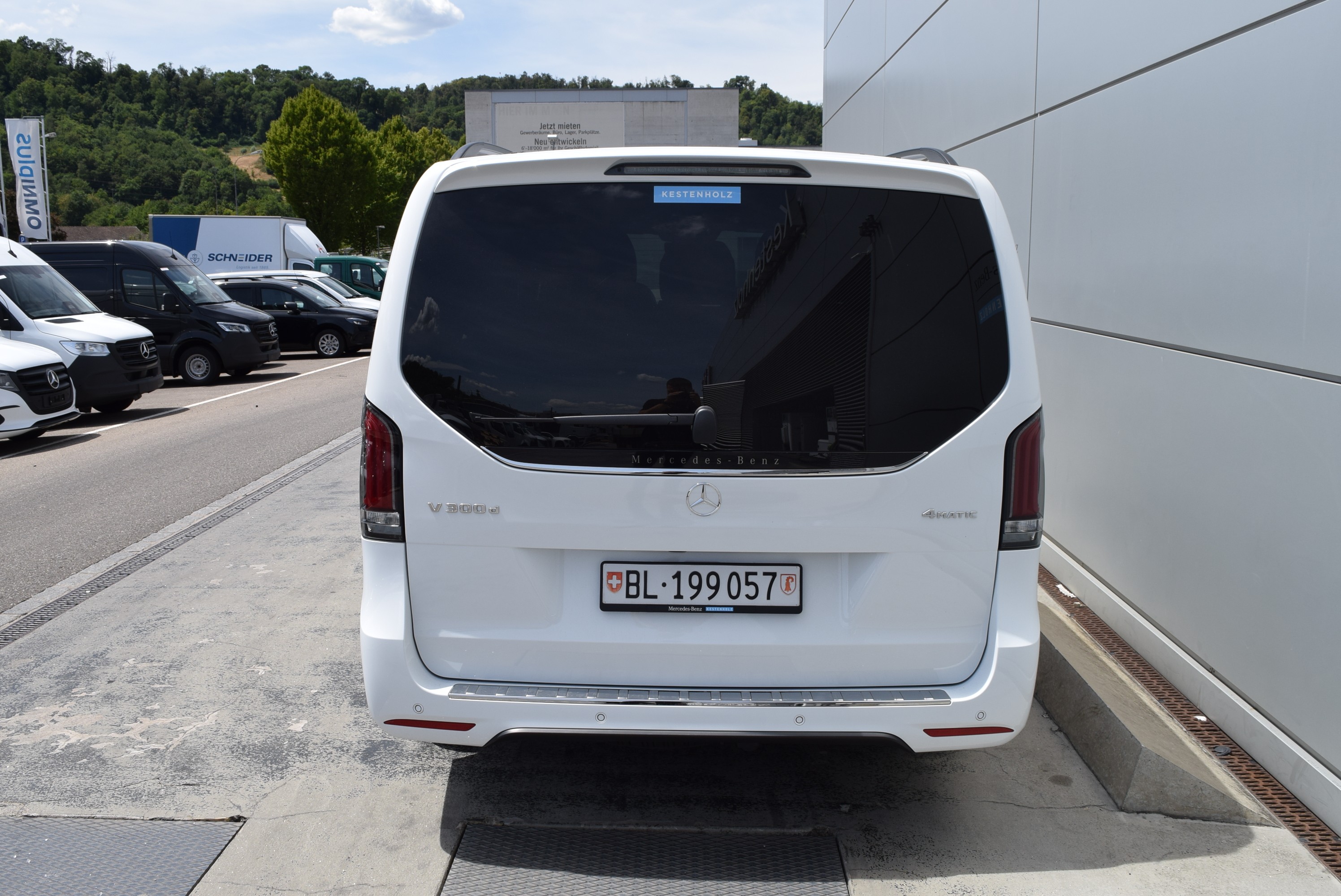 Abschliessbares HandschuhfachAerodynamikpaketAirbag: Airbag BeifahrerAirbag: Automatische Beifahrer-AirbagabschaltungAirbag: MittenairbagAirbag: Thorax-Pelvis-Sidebag BeifahrerAirbag: Thorax-Pelvis-Sidebag FahrerAirbag: Windowbags f&uuml;r Fahrer, Beifahrer und im FondAntiblockiersystem (ABS)Armlehnen aussen f&uuml;r Einzelsitze 2. FondsitzreiheArmlehnen f&uuml;r Bestuhlung im FahrgastraumAssist: ATTENTION ASSIST (Aufmerksamkeitsassistent)Assist: Abstandsregel-Tempomat DISTRONIC PLUSAssist: Aktiver BremssassistentAssist: Aktiver Spurhalte-AssistentAssist: BerganfahrhilfeAssist: ECO Start-Stopp-FunktionAssist: HOLD-FunktionAssist: Intelligenter Geschwindigkeits-AssistentAssist: Mercedes-Benz NotrufsystemAssist: PRE-SAFE SystemAssist: Totwinkel-AssistentAssist: TraktionskontrolleAssist: Updates intelligenter Geschwindigkeits-AssistentAussenspiegel elektrisch verstellbar und beheizbares mit integriertes BlinkerAussenspiegel, automatisch heranklappbarBeleuchtete Spiegel f&uuml;r SonnenblendenBeleuchtung f&uuml;r Fussraum vorneBeleuchtung im Haltegriff FondCupholder aufsteckbar in Armlehnen hintenDachverkleidungDekor: Innenhimmel kristallgrauDekor: Zierelemente Klavierlackoptik, schwarzElektrik f&uuml;r Anh&auml;ngersteckdoseElektrische Fensterheber vorneElektronisches Stabilit&auml;ts-Programm (ESP)Fahrwerk: KomfortfahrwerkFehlbetankungsschutzFenster fest hintenFenster vorn links, fest in Seitenwand/Schiebet&uuml;rFenster vorn rechts, fest in Seitenwand/Schiebet&uuml;rFeststellbremse elektrischFussmatten VeloursGenerator 14 V / 250 AGetriebe: 9G-TRONIC AutomatHaltegriff f&uuml;r EinstiegHaltegriff im FondHaupttank 70 LiterInnenspiegel automatisch abblendbarKindererkennung im Fahrzeug passivKlima: Halbautomatisch geregelt Klimaanlage TEMPMATICKlima:Klimaanlage halbautom. geregelt, TEMPMATIC im FondKomfort-DachbedieneinheitKomfortschliessungLackierung: Uni-LackierungLenkrad: LederlenkradLenkrad: Lenkrad in Neigung und H&ouml;he verstellbarLenkrad: MultifunktionslenkradLeuchte KofferraumLicht: Adaptives BremslichtLicht: AusstiegsleuchtenLicht: FahrlichtassistentLicht: Scheinwerfer HalogenLicht: Umfeldbeleuchtung HeckklappeLicht: Umfeldbeleuchtung in den AussenspiegelnMedia: 2-Wege-Lautsprecher vorn und hintenMedia: Digitales Radio (DAB)Media: Kommunikationsmodul (LTE) f&uuml;r digitale DiensteMedia: MBUX MultimediasystemMedia: Smartphone IntergrationspaketMedia: TouchpadMedia: Vorr&uuml;stung NavigationMittelkonsole mit Staufach und Cupholder mittlere Ausf&uuml;hrModellpflegeNachtbeleuchtung FondPaket: Park-Paket mit R&uuml;ckfahrkameraPaket: Spiegel-PaketPaket: StylePannenmanagmentPolster: Stoff Santos schwarzR&auml;der: Bereifung 235/55 R17 RFR&auml;der: KomfortbereifungR&auml;der: RadvollabdeckungR&auml;der: ReifendruckkontrolleR&auml;der: Reifendruck&uuml;berwachung an VA u. HA, drahtlosR&auml;der: SommerreifenR&auml;der: Stahlr&auml;der 6,5 J x 17Saugl&uuml;fter elektrisch Leistungsstufe 5ServolenkungSitze: Einzelsitz 1. Reihe linksSitze: Einzelsitz 1. Reihe rechtsSitze: Einzelsitz 2. Reihe linksSitze: Einzelsitz 2. Reihe rechtsSitze: Komfort-BeifahrersitzSitze: Komfort-FahrersitzSitze: Sitzschienensystem mit SchnellverriegelungSteckdose 12 V Kofferraum / LaderaumSteckdosen 12 V f&uuml;r die Sitzreihen im Fond rechts und linksStossf&auml;nger und Anbauteile in Wagenfarbe lackiertTeppichboden im Fahrzeuginnenraum vorneTeppichboden im FondT&uuml;ren: Aktiver Feststeller Schiebet&uuml;rT&uuml;ren: Fenster in Heckklappe mit Wisch- und WaschanlageT&uuml;ren: HeckklappeT&uuml;ren: Kindersicherung an T&uuml;ren im FahrgastraumT&uuml;ren: Schiebet&uuml;re linksVliesbatterie 12 V 92 AhVorr&uuml;stung Remote Services PlusWarmluftkanal zum FahrgastraumWarndreieckWartungsintervall 40.000 kmWidescreen CockpitW&auml;rmed&auml;mmendes Glas rundumZentralverriegelung mit FernbedienungZuheizer elektrischZurr&ouml;sen f&uuml;r Sitzschienen herausnehmbar