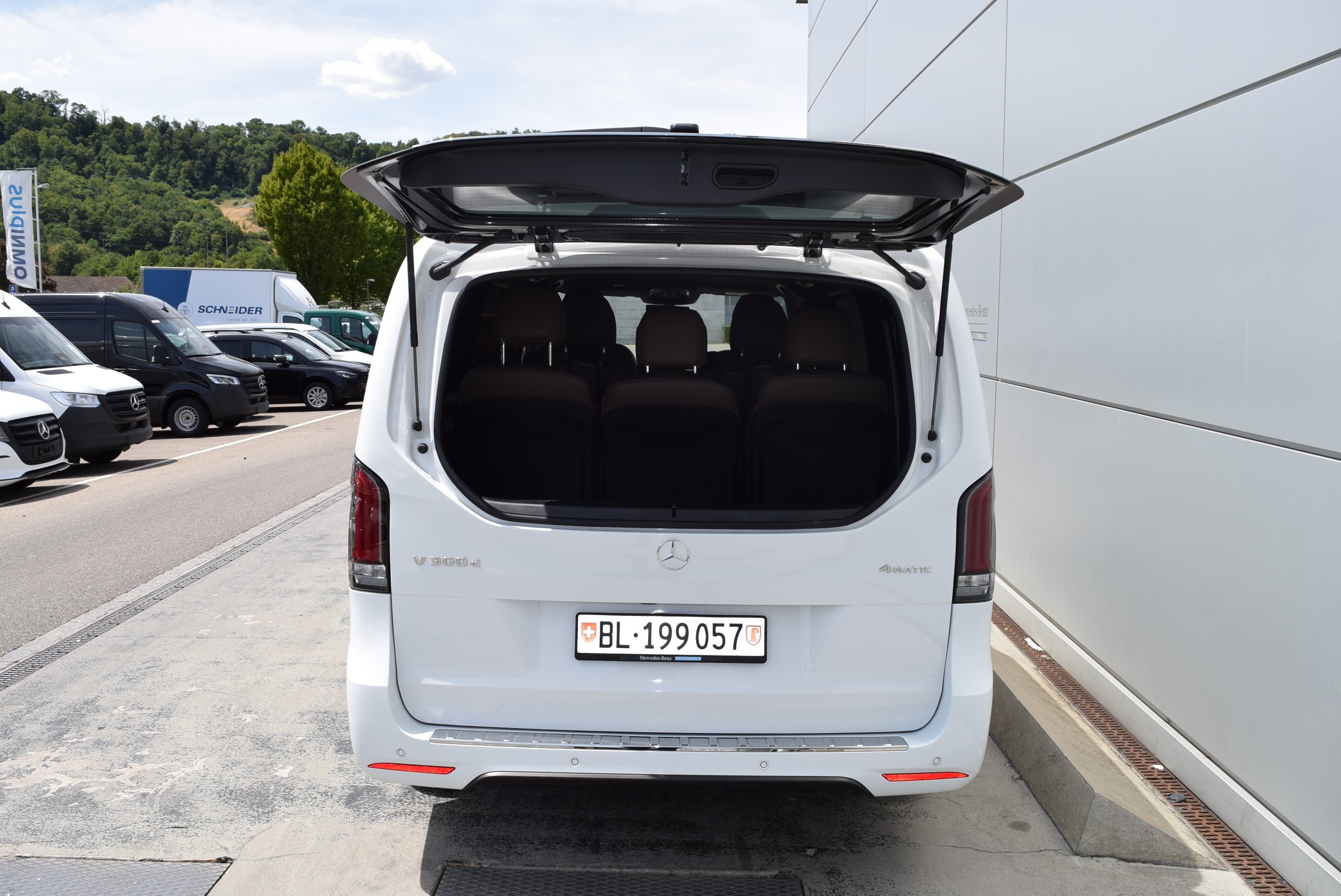 Abschliessbares HandschuhfachAerodynamikpaketAirbag: Airbag BeifahrerAirbag: Automatische Beifahrer-AirbagabschaltungAirbag: MittenairbagAirbag: Thorax-Pelvis-Sidebag BeifahrerAirbag: Thorax-Pelvis-Sidebag FahrerAirbag: Windowbags f&uuml;r Fahrer, Beifahrer und im FondAntiblockiersystem (ABS)Armlehnen aussen f&uuml;r Einzelsitze 2. FondsitzreiheArmlehnen f&uuml;r Bestuhlung im FahrgastraumAssist: ATTENTION ASSIST (Aufmerksamkeitsassistent)Assist: Abstandsregel-Tempomat DISTRONIC PLUSAssist: Aktiver BremssassistentAssist: Aktiver Spurhalte-AssistentAssist: BerganfahrhilfeAssist: ECO Start-Stopp-FunktionAssist: HOLD-FunktionAssist: Intelligenter Geschwindigkeits-AssistentAssist: Mercedes-Benz NotrufsystemAssist: PRE-SAFE SystemAssist: Totwinkel-AssistentAssist: TraktionskontrolleAssist: Updates intelligenter Geschwindigkeits-AssistentAussenspiegel elektrisch verstellbar und beheizbares mit integriertes BlinkerAussenspiegel, automatisch heranklappbarBeleuchtete Spiegel f&uuml;r SonnenblendenBeleuchtung f&uuml;r Fussraum vorneBeleuchtung im Haltegriff FondCupholder aufsteckbar in Armlehnen hintenDachverkleidungDekor: Innenhimmel kristallgrauDekor: Zierelemente Klavierlackoptik, schwarzElektrik f&uuml;r Anh&auml;ngersteckdoseElektrische Fensterheber vorneElektronisches Stabilit&auml;ts-Programm (ESP)Fahrwerk: KomfortfahrwerkFehlbetankungsschutzFenster fest hintenFenster vorn links, fest in Seitenwand/Schiebet&uuml;rFenster vorn rechts, fest in Seitenwand/Schiebet&uuml;rFeststellbremse elektrischFussmatten VeloursGenerator 14 V / 250 AGetriebe: 9G-TRONIC AutomatHaltegriff f&uuml;r EinstiegHaltegriff im FondHaupttank 70 LiterInnenspiegel automatisch abblendbarKindererkennung im Fahrzeug passivKlima: Halbautomatisch geregelt Klimaanlage TEMPMATICKlima:Klimaanlage halbautom. geregelt, TEMPMATIC im FondKomfort-DachbedieneinheitKomfortschliessungLackierung: Uni-LackierungLenkrad: LederlenkradLenkrad: Lenkrad in Neigung und H&ouml;he verstellbarLenkrad: MultifunktionslenkradLeuchte KofferraumLicht: Adaptives BremslichtLicht: AusstiegsleuchtenLicht: FahrlichtassistentLicht: Scheinwerfer HalogenLicht: Umfeldbeleuchtung HeckklappeLicht: Umfeldbeleuchtung in den AussenspiegelnMedia: 2-Wege-Lautsprecher vorn und hintenMedia: Digitales Radio (DAB)Media: Kommunikationsmodul (LTE) f&uuml;r digitale DiensteMedia: MBUX MultimediasystemMedia: Smartphone IntergrationspaketMedia: TouchpadMedia: Vorr&uuml;stung NavigationMittelkonsole mit Staufach und Cupholder mittlere Ausf&uuml;hrModellpflegeNachtbeleuchtung FondPaket: Park-Paket mit R&uuml;ckfahrkameraPaket: Spiegel-PaketPaket: StylePannenmanagmentPolster: Stoff Santos schwarzR&auml;der: Bereifung 235/55 R17 RFR&auml;der: KomfortbereifungR&auml;der: RadvollabdeckungR&auml;der: ReifendruckkontrolleR&auml;der: Reifendruck&uuml;berwachung an VA u. HA, drahtlosR&auml;der: SommerreifenR&auml;der: Stahlr&auml;der 6,5 J x 17Saugl&uuml;fter elektrisch Leistungsstufe 5ServolenkungSitze: Einzelsitz 1. Reihe linksSitze: Einzelsitz 1. Reihe rechtsSitze: Einzelsitz 2. Reihe linksSitze: Einzelsitz 2. Reihe rechtsSitze: Komfort-BeifahrersitzSitze: Komfort-FahrersitzSitze: Sitzschienensystem mit SchnellverriegelungSteckdose 12 V Kofferraum / LaderaumSteckdosen 12 V f&uuml;r die Sitzreihen im Fond rechts und linksStossf&auml;nger und Anbauteile in Wagenfarbe lackiertTeppichboden im Fahrzeuginnenraum vorneTeppichboden im FondT&uuml;ren: Aktiver Feststeller Schiebet&uuml;rT&uuml;ren: Fenster in Heckklappe mit Wisch- und WaschanlageT&uuml;ren: HeckklappeT&uuml;ren: Kindersicherung an T&uuml;ren im FahrgastraumT&uuml;ren: Schiebet&uuml;re linksVliesbatterie 12 V 92 AhVorr&uuml;stung Remote Services PlusWarmluftkanal zum FahrgastraumWarndreieckWartungsintervall 40.000 kmWidescreen CockpitW&auml;rmed&auml;mmendes Glas rundumZentralverriegelung mit FernbedienungZuheizer elektrischZurr&ouml;sen f&uuml;r Sitzschienen herausnehmbar