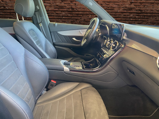 [all]12 Monate Garantie / zzgl. Ablieferungspauschale CHF 540.-[/all]


[all]

[/all]&nbsp; AMG Front- und Hecksch&uuml;rzeAMG VeloursfussmattenAirbag: Airbag Fahrer und BeifahrerAirbag: Knie-Airbag f&uuml;r FahrerAirbag: Seiten- und Beckenairbag (Pelvisbag)Airbag: Window-Kopfairbags f&uuml;r Fahrer, BeifahrerAntiblockiersystem (ABS)Armlehne f&uuml;r Fahrer- und BeifahrersitzAssist: COLLISION PREVENTION ASSISTAssist: Feststellbremse mit HOLD-Funktion und BerganfahrhilfeAssist: Tempomat mit GeschwindigkeitsbegrenzerAussenspiegel links elektrischAussentemperaturanzeigeDYNAMIC SELECTDachreling in ChromDiamantgrill mit verchromten Pins und LamelleElektrische Fensterheber vorne + hintenElektronisches Stabilit&auml;ts-Programm (ESP)Erste-Hilfe-Kasten und WarndreieckFenstereinfassung in poliertem AluminiumGarantie: MERCEDES-SWISS-INTEGRAL plus -HandschuhfachInnenraumbeleuchtungKEYLESS GO Start FunktionKlima: Klimatisierungsautomatik THERMATICLackierung: Uni-Lackierung PolarweissLaderaumabdeckungLenkrad: Multifunktions-Sportlenkrad in Leder NappaLicht: LED High Performance-ScheinwerferLicht:Adaptives BremslichtMedia: Digitales Radio (DAB)Polster: Ledernachbildung ARTICO/Mikrofaser DINAMICAR&auml;der: AMG Leichtmetallr&auml;der 19" im 5-Speichen-DesignServolenkung geschwindigkeitsabh&auml;ngigSitze:Vordersitze mit elektrischer H&ouml;hen-,Zentralverriegelung mit Fernbedienung und automatischer T&uuml;rverriegelung Anh&auml;ngevorrichtung und ESP mit AntriebsschlupfregelungAssist: Anh&auml;ngerrangier-AssistentBremsanlage mit gr&ouml;sseren Bremsscheiben an der VorderachseDachhimmel schwarzGer&auml;uschd&auml;mmendes get&ouml;ntes AkustikglasKEYLESS-GOKlima: Klimatisierungsautomatik THERMOTRONICLenkrad: LenkradheizungMedia: Head-Up DisplayPaket: Fahrassistenz-PaketAssist: Abstands-Assistent DISTRONICAssist: Aktiver Lenk-AssistentAssist: Automatische Wiederanfahrt im StauAssist: PRE-SAFE SicherheitssystemAssist: Streckenbasierte GeschwindigkeitsanpassungPaket: Park-Paket mit 360 -KameraAssist: 360-KameraAssist: Aktiver Parkassistent inkl. PARKTRONICPaket: Premium-Plus-PaketAssist: VerkehrszeichenerkennungLicht: Ambientebeleuchtung Multi-ColourLicht: MULTIBEAM LED ScheinwerferMedia: Burmester Surround SoundsystemMedia: Burmester Surround Soundsystem in Verb.mit Premium PaketMedia: Konnektivit&auml;ts-Paket NavigationMedia: Media-DisplayMedia: Smartphone-IntergrationPaket: Park-Paket mit R&uuml;ckfahrkameraPaket: Spiegel-PaketPanorama Schiebe-/Hebedach elektrischSitze: Sitzheizung f&uuml;r Fahrer und BeifahrerVolldigitales Instrumenten-DisplayPaket: Spiegel-PaketEinstiegs- und Ausstiegsbeleuchtung in den AussenspiegelnInnen- und Aussenspiegel automatisch abblendbar,Aussenspiegel links und rechts elektrisch anklappbarPaket: Sport-Paket BlackAussenspiegel in HochglanzschwarzUnterfahrschutz in Schwarz gl&auml;nzendW&auml;rmed&auml;mmendes Glas, ab B-S&auml;ule dunkel get&ouml;ntR&auml;der: AMG Leichtmetallr&auml;der im Vielspeichen-Design 20J mit Sport-Paket BlackSitze: Beifahrersitz elektrisch verstellbar mit Memory-FunktionSitze: Fahrersitz elektrisch einstellbar mit Memory-FunktionTrittbretter in Aluminiumoptik mit GumminoppenWegfall Typkennzeichen auf Gep&auml;ckraumklappe