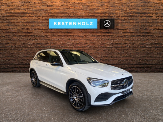 [all]12 Monate Garantie / zzgl. Ablieferungspauschale CHF 540.-[/all]


[all]

[/all]&nbsp; AMG Front- und Hecksch&uuml;rzeAMG VeloursfussmattenAirbag: Airbag Fahrer und BeifahrerAirbag: Knie-Airbag f&uuml;r FahrerAirbag: Seiten- und Beckenairbag (Pelvisbag)Airbag: Window-Kopfairbags f&uuml;r Fahrer, BeifahrerAntiblockiersystem (ABS)Armlehne f&uuml;r Fahrer- und BeifahrersitzAssist: COLLISION PREVENTION ASSISTAssist: Feststellbremse mit HOLD-Funktion und BerganfahrhilfeAssist: Tempomat mit GeschwindigkeitsbegrenzerAussenspiegel links elektrischAussentemperaturanzeigeDYNAMIC SELECTDachreling in ChromDiamantgrill mit verchromten Pins und LamelleElektrische Fensterheber vorne + hintenElektronisches Stabilit&auml;ts-Programm (ESP)Erste-Hilfe-Kasten und WarndreieckFenstereinfassung in poliertem AluminiumGarantie: MERCEDES-SWISS-INTEGRAL plus -HandschuhfachInnenraumbeleuchtungKEYLESS GO Start FunktionKlima: Klimatisierungsautomatik THERMATICLackierung: Uni-Lackierung PolarweissLaderaumabdeckungLenkrad: Multifunktions-Sportlenkrad in Leder NappaLicht: LED High Performance-ScheinwerferLicht:Adaptives BremslichtMedia: Digitales Radio (DAB)Polster: Ledernachbildung ARTICO/Mikrofaser DINAMICAR&auml;der: AMG Leichtmetallr&auml;der 19" im 5-Speichen-DesignServolenkung geschwindigkeitsabh&auml;ngigSitze:Vordersitze mit elektrischer H&ouml;hen-,Zentralverriegelung mit Fernbedienung und automatischer T&uuml;rverriegelung Anh&auml;ngevorrichtung und ESP mit AntriebsschlupfregelungAssist: Anh&auml;ngerrangier-AssistentBremsanlage mit gr&ouml;sseren Bremsscheiben an der VorderachseDachhimmel schwarzGer&auml;uschd&auml;mmendes get&ouml;ntes AkustikglasKEYLESS-GOKlima: Klimatisierungsautomatik THERMOTRONICLenkrad: LenkradheizungMedia: Head-Up DisplayPaket: Fahrassistenz-PaketAssist: Abstands-Assistent DISTRONICAssist: Aktiver Lenk-AssistentAssist: Automatische Wiederanfahrt im StauAssist: PRE-SAFE SicherheitssystemAssist: Streckenbasierte GeschwindigkeitsanpassungPaket: Park-Paket mit 360 -KameraAssist: 360-KameraAssist: Aktiver Parkassistent inkl. PARKTRONICPaket: Premium-Plus-PaketAssist: VerkehrszeichenerkennungLicht: Ambientebeleuchtung Multi-ColourLicht: MULTIBEAM LED ScheinwerferMedia: Burmester Surround SoundsystemMedia: Burmester Surround Soundsystem in Verb.mit Premium PaketMedia: Konnektivit&auml;ts-Paket NavigationMedia: Media-DisplayMedia: Smartphone-IntergrationPaket: Park-Paket mit R&uuml;ckfahrkameraPaket: Spiegel-PaketPanorama Schiebe-/Hebedach elektrischSitze: Sitzheizung f&uuml;r Fahrer und BeifahrerVolldigitales Instrumenten-DisplayPaket: Spiegel-PaketEinstiegs- und Ausstiegsbeleuchtung in den AussenspiegelnInnen- und Aussenspiegel automatisch abblendbar,Aussenspiegel links und rechts elektrisch anklappbarPaket: Sport-Paket BlackAussenspiegel in HochglanzschwarzUnterfahrschutz in Schwarz gl&auml;nzendW&auml;rmed&auml;mmendes Glas, ab B-S&auml;ule dunkel get&ouml;ntR&auml;der: AMG Leichtmetallr&auml;der im Vielspeichen-Design 20J mit Sport-Paket BlackSitze: Beifahrersitz elektrisch verstellbar mit Memory-FunktionSitze: Fahrersitz elektrisch einstellbar mit Memory-FunktionTrittbretter in Aluminiumoptik mit GumminoppenWegfall Typkennzeichen auf Gep&auml;ckraumklappe