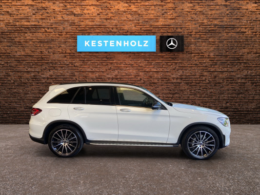 [all]12 Monate Garantie / zzgl. Ablieferungspauschale CHF 540.-[/all]


[all]

[/all]&nbsp; AMG Front- und Hecksch&uuml;rzeAMG VeloursfussmattenAirbag: Airbag Fahrer und BeifahrerAirbag: Knie-Airbag f&uuml;r FahrerAirbag: Seiten- und Beckenairbag (Pelvisbag)Airbag: Window-Kopfairbags f&uuml;r Fahrer, BeifahrerAntiblockiersystem (ABS)Armlehne f&uuml;r Fahrer- und BeifahrersitzAssist: COLLISION PREVENTION ASSISTAssist: Feststellbremse mit HOLD-Funktion und BerganfahrhilfeAssist: Tempomat mit GeschwindigkeitsbegrenzerAussenspiegel links elektrischAussentemperaturanzeigeDYNAMIC SELECTDachreling in ChromDiamantgrill mit verchromten Pins und LamelleElektrische Fensterheber vorne + hintenElektronisches Stabilit&auml;ts-Programm (ESP)Erste-Hilfe-Kasten und WarndreieckFenstereinfassung in poliertem AluminiumGarantie: MERCEDES-SWISS-INTEGRAL plus -HandschuhfachInnenraumbeleuchtungKEYLESS GO Start FunktionKlima: Klimatisierungsautomatik THERMATICLackierung: Uni-Lackierung PolarweissLaderaumabdeckungLenkrad: Multifunktions-Sportlenkrad in Leder NappaLicht: LED High Performance-ScheinwerferLicht:Adaptives BremslichtMedia: Digitales Radio (DAB)Polster: Ledernachbildung ARTICO/Mikrofaser DINAMICAR&auml;der: AMG Leichtmetallr&auml;der 19" im 5-Speichen-DesignServolenkung geschwindigkeitsabh&auml;ngigSitze:Vordersitze mit elektrischer H&ouml;hen-,Zentralverriegelung mit Fernbedienung und automatischer T&uuml;rverriegelung Anh&auml;ngevorrichtung und ESP mit AntriebsschlupfregelungAssist: Anh&auml;ngerrangier-AssistentBremsanlage mit gr&ouml;sseren Bremsscheiben an der VorderachseDachhimmel schwarzGer&auml;uschd&auml;mmendes get&ouml;ntes AkustikglasKEYLESS-GOKlima: Klimatisierungsautomatik THERMOTRONICLenkrad: LenkradheizungMedia: Head-Up DisplayPaket: Fahrassistenz-PaketAssist: Abstands-Assistent DISTRONICAssist: Aktiver Lenk-AssistentAssist: Automatische Wiederanfahrt im StauAssist: PRE-SAFE SicherheitssystemAssist: Streckenbasierte GeschwindigkeitsanpassungPaket: Park-Paket mit 360 -KameraAssist: 360-KameraAssist: Aktiver Parkassistent inkl. PARKTRONICPaket: Premium-Plus-PaketAssist: VerkehrszeichenerkennungLicht: Ambientebeleuchtung Multi-ColourLicht: MULTIBEAM LED ScheinwerferMedia: Burmester Surround SoundsystemMedia: Burmester Surround Soundsystem in Verb.mit Premium PaketMedia: Konnektivit&auml;ts-Paket NavigationMedia: Media-DisplayMedia: Smartphone-IntergrationPaket: Park-Paket mit R&uuml;ckfahrkameraPaket: Spiegel-PaketPanorama Schiebe-/Hebedach elektrischSitze: Sitzheizung f&uuml;r Fahrer und BeifahrerVolldigitales Instrumenten-DisplayPaket: Spiegel-PaketEinstiegs- und Ausstiegsbeleuchtung in den AussenspiegelnInnen- und Aussenspiegel automatisch abblendbar,Aussenspiegel links und rechts elektrisch anklappbarPaket: Sport-Paket BlackAussenspiegel in HochglanzschwarzUnterfahrschutz in Schwarz gl&auml;nzendW&auml;rmed&auml;mmendes Glas, ab B-S&auml;ule dunkel get&ouml;ntR&auml;der: AMG Leichtmetallr&auml;der im Vielspeichen-Design 20J mit Sport-Paket BlackSitze: Beifahrersitz elektrisch verstellbar mit Memory-FunktionSitze: Fahrersitz elektrisch einstellbar mit Memory-FunktionTrittbretter in Aluminiumoptik mit GumminoppenWegfall Typkennzeichen auf Gep&auml;ckraumklappe