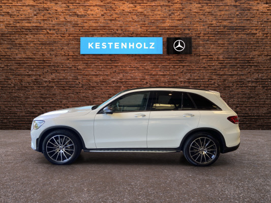 [all]12 Monate Garantie / zzgl. Ablieferungspauschale CHF 540.-[/all]


[all]

[/all]&nbsp; AMG Front- und Hecksch&uuml;rzeAMG VeloursfussmattenAirbag: Airbag Fahrer und BeifahrerAirbag: Knie-Airbag f&uuml;r FahrerAirbag: Seiten- und Beckenairbag (Pelvisbag)Airbag: Window-Kopfairbags f&uuml;r Fahrer, BeifahrerAntiblockiersystem (ABS)Armlehne f&uuml;r Fahrer- und BeifahrersitzAssist: COLLISION PREVENTION ASSISTAssist: Feststellbremse mit HOLD-Funktion und BerganfahrhilfeAssist: Tempomat mit GeschwindigkeitsbegrenzerAussenspiegel links elektrischAussentemperaturanzeigeDYNAMIC SELECTDachreling in ChromDiamantgrill mit verchromten Pins und LamelleElektrische Fensterheber vorne + hintenElektronisches Stabilit&auml;ts-Programm (ESP)Erste-Hilfe-Kasten und WarndreieckFenstereinfassung in poliertem AluminiumGarantie: MERCEDES-SWISS-INTEGRAL plus -HandschuhfachInnenraumbeleuchtungKEYLESS GO Start FunktionKlima: Klimatisierungsautomatik THERMATICLackierung: Uni-Lackierung PolarweissLaderaumabdeckungLenkrad: Multifunktions-Sportlenkrad in Leder NappaLicht: LED High Performance-ScheinwerferLicht:Adaptives BremslichtMedia: Digitales Radio (DAB)Polster: Ledernachbildung ARTICO/Mikrofaser DINAMICAR&auml;der: AMG Leichtmetallr&auml;der 19" im 5-Speichen-DesignServolenkung geschwindigkeitsabh&auml;ngigSitze:Vordersitze mit elektrischer H&ouml;hen-,Zentralverriegelung mit Fernbedienung und automatischer T&uuml;rverriegelung Anh&auml;ngevorrichtung und ESP mit AntriebsschlupfregelungAssist: Anh&auml;ngerrangier-AssistentBremsanlage mit gr&ouml;sseren Bremsscheiben an der VorderachseDachhimmel schwarzGer&auml;uschd&auml;mmendes get&ouml;ntes AkustikglasKEYLESS-GOKlima: Klimatisierungsautomatik THERMOTRONICLenkrad: LenkradheizungMedia: Head-Up DisplayPaket: Fahrassistenz-PaketAssist: Abstands-Assistent DISTRONICAssist: Aktiver Lenk-AssistentAssist: Automatische Wiederanfahrt im StauAssist: PRE-SAFE SicherheitssystemAssist: Streckenbasierte GeschwindigkeitsanpassungPaket: Park-Paket mit 360 -KameraAssist: 360-KameraAssist: Aktiver Parkassistent inkl. PARKTRONICPaket: Premium-Plus-PaketAssist: VerkehrszeichenerkennungLicht: Ambientebeleuchtung Multi-ColourLicht: MULTIBEAM LED ScheinwerferMedia: Burmester Surround SoundsystemMedia: Burmester Surround Soundsystem in Verb.mit Premium PaketMedia: Konnektivit&auml;ts-Paket NavigationMedia: Media-DisplayMedia: Smartphone-IntergrationPaket: Park-Paket mit R&uuml;ckfahrkameraPaket: Spiegel-PaketPanorama Schiebe-/Hebedach elektrischSitze: Sitzheizung f&uuml;r Fahrer und BeifahrerVolldigitales Instrumenten-DisplayPaket: Spiegel-PaketEinstiegs- und Ausstiegsbeleuchtung in den AussenspiegelnInnen- und Aussenspiegel automatisch abblendbar,Aussenspiegel links und rechts elektrisch anklappbarPaket: Sport-Paket BlackAussenspiegel in HochglanzschwarzUnterfahrschutz in Schwarz gl&auml;nzendW&auml;rmed&auml;mmendes Glas, ab B-S&auml;ule dunkel get&ouml;ntR&auml;der: AMG Leichtmetallr&auml;der im Vielspeichen-Design 20J mit Sport-Paket BlackSitze: Beifahrersitz elektrisch verstellbar mit Memory-FunktionSitze: Fahrersitz elektrisch einstellbar mit Memory-FunktionTrittbretter in Aluminiumoptik mit GumminoppenWegfall Typkennzeichen auf Gep&auml;ckraumklappe