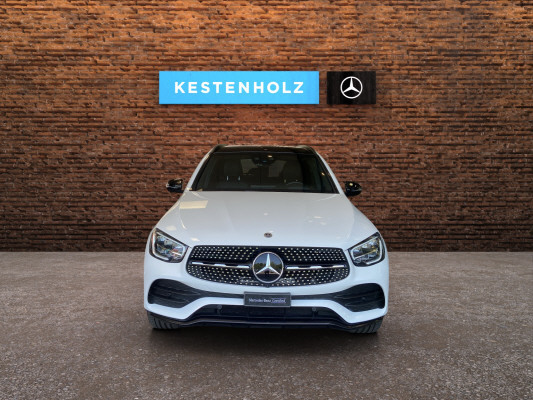 [all]12 Monate Garantie / zzgl. Ablieferungspauschale CHF 540.-[/all]


[all]

[/all]&nbsp; AMG Front- und Hecksch&uuml;rzeAMG VeloursfussmattenAirbag: Airbag Fahrer und BeifahrerAirbag: Knie-Airbag f&uuml;r FahrerAirbag: Seiten- und Beckenairbag (Pelvisbag)Airbag: Window-Kopfairbags f&uuml;r Fahrer, BeifahrerAntiblockiersystem (ABS)Armlehne f&uuml;r Fahrer- und BeifahrersitzAssist: COLLISION PREVENTION ASSISTAssist: Feststellbremse mit HOLD-Funktion und BerganfahrhilfeAssist: Tempomat mit GeschwindigkeitsbegrenzerAussenspiegel links elektrischAussentemperaturanzeigeDYNAMIC SELECTDachreling in ChromDiamantgrill mit verchromten Pins und LamelleElektrische Fensterheber vorne + hintenElektronisches Stabilit&auml;ts-Programm (ESP)Erste-Hilfe-Kasten und WarndreieckFenstereinfassung in poliertem AluminiumGarantie: MERCEDES-SWISS-INTEGRAL plus -HandschuhfachInnenraumbeleuchtungKEYLESS GO Start FunktionKlima: Klimatisierungsautomatik THERMATICLackierung: Uni-Lackierung PolarweissLaderaumabdeckungLenkrad: Multifunktions-Sportlenkrad in Leder NappaLicht: LED High Performance-ScheinwerferLicht:Adaptives BremslichtMedia: Digitales Radio (DAB)Polster: Ledernachbildung ARTICO/Mikrofaser DINAMICAR&auml;der: AMG Leichtmetallr&auml;der 19" im 5-Speichen-DesignServolenkung geschwindigkeitsabh&auml;ngigSitze:Vordersitze mit elektrischer H&ouml;hen-,Zentralverriegelung mit Fernbedienung und automatischer T&uuml;rverriegelung Anh&auml;ngevorrichtung und ESP mit AntriebsschlupfregelungAssist: Anh&auml;ngerrangier-AssistentBremsanlage mit gr&ouml;sseren Bremsscheiben an der VorderachseDachhimmel schwarzGer&auml;uschd&auml;mmendes get&ouml;ntes AkustikglasKEYLESS-GOKlima: Klimatisierungsautomatik THERMOTRONICLenkrad: LenkradheizungMedia: Head-Up DisplayPaket: Fahrassistenz-PaketAssist: Abstands-Assistent DISTRONICAssist: Aktiver Lenk-AssistentAssist: Automatische Wiederanfahrt im StauAssist: PRE-SAFE SicherheitssystemAssist: Streckenbasierte GeschwindigkeitsanpassungPaket: Park-Paket mit 360 -KameraAssist: 360-KameraAssist: Aktiver Parkassistent inkl. PARKTRONICPaket: Premium-Plus-PaketAssist: VerkehrszeichenerkennungLicht: Ambientebeleuchtung Multi-ColourLicht: MULTIBEAM LED ScheinwerferMedia: Burmester Surround SoundsystemMedia: Burmester Surround Soundsystem in Verb.mit Premium PaketMedia: Konnektivit&auml;ts-Paket NavigationMedia: Media-DisplayMedia: Smartphone-IntergrationPaket: Park-Paket mit R&uuml;ckfahrkameraPaket: Spiegel-PaketPanorama Schiebe-/Hebedach elektrischSitze: Sitzheizung f&uuml;r Fahrer und BeifahrerVolldigitales Instrumenten-DisplayPaket: Spiegel-PaketEinstiegs- und Ausstiegsbeleuchtung in den AussenspiegelnInnen- und Aussenspiegel automatisch abblendbar,Aussenspiegel links und rechts elektrisch anklappbarPaket: Sport-Paket BlackAussenspiegel in HochglanzschwarzUnterfahrschutz in Schwarz gl&auml;nzendW&auml;rmed&auml;mmendes Glas, ab B-S&auml;ule dunkel get&ouml;ntR&auml;der: AMG Leichtmetallr&auml;der im Vielspeichen-Design 20J mit Sport-Paket BlackSitze: Beifahrersitz elektrisch verstellbar mit Memory-FunktionSitze: Fahrersitz elektrisch einstellbar mit Memory-FunktionTrittbretter in Aluminiumoptik mit GumminoppenWegfall Typkennzeichen auf Gep&auml;ckraumklappe