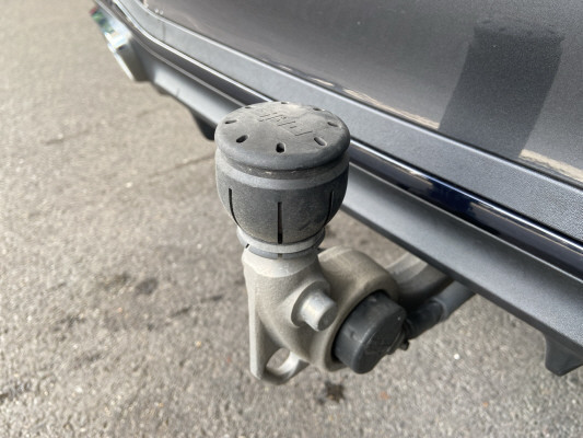 [all]12 Monate Garantie / Gratisservice 10 Jahre oder 100'000 Km ab 1.Inv. / zzgl. Ablieferungspauschale CHF 540.-[/all]


[all]
AMG Line Exteterieur
[/all]&nbsp; Airbag: Airbag Fahrer und BeifahrerAirbag: MittenairbagAirbag: Seitenairbag f&uuml;r Fahrer und BeifahrerAirbag: Window-KopfairbagsAntiblockiersystem (ABS)Assist: Aktiver Brems-AssistentAssist: Aktiver Spurhalte-AssistentAssist: Mercedes-Benz NotrufsystemBordcomputerDekor: Dachhimmel in Stoff kristallgrauDekor: Mittelkonsole in Schwarz hochgl&auml;nzendDekor: Zierelemente in Wellenoptik silberDieselpartikelfilterDrehzahlmesserElektrische Fensterheber vorneElektronische TraktionskontrolleElektronisches Stabilit&auml;ts-Programm (ESP)Getriebe: 9G-TRONIC AutomatikHeckscheibenheizungHeckscheibenwischerLackierung: Uni-Lackierung PolarweissLicht: Drittes BremslichtLicht: LED High Performance-ScheinwerferMERCEDES-BENZ MOBILIT&Auml;TMERCEDES-SWISS-INTEGRALMedia: Digitales Radio (DAB)Paket: AVANTGARDE AdvancedPolster: Ledernachbildung ARTICO/Stoff Tomasi schwarzR&auml;der: 17'' Leichtmetallr&auml;der im 10-Doppelspeichen-DesignR&auml;der: ReifendruckkontrolleServolenkungSicherheitsgurte 3-PunktWegfahrsperre elektronischZentralverriegelung mit Fernbedienung Airbag: Seitenairbags hintenAnh&auml;ngerkupplung mit ESP Anh&auml;ngerstabilisierungAssist: Verkehrszeichen-AssistentDekor: Innenhimmel Stoff schwarzDekor: Mittelkonsole MetallstrukturLackierung: Metallic-LackierungPaket: AMG Line PremiumLicht: DIGITAL LIGHTMedia: MBUX Augmented Reality f&uuml;r NavigationPaket: AMG Line Advanced PlusPaket: KEYLESS GO Komfort-PaketPaket: ENERGIZING Paket PlusPaket: AIR-BALANCE PaketSitze: Multikontursitze vornePaket: Fahrassistenz-Paket PlusAssist: Aktiver Abstands-Assistent DISTRONICAssist: PRE-SAFE Impuls SeiteAssist: Verkehrszeichen-AssistentPaket: Night-PaketAMG Frontsch&uuml;rze mit Zierelement (Wing) in Schwarz hochgl&auml;nzendDachreling schwarzHeckstossf&auml;nger mit Zierelement (Wing) in Schwarz hochgl&auml;nzendK&uuml;hlerverkleidung mit Mercedes-Benz Logo und Lamelle in Schwarz hochgl&auml;nzendW&auml;rmed&auml;mmendes Glas, ab B-S&auml;ule dunkel get&ouml;ntPaket: Park-Paket mit 360 -KameraAssist: 360-KameraAssist: Aktiver Parkassistent inkl. PARKTRONICPaket: Sonnenschutz-PaketSitze: Sitzklimatisierung vorne